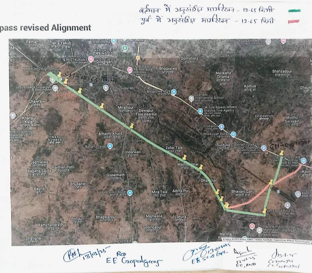 जिलाधिकारी श्री समीर सौरभ ने किया गोपालगंज बाईपास निर्माण स्थल का जायजा, वन भूमि क्लीयरेंस मिलने से परियोजना को मिली नई गति
आज दिनांक 29 अगस्त 2026 को जिला प्रशासन, गोपालगंज द्वारा साझा की गई जानकारी के अनुसार 12.60 किलोमीटर लंबे गोपालगंज बाईपास के निर्माण हेतु 4.8 हेक्टेयर वन भूमि के अपयोजन के लिए पर्यावरण, वन एवं जलवायु परिवर्तन मंत्रालय द्वारा स्टेज-1 की मंजूरी प्रदान कर दी गई है।
एनएच-27 (दानापुर) से एनएच-531 (तुरकाहां) तक बनने वाले ₹10,351.31 लाख की लागत के इस दो-लेन बाईपास के निर्माण से गोपालगंज शहर को भीषण ट्रैफिक जाम से स्थायी मुक्ति मिलेगी। इसके साथ ही, गन्ना व अन्य कृषि उत्पादों के परिवहन, भारी वाहनों के सुगम आवागमन तथा व्यापार एवं रोजगार के नए अवसरों से जिले के समग्र आर्थिक व सामाजिक विकास को नई दिशा मिलेगी।