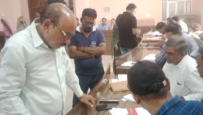 चूरू नगर परिषद चुनाव में सियासी हलचल तेज!
नगर निकाय चुनाव-2026 को लेकर चूरू नगर परिषद में शनिवार को नामांकन प्रक्रिया के दौरान चुनावी माहौल नजर आया। कुल 48 प्रत्याशियों ने नामांकन पत्र दाखिल किए, वहीं निर्दलीय प्रत्याशियों ने भी समर्थकों के साथ पहुंचकर अपनी दावेदारी पेश की।
नगर परिषद परिसर में दिनभर समर्थकों की भीड़ और चुनावी चर्चाओं का दौर चलता रहा। अब वार्डों में जनसंपर्क और चुनावी रणनीति तेज होने की संभावना है।
🗳️ 9 सितंबर को होगा मतदान
📍 चूरू नगर परिषद चुनाव 2026
#Churu #ChuruNews #tharkiawaazajay #ChuruNagarParishad #Election2026