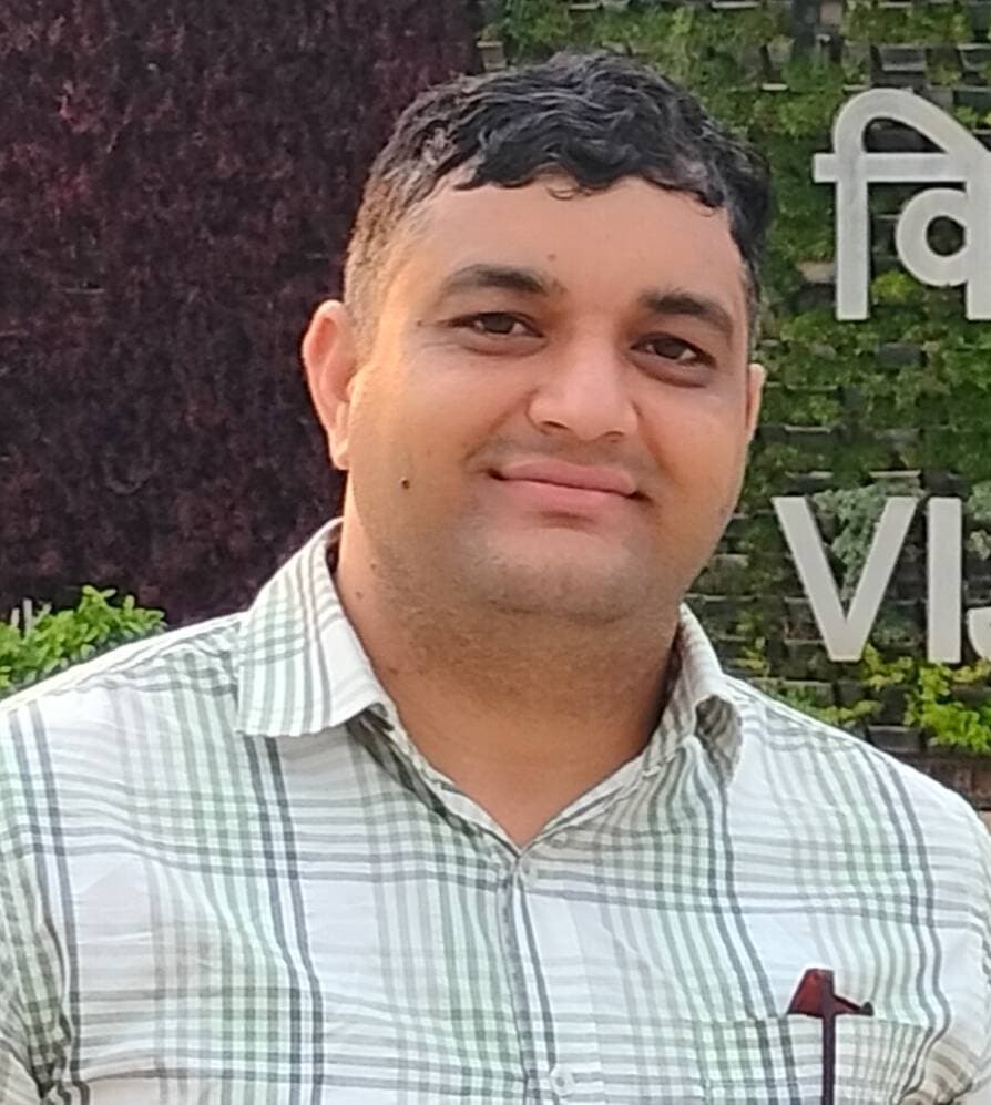 हिंदू धर्म में ‘काला महीना’ : आस्था, परंपरा और आध्यात्मिक महत्व
हिंदू धर्म में वर्ष के प्रत्येक महीने का अपना धार्मिक और आध्यात्मिक महत्व है। इन्हीं में एक विशेष अवधि को आम बोलचाल में ‘काला महीना’ कहा जाता है। हालांकि ‘काला महीना’ कोई सर्वमान्य शास्त्रीय नाम नहीं है, विभिन्न क्षेत्रों में लोग अलग-अलग धार्मिक अवधियों के लिए इस शब्द का प्रयोग करते हैं। कई स्थानों पर इसे श्रावण के बाद आने वाले भाद्रपद मास, तो कहीं अधिकमास, मलमास या खरमास जैसी अवधारणाओं से जोड़कर देखा जाता है। इसलिए ‘काला महीना’ शब्द का अर्थ क्षेत्र और परंपरा के अनुसार अलग हो सकता है। हिंदू परंपरा में कुछ निश्चित अवधियों को ऐसे समय के रूप में माना गया है, जब सांसारिक शुभ कार्यों की अपेक्षा आत्मचिंतन, संयम, पूजा-पाठ और आध्यात्मिक साधना पर अधिक ध्यान दिया जाना चाहिए। ऐसी मान्यताओं के पीछे यह विचार है कि मनुष्य को वर्ष में कुछ समय अपनी भौतिक व्यस्तताओं से विराम लेकर अपने भीतर झांकना चाहिए। इसी कारण कई परिवारों में इस अवधि के दौरान विवाह, गृहप्रवेश, मुंडन जैसे मांगलिक कार्यों से परहेज किया जाता है। हालांकि यह परंपरा हर स्थान और संप्रदाय में समान नहीं है तथा किसी शुभ कार्य के लिए स्थानीय पंचांग और विद्वान की सलाह ली जाती है। विवाह के बाद आने वाली उस विशेष अवधि के लिए प्रयोग होता है, तो कुछ परिवारों में मान्यता होती है कि नई दुल्हन को लगभग एक महीने के लिए मायके भेज दिया जाता है और वह उस अवधि में ससुराल में नहीं रहती। इसे कई जगह परंपरा, पारिवारिक रीति या स्थानीय मान्यता के रूप में निभाया जाता है। भारतीय संस्कृति में विवाह केवल दो व्यक्तियों का संबंध नहीं, बल्कि दो परिवारों और सामाजिक परंपराओं का मिलन माना जाता है। विवाह के बाद नवविवाहिता के जीवन में अनेक परिवर्तन आते हैं। इसी क्रम में हिमाचल प्रदेश सहित उत्तर भारत के कई क्षेत्रों में एक ऐसी लोकपरंपरा देखने को मिलती है, जिसमें विवाह के बाद ‘काला महीना’ पड़ने पर नई दुल्हन को कुछ समय के लिए मायके भेजने की परंपरा रही है। कई परिवारों में इसे लगभग एक महीने तक ससुराल में न रहने और मायके में रहने से जोड़ा जाता है। हालांकि यह समझना जरूरी है कि ‘काला महीना’ हिंदू धर्म में पूरे देश के लिए निर्धारित कोई एक समान शास्त्रीय नियम नहीं है। इसका अर्थ और इससे जुड़ी परंपराएं क्षेत्र, समुदाय और परिवार के अनुसार बदलती हैं। इसलिए नवविवाहिता के मायके जाने की परंपरा को भी सार्वभौमिक धार्मिक आदेश के रूप में नहीं देखा जाना चाहिए। पुराने समय में विवाह के बाद लड़की का जीवन अचानक पूरी तरह बदल जाता था। वह नए घर, नए लोगों और नई जिम्मेदारियों के बीच आती थी। ऐसे में कुछ समय के लिए मायके जाना उसे भावनात्मक रूप से सहज होने का अवसर देता था। मायका उसके लिए केवल जन्मस्थान नहीं, बल्कि भावनात्मक सुरक्षा और अपनत्व का स्थान भी होता था। इसलिए इस परंपरा को एक दृष्टि से नवविवाहिता को अपने माता-पिता और परिवार के साथ समय बिताने का अवसर देने वाली सामाजिक व्यवस्था के रूप में भी देखा जा सकता है। कई क्षेत्रों में इस परंपरा को धार्मिक मान्यताओं और पंचांग की विशेष अवधियों से जोड़ा गया है। कुछ परिवारों में ऐसी अवधि के दौरान विवाह के बाद के कुछ मांगलिक कार्यों को सीमित रखने की परंपरा रही है। लेकिन यहां एक महत्वपूर्ण बात यह है कि हिंदू धर्मग्रंथों में ऐसा कोई सार्वभौमिक विधान नहीं मिलता कि हर नई दुल्हन को ‘काला महीना’ पड़ने पर अनिवार्य रूप से एक महीने तक ससुराल छोड़कर मायके में ही रहना चाहिए। इसलिए इसे स्थानीय लोकाचार और पारिवारिक परंपरा के रूप में समझना अधिक उचित है। हिमाचल प्रदेश की संस्कृति में लोकविश्वासों और पारिवारिक परंपराओं की विशेष भूमिका रही है। पहाड़ी समाज में मौसम, कृषि चक्र, धार्मिक पर्व और सामाजिक जीवन एक-दूसरे से गहराई से जुड़े रहे हैं। पुराने समय में विवाह के बाद लड़की को कुछ समय मायके भेजने की व्यवस्था के पीछे व्यावहारिक कारण भी रहे होंगे। कठिन भौगोलिक परिस्थितियों और सीमित यातायात के दौर में बेटी का मायके आना-जाना आज की तरह आसान नहीं था। ऐसे अवसर पारिवारिक मेल-मिलाप का माध्यम भी बनते थे। इसे सीधे तौर पर वैज्ञानिक नियम कहना उचित नहीं होगा। हालांकि सामाजिक और मनोवैज्ञानिक दृष्टि से देखा जाए तो विवाह के बाद कुछ समय मायके में बिताना नवविवाहिता के लिए भावनात्मक सहारा और मानसिक सहजता प्रदान कर सकता है। नए परिवार में सामंजस्य स्थापित करने में समय लगता है। मायके के लोगों से बातचीत, पुराने वातावरण में कुछ समय बिताना और अपने अनुभव साझा करना भावनात्मक संतुलन में सहायक हो सकता है। लेकिन इसे किसी निश्चित “एक महीने” की वैज्ञानिक आवश्यकता नहीं माना जा सकता। यदि किसी परिवार में नवविवाहिता को कुछ समय मायके भेजने की परंपरा है और वह स्वयं भी इसे खुशी से स्वीकार करती है, तो यह परिवारों के बीच संबंध मजबूत करने का सुंदर माध्यम बन सकती है। लेकिन यदि इसे भय, अशुभता या दबाव के रूप में लागू किया जाए, तो परंपरा अपना सकारात्मक उद्देश्य खो सकती है। नवविवाहिता को ससुराल में रहना है या मायके जाना है, यह निर्णय परिवार की परंपरा के साथ-साथ उसकी इच्छा, परिस्थितियों और सुविधा को ध्यान में रखकर होना चाहिए। आज विवाह के बाद महिलाएं शिक्षा, नौकरी और व्यक्तिगत जीवन में सक्रिय भूमिका निभा रही हैं। संयुक्त परिवारों की जगह छोटे परिवार बढ़ रहे हैं और आवागमन भी आसान हुआ है। ऐसे में पुरानी परंपराओं का स्वरूप भी बदल रहा है। अब कई परिवार ‘काला महीना’ जैसी मान्यताओं को कठोर नियम के बजाय परिवार से मिलने-जुलने और परंपरा निभाने के अवसर के रूप में देखते हैं। ‘काला महीना’ और नवविवाहिता के मायके जाने की परंपरा भारतीय लोकसंस्कृति की उन अनेक परंपराओं में से एक है, जिनमें धार्मिक विश्वास के साथ सामाजिक और पारिवारिक भावनाएं भी जुड़ी हैं। इसे पूरे हिंदू धर्म का अनिवार्य नियम मानना सही नहीं होगा। इसका वास्तविक महत्व इस बात में है कि परंपरा परिवारों को जोड़ती है, बेटी को मायके से जोड़े रखती है और विवाह के बाद बदलते जीवन में भावनात्मक सहारा देती है। समय बदलने के साथ परंपराओं का स्वरूप बदल सकता है, लेकिन उनके पीछे छिपी संवेदना और रिश्तों की गर्माहट को बचाए रखना ही भारतीय संस्कृति की वास्तविक खूबसूरती है।
लेखक: राजन कुमार शर्मा
गांव डुगली, उप तहसील लंबलू,
जिला हमीरपुर हिमाचल प्रदेश-177029