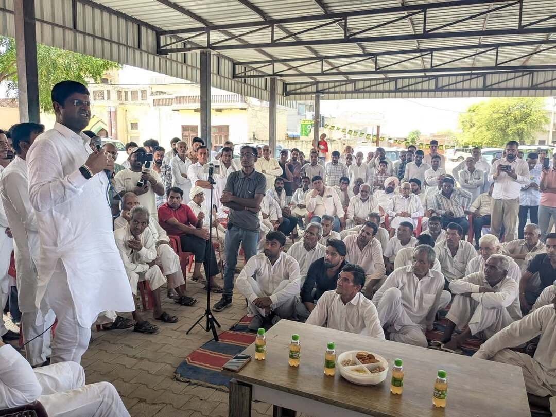 सदनों में विपक्ष की आवाज दबा रही है भाजपा: दुष्यंत चौटाला
बोले, प्रदेश के अधिकारों की लड़ाई लड़ेंगे
जनसंपर्क अभियान के तहत ग्रामीणों से साधा संपर्क, संगठन मजबूती का किया आह्वान
सिरसा। हरियाणा के पूर्व डिप्टी सीएम दुष्यंत चौटाला ने कहा कि आज लोकसभा व विधानसभा में भाजपा कहीं भी विपक्ष की गरिमा नहीं रख रहा और उनकी आवाज को दबाने के लिए उन्हें नेम करके सदन से बाहर भिजवा रही है ताकि वास्तविक मुद्दों पर जवाब न दिया जा सके।
वे शनिवार को ऐलनाबाद हलके में अपने दो दिवसीय जनसंपर्क अभियान के तहत गांव शक्कर मंदौरी में उपस्थित ग्रामीणों को संबोधित कर रहे थे। उन्होंने कहा कि आज देश में व्यापक परिवर्तन आया है और युवा वर्ग जाग चुका है। जो शासन यह कहता था कि उनके यहां इस्तीफे नहीं होते, युवाओं ने वह काम भी कर दिखाया। इस दौरान उन्होंने भाजपा शासन परआरोप जड़ा कि वैश्विक स्तर पर कच्चे तेल के दामों में कमी के बावजूद देश में तेल के दामों में किसी प्रकार कोई कटौती नहीं की गई है जिसके चलते देशवासियों की जेबों पर तेल का अतिरिक्त भार है। उन्होंने कहा कि मानसून के सीजन में जिन किसानों ने अपने खेतों में धान की फसल बीजी, वह मानसून की कमी और घग्घर में पानी की के कारण पूरी तरह से हताश निराश हो चुका है, ऐसे में उन्हें आर्थिक तौर पर मजबूती देने के उद्देश्य से सरकार को चाहिए कि वह ऐसे सभी धान उत्पादकों की फसल को सूखाग्रस्त घोषित कर उनकी भरपाई करे। उन्होंने आरोप जड़ा कि उन्होंने अपने कार्यकाल में ग्रामीणा सडक़ों को बेहतर बनाने के उद्देश्य से 250 से तीन सौ करोड़ रुपए खर्च किए थे मगर मौजूदा सरकार ने अब इस दिशा में कुछ भी नया नहीं किया। उन्होंने कहा कि भाजपा केवल केवल पुरानी योजनाओं के नाम बदलने में माहिर है।
दुष्यंत चौटाला ने कहा कि प्रदेश के लोग अब भाजपा से मुक्ति चाहते हैं और बदलाव चाहते हैं। प्रदेश में कांग्रेस के हालात किसी से छिपे नहीं हैं क्योंकि उसमें फूट पड़ी हुई है। उन्होंने ग्रामीणों को आश्वस्त किया कि वे प्रदेश के अधिकारों की लड़ाई मजबूती से लड़ेंगे। इस दौरान ग्रामीणों ने उनके समक्ष गांव में पूर्व उपप्रधानमंत्री चौधरी देवीलाल की प्रतिमा स्थापित करवाने की मांग की जिस पर उन्होंने ग्रामीणों से कहा कि वे एक कमेटी गठित कर प्रतिमा का बेस तैयार करवा लें, प्रतिमा भिजवा दी जाएगी जिसका अनावरण जेजेपी के राष्ट्रीय अध्यक्ष डॉ. अजय सिंह चौटाला से करवाया जाएगा। इस दौरान उन्होंने कहा कि आज भाजपा शासन की ओर से अनेक शर्तें लगाकर गरीबों के पीले राशन काटकर उन्हें परेशान किया जा रहा है। उन्होंने कहा कि प्रदेश सरकार की कुनीतियों का ही परिणाम है कि आज पूरे प्रदेश में पटवारी और सफाई कर्मी भी हड़ताल पर हैं। इसके बाद वे ऐलनाबाद हलके के गांव माखोसरानी, रूपाणा बिश्रोईयां, रूपाणा गंजा, चाहरवाला, जोगीवाला, रामपुरा बगडिय़ा, कागदाना, शाहपुरिया, तरकांवाली व नाथूसरी कलां भी पहुंचे और ग्रामीणों से मुलाकात की। इस अवसर पर उनके साथ जेजेपी के जिलाध्यक्ष अशोक वर्मा, पार्टी के जिला कार्यालय प्रभारी हरिसिंह भारी, सर्वजीत मसीतां, फतेहाबाद जिला अध्यक्ष रविंद्र बेनीवाल, शगनजीत सिंह कुरंगावाली, हल्का अध्यक्ष अनिल काासनियां, ऐलनाबाद युवा हल्का अध्यक्ष राजबीर रोड, कृष्ण शाहपुरिया, सिरसा हल्का अध्यक्ष अजब ओला, जिला प्रवक्ता अमर सिंह ज्याणी, युवा जेजेपी जिलाध्यक्ष राजेंद्र सुथार, जयपाल नैन डबवाली हलका अध्यक्ष नरेंद्र बराड़, जेजेपी का शहरी प्रधान दीपक भाटिया सहित अनेक वरिष्ठ पदाधिकारी भी मौजूद थे।
