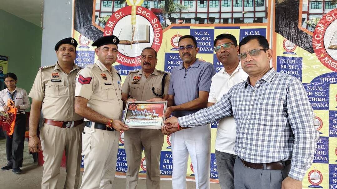 NCM स्कूल में DSP राजवीर सिंह ने बच्चों को किया जागरूक
आज दिनांक 29 अगस्त 2026 को सिरसा के लॉ एंड ऑर्डर डीएसपी राजवीर सिंह, चौपटा थाना प्रभारी प्रमोद कुमार एवं उनके साथ आए पुलिसकर्मियों ने एन सी एम स्कूल कागदाना में शिरकत की। विद्यालय पहुंचने पर स्कूल प्राचार्य संजीव कुमार, स्कूल प्रबंधन निदेशक राजेंद्र सिंह टोक्सियाँ , निदेशक सुभाष जाखड़ एवं स्टाफ द्वारा पुलिस अधिकारियों का स्वागत किया गया।
इस अवसर पर डीएसपी राजवीर सिंह ने विद्यार्थियों को नशे के दुष्प्रभावों के बारे में विस्तार से जानकारी दी। उन्होंने बच्चों को समझाया कि नशा व्यक्ति के स्वास्थ्य, शिक्षा, परिवार और भविष्य को बर्बाद कर सकता है। उन्होंने विद्यार्थियों से नशे से हमेशा दूर रहने तथा अपने आसपास के लोगों को भी इसके प्रति जागरूक करने का आह्वान किया।
डीएसपी ने बच्चों को साइबर अपराध, ऑनलाइन ठगी, सोशल मीडिया के सुरक्षित उपयोग तथा यातायात नियमों के प्रति भी जागरूक किया। उन्होंने विद्यार्थियों को अनुशासन, मेहनत और अच्छे संस्कारों के साथ आगे बढ़ने के लिए प्रेरित किया।
विद्यालय प्रबंधन ने पुलिस अधिकारियों का आभार व्यक्त करते हुए कहा कि इस प्रकार के जागरूकता कार्यक्रम विद्यार्थियों के उज्ज्वल एवं सुरक्षित भविष्य के लिए बेहद उपयोगी हैं।