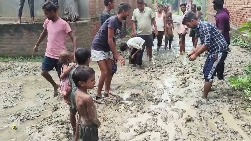 *गलियों की दल-दल में नाराज ग्रामीणों ने की धान रोपाई:* ग्रामीण बोले-यहां इंसान नहीं जानवर रहते हैं, राखी बांधने आए लोग वापस हो गये, ये वीडियो शाहजहांपुर के कटरा विधानसभा क्षेत्र के मदनापुर ब्लाक के बिरिया खुर्द गांव का है।