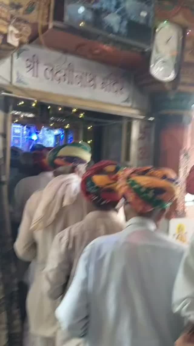 आंवलहेड़ा में भगवान चारभुजानाथ को बांधी राखी, 250 साल पुरानी अनूठी परंपरा का हुआ निर्वहन
चित्तौड़गढ़, 29 अगस्त। रक्षाबंधन के पावन पर्व पर निकटवर्ती गांव आंवलहेड़ा में वर्षों पुरानी धार्मिक परंपरा श्रद्धा और आस्था के साथ निभाई गई। गांव स्थित श्री चारभुजा मंदिर में भगवान श्री चारभुजानाथ को राखी बांधकर विधि-विधान से पूजा-अर्चना की गई और भोग लगाया गया।
गांव के रवि कुमार, विष्णु एवं कालू ब्रह्मभट्ट ने बताया कि आंवलहेड़ा में भगवान चारभुजानाथ को राखी बांधने की यह परंपरा करीब ढाई सौ वर्षों से चली आ रही है। ग्रामीणों के अनुसार, ऐसी अनूठी परंपरा अन्य कहीं देखने को नहीं मिलती।
वहीं, पूरे सावन माह में मंदिर परिसर में प्रतिदिन रात 8 बजे से सवा 9 बजे तक सामूहिक रामधुन का आयोजन किया गया। इस दौरान बड़ी संख्या में ग्रामवासी मंदिर में एकत्रित होकर “रघुपति राघव राजा राम, पतित पावन सीताराम” का सामूहिक उच्चारण करते रहे।
रक्षाबंधन के दिन भगवान श्री चार�