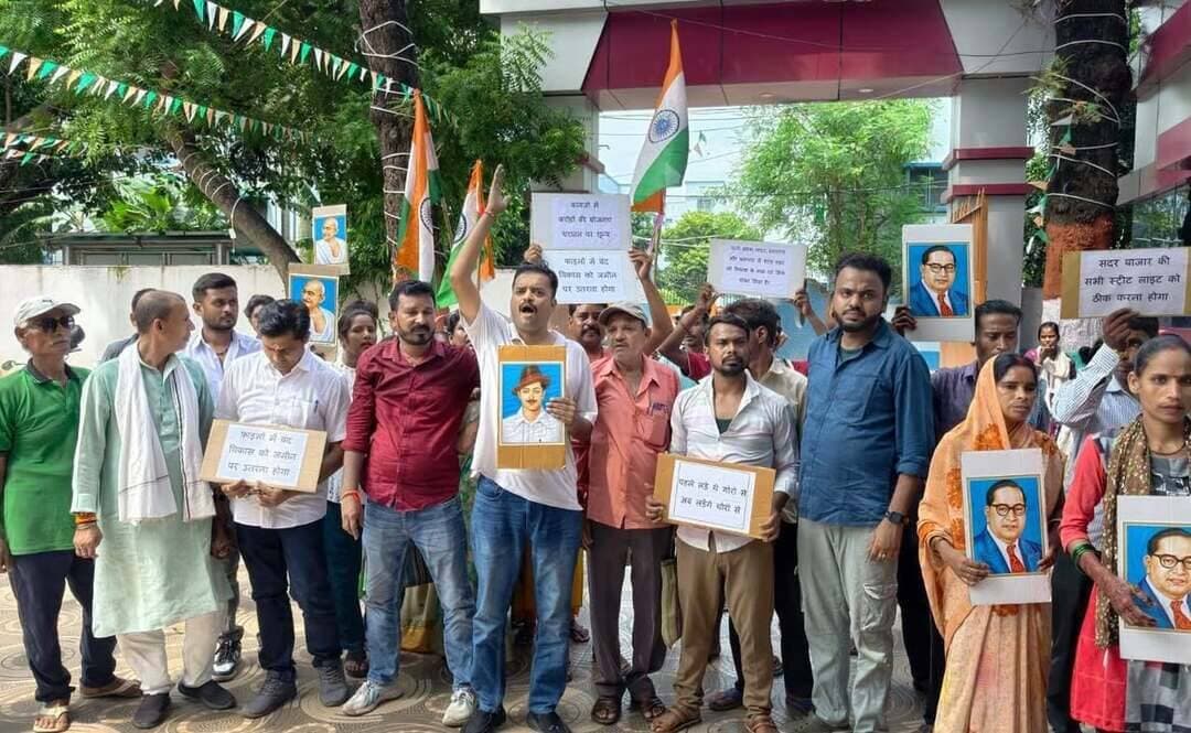 नगर परिषद से जुड़ी विभिन्न जन समस्याओं को लेकर शनिवार को इंडिया गठबंधन के नेतृत्व में नगर परिषद कार्यालय के मुख्य गेट के बाहर धरना-प्रदर्शन किया गया। प्रदर्शन में लोगों ने हाथों में समस्याओं से जुड़ी तख्तियां लेकर नारेबाजी की।
#मुंगेर #जमालपुर