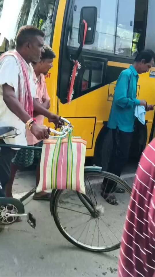 बेलन बाजार रहमानी के पास स्कूल बस के द्वारा एक टोटो में धक्का मार दिया गया इस में एक वृद्ध महिला पुरुष एवं टोटो चालक गंभीर रूप से घायल हो गया प्रशासन और लोगों की सहायता से अस्पताल भेजा गया सशक्त फाउंडेशन की एंबुलेंस के द्वारा यह स्कूल बस सरस्वती शिशु मंदिर शादीपुर की बताई जा रही है जो पीछे से ई रिक्शा में जोरदार टक्कर मार दिया #मुंगेर #MungerNews #कोतवालीपुलिस #mungerpolice #एक्सीडेंट