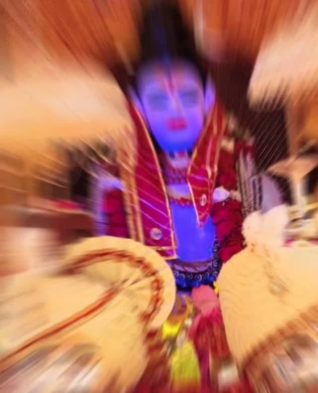 राजाधिराज अधिष्ठाता भगवान श्री सिद्धनाथजी महादेव भादौ बदी दूज, रविवार 30 अगस्त को राजसी ठाठ-बाट, लाव-लश्कर और श्रद्धा-भक्ति के साथ अपनी प्रजा को दर्शन देने नगर भ्रमण पर निकलेंगे। 58वें शिवडोले को लेकर शहर पूरी तरह शिवमय हो चुका है। भगवान के स्वागत के लिए नगर के प्रमुख मार्गों को भगवा पताकाओं, बैनर-पोस्टरों और स्वागत सज्जाओं से सजाया गया है।
शिवडोला समिति द्वारा भावसार मोहल्ला स्थित श्री सिद्धनाथ महादेव मंदिर के गर्भगृह में प्रातः 9 बजे प्रस्थान आरती की जाएगी। इसके बाद भगवान श्री सिद्धनाथजी महादेव एवं भगवान श्री महाबलेश्वरजी महादेव श्रृंगारित पालकी में विराजित होंगे। प्रातः 10 बजे रुद्राक्ष मित्र मंडल द्वारा झांझ-मंजीरे, नगाड़े और शंखनाद के साथ पालकी यात्रा की अगवानी की जाएगी। प्रातः 11 बजे पालकी यात्रा भावसार धर्मशाला प्रांगण पहुंचेगी, जहां अतिथियों एवं शिवडोला समिति द्वारा मुख्य राजश्री रथ पर महाआरती की जाएगी। इसके पश्चात शिवड�