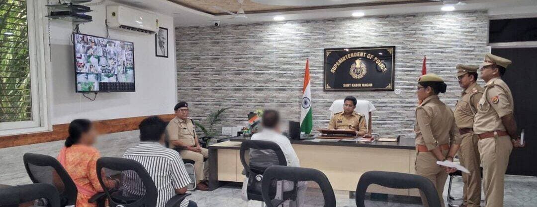 जनसुनवाई में एसपी संदीप कुमार मीना ने सुनी फरियादियों की समस्याएं, त्वरित व गुणवत्तापूर्ण निस्तारण के दिए निर्देश
संतकबीरनगर, 29 अगस्त 2026। आमजन की समस्याओं के त्वरित, निष्पक्ष एवं प्रभावी समाधान के उद्देश्य से पुलिस अधीक्षक संतकबीरनगर संदीप कुमार मीना ने शनिवार को पुलिस कार्यालय में जनसुनवाई आयोजित कर विभिन्न क्षेत्रों से पहुंचे फरियादियों की शिकायतें सुनीं।
जनसुनवाई के दौरान पुलिस अधीक्षक ने प्रत्येक शिकायत एवं प्रार्थना पत्र का गंभीरतापूर्वक अवलोकन किया तथा संबंधित प्रकरणों की आवश्यक जानकारी प्राप्त की। उन्होंने संबंधित अधिकारियों एवं थाना प्रभारियों को स्पष्ट निर्देश दिए कि प्राप्त शिकायतों का तथ्यों एवं साक्ष्यों के आधार पर निष्पक्ष, पारदर्शी और गुणवत्तापूर्ण निस्तारण निर्धारित समय-सीमा के भीतर सुनिश्चित किया जाए।एसपी ने कहा कि शिकायतकर्ताओं को उनके प्रकरण में की गई कार्रवाई की समयबद्ध जानकारी भी उपलब्ध कराई जाए, जिससे पुलिस और जनता के बीच विश्वास, संवाद एवं समन्वय और अधिक मजबूत हो सके।उन्होंने कहा कि जनसुनवाई केवल शिकायत प्राप्त करने की औपचारिक प्रक्रिया नहीं है, बल्कि यह नागरिकों की समस्याओं के समाधान के प्रति पुलिस की जवाबदेही, संवेदनशीलता एवं सेवा-भाव का महत्वपूर्ण माध्यम है। सभी अधिकारियों को निर्देशित किया गया कि प्रत्येक प्रकरण को प्राथमिकता के आधार पर गंभीरता से लेते हुए पीड़ितों को त्वरित एवं न्यायोचित राहत उपलब्ध कराई जाए।पुलिस अधीक्षक ने अधिकारियों को चेतावनी देते हुए कहा कि शिकायतों के निस्तारण में किसी भी स्तर पर अनावश्यक विलंब या लापरवाही नहीं होनी चाहिए। प्रत्येक मामले में निष्पक्ष जांच करते हुए तथ्यों और साक्ष्यों के आधार पर प्रभावी कार्रवाई सुनिश्चित की जाए।
एसपी के प्रमुख निर्देश—
- शिकायतों का निष्पक्ष एवं पारदर्शी निस्तारण सुनिश्चित किया जाए।
- प्रत्येक प्रकरण में तथ्यों एवं साक्ष्यों के आधार पर गुणवत्तापूर्ण कार्रवाई की जाए।
- निर्धारित समय-सीमा के भीतर शिकायतों का निस्तारण किया जाए।
- शिकायतकर्ता को की गई कार्रवाई की समयबद्ध जानकारी उपलब्ध कराई जाए।
- पीड़ितों को त्वरित एवं न्यायोचित राहत दिलाने में किसी प्रकार की लापरवाही न बरती जाए।
<nis:link nis:type=tag nis:id=santkabirnagarpolice nis:value=santkabirnagarpolice nis:enabled=true nis:link/> <nis:link nis:type=tag nis:id=khalilabadcity nis:value=khalilabadcity nis:enabled=true nis:link/> <nis:link nis:type=tag nis:id=santkabirnagar nis:value=SantKabirNagar nis:enabled=true nis:link/>