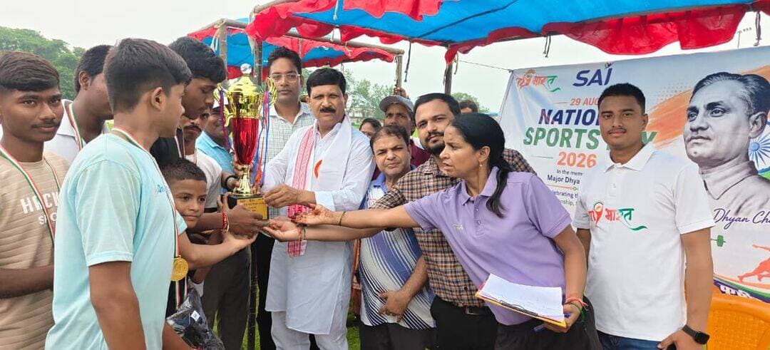 राष्ट्रीय खेल दिवस पर खिलाड़ियों का उत्साहवर्धन, विधायक अनिल कुमार त्रिपाठी ने किया हॉकी व कबड्डी प्रतियोगिता का शुभारंभ
संत कबीर नगर, 29 अगस्त 2026। राष्ट्रीय खेल दिवस के अवसर पर शनिवार को मान्यवर श्री कांसीराम जी स्पोर्ट्स स्टेडियम परिसर में खेलों का उत्साह चरम पर रहा। मेहदावल विधायक अनिल कुमार त्रिपाठी ने हॉकी के महान जादूगर मेजर ध्यानचंद के चित्र पर माल्यार्पण कर हॉकी एवं कबड्डी प्रतियोगिताओं का विधिवत शुभारंभ किया।कार्यक्रम में जिला क्रीड़ा अधिकारी अभिज्ञान मालवीय विशिष्ट अतिथि के रूप में उपस्थित रहे। प्रतियोगिताओं का आयोजन युवा मंडल के खिलाड़ियों के मध्य किया गया, जिसमें खिलाड़ियों ने पूरे उत्साह और खेल भावना के साथ प्रतिभाग किया।प्रतियोगिता के समापन पर विधायक अनिल कुमार त्रिपाठी ने विजेता एवं उपविजेता टीमों को शील्ड, मेडल, टी-शर्ट एवं जर्सी प्रदान कर सम्मानित किया। उन्होंने खिलाड़ियों का उत्साहवर्धन करते हुए कहा कि खेल न केवल शारीरिक विकास का माध्यम हैं, बल्कि अनुशासन, टीम भावना और नेतृत्व क्षमता का भी निर्माण करते हैं। युवाओं को खेलों में बढ़-चढ़कर प्रतिभाग करना चाहिए।इस अवसर पर मेरा युवा भारत की ओर से लेखाधिकारी सुधांश त्रिपाठी, युवा कल्याण विभाग से रितेश राय सहित स्वयंसेवक रविशंकर, अजय कुमार, अनुभव तिवारी, राधा शुक्ला, गौरी पांडे, विनोद सहित अन्य लोग उपस्थित रहे।छात्राओं को बॉक्सिंग खेल की दी गई विशेष जानकारी ,राष्ट्रीय खेल दिवस के क्रम में पीएम श्री राजकीय कन्या इंटर कॉलेज, खलीलाबाद में भी खेलों से संबंधित विशेष कार्यक्रम आयोजित किया गया। जिला क्रीड़ा अधिकारी अभिज्ञान मालवीय ने छात्राओं को बॉक्सिंग खेल के प्रति जागरूक करते हुए खेल की बारीकियों और इसके महत्व की जानकारी दी तथा छात्राओं का उत्साहवर्धन किया।विद्यालय में विभिन्न खेल प्रतियोगिताओं का भी आयोजन किया गया। विद्यालय की प्रधानाचार्य डॉ. सबीहा मुमताज ने हॉकी के महान खिलाड़ी मेजर ध्यानचंद के जीवन चरित्र और खेल जगत में उनके अतुलनीय योगदान पर प्रकाश डाला।कार्यक्रम में मुख्य अतिथि जिला क्रीड़ा अधिकारी अभिज्ञान मालवीय एवं माय भारत के लेखाधिकारी सुधांश त्रिपाठी ने छात्राओं को संबोधित करते हुए विभिन्न खेल विधाओं के महत्व की जानकारी दी। साथ ही बॉक्सिंग खेल से संबंधित महत्वपूर्ण तकनीकी जानकारियों से भी छात्राओं को अवगत कराया गया और खेलों में अधिक से अधिक प्रतिभाग करने के लिए प्रेरित किया गया।प्रतियोगिताओं में छात्रा वैष्णवी, सौम्या सिंह, सुरुचि विश्वकर्मा, पूर्णिमा, अंकिता, रंजना चौरसिया एवं अंशिका सहित अन्य छात्राओं ने प्रतिभाग किया। इस अवसर पर सोनिया, माला तिवारी, उषा वर्मा, मधु मिश्रा सहित विद्यालय परिवार के सदस्य उपस्थित रहे।<nis:link nis:type=tag nis:id=nishpakshprakalta nis:value=nishpakshprakalta nis:enabled=true nis:link/> <nis:link nis:type=tag nis:id=upnews nis:value=upnews nis:enabled=true nis:link/> <nis:link nis:type=tag nis:id=khalilabad nis:value=Khalilabad nis:enabled=true nis:link/> <nis:link nis:type=tag nis:id=santkabirnagar nis:value=santkabirnagar nis:enabled=true nis:link/>