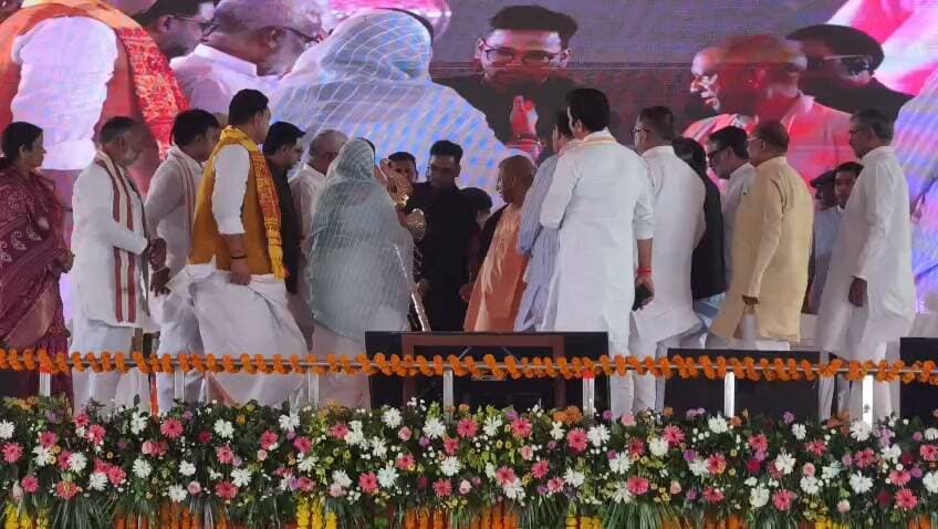 *बाढ़ प्रभावित बलिया पहुंचे सीएम योगी, हवाई सर्वेक्षण कर लिया हालात का जायजा*
*बाढ़ पीड़ितों को हरसंभव मदद का भरोसा, बोले सीएम- किसी को भटकना नहीं पड़ेगा*
*बाढ़ से बचाव के लिए मजबूत होंगे तटबंध, स्थायी समाधान की बनेगी कार्ययोजना: योगी*
*26 जिलों में बाढ़, 1.71 लाख प्रभावित; सीएम योगी ने कहा- पहली प्राथमिकता लोगों की जान बचाना*
*भृगु बाबा के नाम से बनेगा मेडिकल कॉलेज, भृगु मंदिर कॉरिडोर का भी निर्माण: योगी*
*बलिया के विकास को नई रफ्तार, भृगु बाबा के नाम से बनेगा मेडिकल कॉलेज: सीएम योगी*
बलिया। मुख्यमंत्री योगी आदित्यनाथ ने शनिवार को तहसील बांसडीह के अंतर्गत ग्राम गलाफरपुर में कार्यक्रम आयोजित हुआ। इस दौरान उन्होंने जनपद के बाढ़ प्रभावित क्षेत्रों का हवाई सर्वेक्षण कर स्थिति का जायजा लिया। मुख्यमंत्री ने बाढ़ से प्रभावित लोगों को सरकार की ओर से हरसंभव सहायता उपलब्ध कराने का भरोसा दिलाया। मुख्यमंत्री ने कहा कि बलिया जिले की बांसडीह, बैरिया और बलिया सदर विधानसभा क्षेत्रों में बाढ़ और कटान की स्थिति बनी हुई है। कई गांव बाढ़ के पानी से घिरे हैं। उन्होंने स्वयं हवाई सर्वेक्षण कर प्रभावित क्षेत्रों की स्थिति देखी है। उन्होंने अधिकारियों को निर्देशित किया कि बाढ़ प्रभावित लोगों को राहत और आवश्यक सुविधाएं उपलब्ध कराने में किसी प्रकार की लापरवाही न हो।
मुख्यमंत्री ने कहा कि प्रदेश के 26 जनपद बाढ़ की चपेट में हैं, जहां करीब 1.71 लाख बाढ़ पीड़ित प्रभावित हुए हैं। 251 गांव बाढ़ प्रभावित हैं, जबकि एक हजार से अधिक लोगों को बाढ़ शरणालयों में रखा गया है। राहत एवं बचाव कार्यों के लिए 447 बाढ़ चौकियां स्थापित की गई हैं। उन्होंने कहा कि सरकार की पहली प्राथमिकता लोगों की जान बचाना है। इसके साथ ही बाढ़ प्रभावित क्षेत्रों में पशुओं के लिए टीकाकरण, भूसा, चारा और अन्य आवश्यक व्यवस्थाएं भी की जा रही हैं। गर्भवती महिलाओं को राशन समेत जरूरी सुविधाएं उपलब्ध कराई जा रही हैं।मुख्यमंत्री ने कहा कि सियार, भालू या किसी अन्य जंगली जानवर के काटने अथवा अन्य आपदा की स्थिति में पीड़ितों को निर्धारित प्रक्रिया के तहत तत्काल सहायता उपलब्ध कराई जाती है। आकाशीय बिजली अथवा बाढ़ की चपेट में आने से मृत्यु होने पर कृषक दुर्घटना बीमा योजना के तहत पांच लाख रुपये तक की सहायता उपलब्ध कराई जाती है। उन्होंने कहा कि बाढ़ के कारण यदि किसी गरीब व्यक्ति का मकान गिर जाता है तो उसे तत्काल भूमि का पट्टा और आवास उपलब्ध कराने की व्यवस्था की जाएगी, ताकि आपदा के बाद प्रभावित परिवारों को खुले आसमान के नीचे न रहना पड़े। अग्नि से किसी गरीब व्यक्तियों की झोपड़ी जलती है तत्काल आवास की व्यवस्था की जाती है।
मुख्यमंत्री ने सरकार की जनकल्याणकारी योजनाओं का उल्लेख करते हुए कहा कि रक्षाबंधन के अवसर पर बहनों को राखी बांधने के लिए तीन दिनों तक नि:शुल्क बस यात्रा की सुविधा उपलब्ध कराई गई थी। इस सुविधा का लाभ करीब सात लाख बहनों ने उठाया। उन्होंने बताया कि अगले दिन से 60 वर्ष से अधिक आयु की महिलाओं को भी नि:शुल्क बस यात्रा की सुविधा उपलब्ध होगी। मुख्यमंत्री ने बलिया के विकास कार्यों का जिक्र करते हुए कहा कि जिले में भृगु बाबा के नाम से मेडिकल कॉलेज बनाया जाएगा। इसके साथ ही भृगु मंदिर कॉरिडोर का निर्माण भी कराया जा रहा है। उन्होंने कहा कि बलिया की ऐतिहासिक और सांस्कृतिक पहचान को और मजबूत करने के लिए सरकार लगातार काम कर रही है। मुख्यमंत्री ने बलिया के स्वतंत्रता संग्राम के गौरवशाली इतिहास को याद करते हुए कहा कि 1942 के भारत छोड़ो आंदोलन के दौरान बलिया ने महत्वपूर्ण भूमिका निभाई थी और स्वतंत्रता सेनानी चित्तू पांडेय के नेतृत्व में यहां स्वतंत्रता की घोषणा की गई थी। उन्होंने कहा कि बलिया की क्रांतिकारी धरती के विकास के लिए सरकार पूरी तरह प्रतिबद्ध है। मुख्यमंत्री ने कहा कि पूर्व में प्रदेश के 36 से 40 जनपदों में बाढ़ आती थी, जबकि इस बार 26 जिलों में बाढ़ की स्थिति बनी है। उन्होंने कहा कि बाढ़ से होने वाली जन एवं फसल की क्षति को कम करने के लिए मजबूत बाढ़ तटबंधों का निर्माण और सुदृढ़ीकरण किया जाएगा, जिससे किसानों को खेती करने में परेशानी न हो। उन्होंने कहा कि बाढ़ की समस्या का स्थायी समाधान निकालने के लिए प्रभावी कार्ययोजना तैयार की जाएगी। बाढ़ प्रभावित परिवारों को राहत एवं पुनर्वास के लिए भटकना नहीं पड़ेगा। सरकार हर संकट की घड़ी में उनके साथ खड़ी है। मुख्यमंत्री ने कहा कि बलिया के लोगों को विकास के लिए भटकने की आवश्यकता नहीं होगी। जिले के विकास और बाढ़ की समस्या के समाधान के लिए प्रदेश सरकार पूरी गंभीरता के साथ कार्य करेगी और बलिया के विकास के लिए सरकार हमेशा तत्पर रहेगी।
*मुख्यमंत्री ने 1500 बाढ़ पीड़ितों को वितरित की बाढ़ राहत किट*
*बैरिया में 240, बांसडीह में 1110 और बलिया सदर में 150 परिवारों को मिली राहत सामग्री*
----मुख्यमंत्री श्री योगी आदित्यनाथ ने बाढ़ प्रभावित पीड़ितों को बाढ़ राहत किट वितरित की। जिले की तीन तहसीलों में कुल 1500 बाढ़ पीड़ितों को राहत किट उपलब्ध कराई गई। तहसीलवार वितरण के तहत बैरिया में 240, बांसडीह में 1110 तथा बलिया सदर में 150 बाढ़ पीड़ितों को राहत किट दी गई। राहत किट में प्रभावित परिवारों की दैनिक जरूरतों को ध्यान में रखते हुए खाद्य सामग्री के साथ घरेलू उपयोग की आवश्यक वस्तुएं भी शामिल की गई हैं। मुख्यमंत्री ने बताया कि प्रत्येक बाढ़ राहत किट में 10 किलो आटा, 10 किलो चावल, 10 किलो आलू, 2 किलो भुना हुआ चना, 2 किलो चना, ढाई किलो लाई, 1 किलो चीनी और 1 किलो खाद्य तेल उपलब्ध कराया गया है। इसके अलावा राहत किट में एक छतरी, एक बाल्टी, एक मग, एक पैकेट माचिस, एक तौलिया, साबुन और एक पैकेट अगरबत्ती भी दी गई है। बाढ़ के दौरान स्वास्थ्य एवं स्वच्छता को ध्यान में रखते हुए किट में वायरस पाउडर दवा भी उपलब्ध कराई गई है, ताकि प्रभावित परिवारों को संक्रमण एवं अन्य समस्याओं से बचाव में मदद मिल सके। मुख्यमंत्री ने कहा कि आपदा की इस घड़ी में सरकार बाढ़ प्रभावित परिवारों के साथ पूरी मजबूती से खड़ी है। राहत सामग्री का वितरण यह सुनिश्चित करने के उद्देश्य से किया जा रहा है कि बाढ़ के कारण प्रभावित परिवारों को भोजन और रोजमर्रा की आवश्यक वस्तुओं के लिए परेशान न होना पड़े। उन्होंने अधिकारियों को निर्देश दिया कि बाढ़ प्रभावित क्षेत्रों में राहत एवं बचाव कार्यों में तेजी लाई जाए और जरूरतमंद प्रत्येक परिवार तक शासन की सहायता पहुंचाई जाए। सरकार की प्राथमिकता बाढ़ प्रभावित लोगों को तत्काल राहत उपलब्ध कराने के साथ-साथ उनके सुरक्षित पुनर्वास की व्यवस्था करना है।
*बाढ़ पीड़ितों को वितरित की गईं 1300 चिकित्सा किट, 10 प्रकार की दवाइयों के साथ क्लोरीन की गोलियां भी शामिल*
माननीय मुख्यमंत्री जी ने जिला चिकित्सा विभाग द्वारा बाढ़ पीड़ितों को स्वास्थ्य सुविधाएं उपलब्ध कराने के लिए चिकित्सा किट का वितरण किया गया। विभाग की ओर से अब तक 1300 बाढ़ प्रभावित व्यक्तियों को चिकित्सा किट उपलब्ध कराई गई हैं। इन चिकित्सा किटों में बाढ़ के दौरान होने वाली सामान्य स्वास्थ्य समस्याओं को ध्यान में रखते हुए 10 प्रकार की आवश्यक दवाइयां शामिल की गई हैं। इनमें कट लगने, बुखार, उल्टी-दस्त, जुकाम, सिर दर्द सहित अन्य सामान्य बीमारियों के उपचार में उपयोग होने वाली दवाइयां दी गई हैं। इसके अलावा पानी को स्वच्छ रखने और संक्रमण से बचाव के लिए क्लोरीन की गोलियां भी किट में उपलब्ध कराई गई हैं। स्वास्थ्य विभाग द्वारा बाढ़ प्रभावित लोगों को दवाइयों के उचित उपयोग और स्वच्छता के प्रति भी जागरूक किया जा रहा है।
जिला चिकित्सा विभाग का कहना है कि बाढ़ के दौरान दूषित पानी और गंदगी के कारण विभिन्न प्रकार के संक्रमण एवं बीमारियां फैलने का खतरा बढ़ जाता है। ऐसे में प्रभावित क्षेत्रों में चिकित्सा सुविधाएं पहुंचाने के साथ-साथ स्वच्छ पेयजल और साफ-सफाई पर विशेष जोर दिया जा रहा है। मुख्यमंत्री जी की पहल के तहत बाढ़ पीड़ितों को समय पर चिकित्सा सहायता उपलब्ध कराने के लिए स्वास्थ्य विभाग लगातार प्रयासरत है, ताकि प्रभावित लोगों को किसी प्रकार की स्वास्थ्य संबंधी परेशानी का सामना न करना पड़े। इस कार्यक्रम में जल शक्ति मंत्री सत्येंद्र सिंह, प्रभारी मंत्री दयाशंकर मिश्र दयालु, माननीय मंत्री दानिश आजाद अंसारी, परिवहन मंत्री दयाशंकर सिंह, बांसडीह विधायक केतकी सिंह, जिलाध्यक्ष संजय मिश्रा, राज्यसभा सांसद नीरज शेखर, डीआईजी आजमगढ़ श्री सुनील कुमार सिंह, पूर्व विधायक बैरिया सुरेंद्र सिंह, पूर्व मंत्री फेफना उपेंद्र तिवारी, नारद राय, रवि शंकर उर्फ पप्पू, श्रीमती सुनीता श्रीवास्तव, विधायक बेल्थरारोड हंसू राम, पूर्व सांसद भरत सिंह, पूर्व मंत्री आनंद स्वरूप शुक्ला, जिलाधिकारी मंगला प्रसाद सिंह, पुलिस अधीक्षक ओमवीर सिंह एवं अन्य अधिकारीगण उपस्थित रहे।