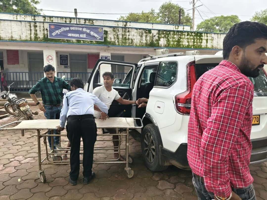 सड़क दुर्घटना में घायल महिला के लिए जिला परिवहन अधिकारी बने मददगार, समय पर अस्पताल पहुंचाकर कराया उपचार
..
मुख्यमंत्री जन विश्वास अभियान 2026 के अंतर्गत कलेक्टर श्री अंशुल गुप्ता के निर्देशों के पालन में जिले में प्रशासनिक अधिकारियों द्वारा ग्रामीण क्षेत्रों का निरंतर भ्रमण एवं निरीक्षण किया जा रहा है। इसी क्रम में कुरवाई विकासखंड की ग्राम पंचायत तमोइया में निरीक्षण एवं भ्रमण के दौरान मानवीय संवेदनशीलता की मिसाल देखने को मिली।
ग्राम पंचायत तमोइया के एक ग्राम से दूसरे ग्राम की ओर जाते समय जिला परिवहन अधिकारी विदिशा श्री गिरिजेश वर्मा को सड़क किनारे एक महिला गंभीर रूप से घायल अवस्था में दिखाई दी। महिला सड़क दुर्घटना में घायल हुई थी और तत्काल उपचार की आवश्यकता थी। घायल की पैर (पिडली) की हड्डी टूट गई थी एव॔ सिर में चोट के कारण काफी खून निकल रहा था।
मौके पर एंबुलेंस की तत्काल व्यवस्था उपलब्ध नहीं होने के कारण जिला परिवहन अधिकारी ने बिना विलंब किए मानवीय संवेदना का परिचय दिया।
उन्होंने अपने शासकीय अनुबंधित वाहन से घायल महिला को तत्काल शासकीय अस्पताल कुरवाई पहुंचाया। अस्पताल पहुंचने पर महिला को समय पर प्राथमिक उपचार मिल सका। जिला परिवहन अधिकारी की इस तत्परता से घायल महिला को दुर्घटना के बाद उपचार के लिए भटकना नहीं पड़ा और उसे समय रहते चिकित्सकीय सहायता उपलब्ध हो सकी। प्रशासनिक दायित्वों के निर्वहन के साथ-साथ जरूरतमंद व्यक्ति की तत्काल सहायता करने की यह पहल मानवीय संवेदनशीलता और जनसेवा की भावना को दर्शाती है।
मुख्यमंत्री जन विश्वास अभियान का उद्देश्य शासन की योजनाओं एवं सेवाओं को आमजन तक पहुंचाने के साथ-साथ प्रशासन को अधिक संवेदनशील, जवाबदेह और जनोन्मुख बनाना है। दुर्घटना में घायल महिला को तत्काल अस्पताल पहुंचाने की यह कार्रवाई इसी भावना को प्रतिबिंबित करती है। #vidisha #JansamparkMP