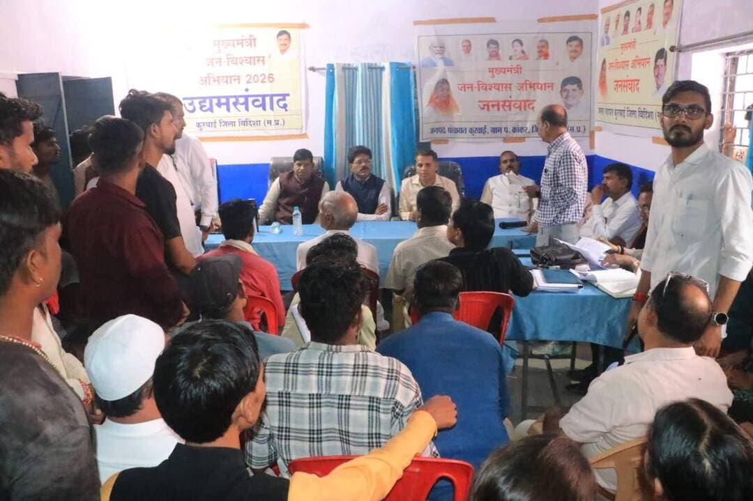 जनविश्वास अभियान में गांव-गांव पहुंचे अधिकारी, स्कूलों, आंगनबाडी से लेकर राशन दुकानों तक व्यवस्थाओं का लिया जायजा
..
विधायक और जिला पंचायत सीईओ ने ग्रामीणों व उद्यमियों से किया संवाद, समस्याओं का हुआ निराकरण
..
मुख्यमंत्री जनविश्वास अभियान के अंतर्गत शनिवार को विदिशा जिले की कुरवाई तहसील की भौंरासा, कांकर, नाउकुण्ड, लायरा सहित विभिन्न ग्राम पंचायतों में अधिकारियों द्वारा भ्रमण निरीक्षण किया गया एवं जनसंवाद कार्यक्रम आयोजित किए गए। कुरवाई विधायक श्री हरिसिंह सप्रे, जिला पंचायत सीईओ श्री ओपी सनोडिया सहित विभिन्न विभागों के अधिकारियों ने ग्राम पंचायतों का भ्रमण कर शासकीय संस्थाओं की व्यवस्थाओं का निरीक्षण किया।
अधिकारियों ने स्कूल, आंगनबाड़ी, शासकीय उचित मूल्य दुकान, स्वास्थ्य संस्थान, बहुउद्देशीय प्राथमिक कृषि साख सहकारी समिति, पशु चिकित्सालय एवं पंचायत भवनों का निरीक्षण कर व्यवस्थाओं की जानकारी ली। नाउकुण्ड स्थित एकीकृत शासकीय माध्यमिक शाला के निरीक्षण के दौरान 12 बच्चे अनुपस्थित पाए गए। जिला पंचायत सीईओ ने संबंधित अधिकारियों को निर्देश दिए कि अनुपस्थित बच्चों के घर जाकर उनके माता-पिता से चर्चा कर बच्चों को नियमित रूप से स्कूल भेजने के लिए प्रेरित किया जाए। उन्होंने सहकारी समिति में राशन वितरण व्यवस्था का जायजा लिया। पंचायत भवन में आधार एवं आयुष्मान कार्ड बनाए जाने की प्रगति की समीक्षा करते हुए बिना आधार वाले नागरिकों की सूची तैयार कर कार्ड बनवाने तथा 70 वर्ष से अधिक आयु के नागरिकों के शत-प्रतिशत आयुष्मान कार्ड बनाने के निर्देश दिए।
उद्यम संवाद में साझा किए व्यवसाय के अनुभव -
ग्राम पंचायत कांकर में उद्यम संवाद एवं जनसंवाद कार्यक्रम आयोजित किया गया। विधायक श्री हरिसिंह सप्रे और जिला पंचायत सीईओ श्री ओपी सनोडिया ने उद्यमियों एवं ग्रामीणों से संवाद किया। विधायक ने कहा कि प्रधानमंत्री और मुख्यमंत्री की मंशानुरूप नागरिकों को शासकीय योजनाओं का लाभ आसानी से मिले और युवाओं को व्यवसाय शुरू करने के लिए ऋण उपलब्ध हो, इसके लिए लगातार प्रयास किए जा रहे हैं।
उद्यम संवाद में अमित दांगी ने मुख्यमंत्री उद्यम क्रांति योजना से ऋण लेकर व्यवसाय शुरू करने, साजिद खान ने शासकीय योजना के माध्यम से ऑटो पार्ट्स व्यवसाय तथा राम सेवक दांगी ने उद्यानिकी विभाग की योजना से दाल उद्योग शुरू करने और सब्सिडी का लाभ लेने की जानकारी साझा की।
जनसंवाद में सुनी ग्रामीणों की समस्याएं -
ग्राम पंचायत लायरा के पंचायत भवन में आयोजित जनसंवाद कार्यक्रम में विधायक एवं जिला पंचायत सीईओ ने ग्रामीणों की समस्याएं सुनीं और उनके आवेदन प्राप्त किए। ग्रामीणों ने नाली निर्माण, पीएम आवास सहित विभिन्न समस्याएं अधिकारियों के समक्ष रखीं। संबंधित अधिकारियों को आवेदनों पर तत्काल कार्रवाई कर समस्याओं का निराकरण करने तथा पात्र नागरिकों को शासकीय योजनाओं का लाभ दिलाने के निर्देश दिए गए।
बच्चों को वितरित किए स्कूल बैग -
मुख्यमंत्री जनविश्वास अभियान के तहत आज कुरवाई विधायक श्री हरिसिंह सप्रे सहित अन्य जनप्रतिनिधियों एवं जिला पंचायत सीईओ श्री ओपी सनोडिया ने ग्राम पंचायत लायरा के हाई स्कूल पहुंचकर विद्यार्थियों को निःशुल्क स्कूल बैग वितरित किए। इसके अलावा एकीकृत शासकीय माध्यमिक शाला नाउकुंड में भी बच्चों को स्कूल बैग प्रदान किए गए। इस दौरान जनप्रतिनिधियों एवं अधिकारियों ने विद्यार्थियों से संवाद करते हुए उन्हें नियमित रूप से प्रतिदिन स्कूल आने और मन लगाकर पढ़ाई करने के लिए प्रेरित किया।
बच्चों के साथ बैठकर किया मध्यान्ह भोजन -
मुख्यमंत्री जनविश्वास अभियान के तहत कुरवाई विधायक श्री हरिसिंह सप्रे, अन्य जनप्रतिनिधियों, जिला पंचायत सीईओ श्री ओपी सनोडिया एवं डिप्टी कलेक्टर श्री मोतीलाल अहिरवार ने शासकीय एकीकृत माध्यमिक शाला नाउकुंड में पीएम पोषण शक्ति निर्माण योजना के अंतर्गत संचालित मध्यान्ह भोजन कार्यक्रम में बच्चों के साथ बैठकर भोजन ग्रहण किया। जनप्रतिनिधियों एवं अधिकारियों ने बच्चों से संवाद कर भोजन की गुणवत्ता एवं व्यवस्थाओं की जानकारी ली तथा नियमित रूप से पौष्टिक भोजन ग्रहण करने के लिए प्रेरित किया। #vidisha #JansamparkMP