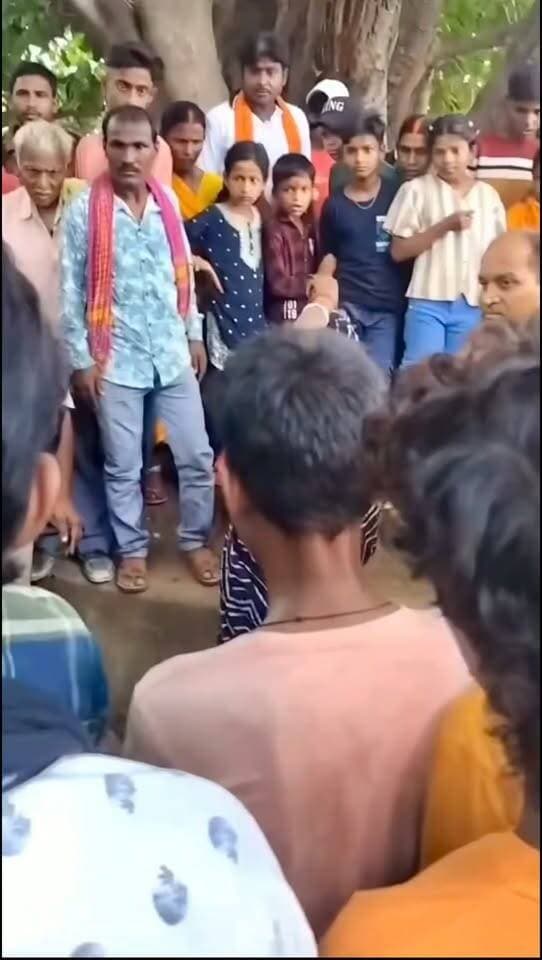 बिहार के बिहिया रेलवे स्टेशन पर इंसानियत को शर्मसार कर देने वाला घटना सामने आया है।
"बच्चा चोर"की महज़ एक अफवाह उड़ी और गुस्साई भीड़ ने बिना सच जाने एक बेबस, गरीब महिला को सरेआम निर्वस्त्र कर पीटा।
ना कोई ठोस सबूत, ना कोई पुष्टि, बस अंधा शक और हैवानियत!
सोचिए, अगर यह महिला बेगुनाह हुई तो इस जलालत की भरपाई कौन करेगा? 👇