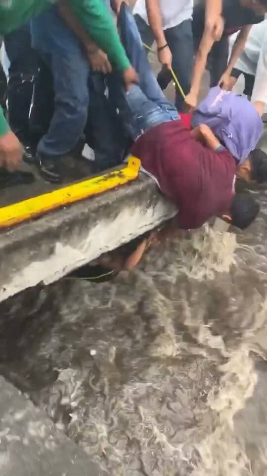 नेपाल बाढ़ तबाही में पुल ब्रिज के अंदर फँसे एक व्यक्ति को कुछ लोग रेस्क्यू करते नजर आ रहे है।
पता नहीं इस भयंकर आपदा की और कितने विकराल और दुःखद रूप हम सबको देखनी पड़ेगी...