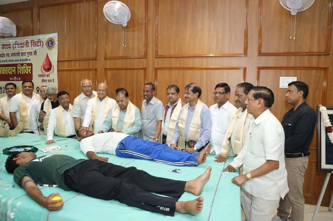 वैश्य महाविद्यालय भिवानी की राष्ट्रीय सेवा योजना इकाइयों एवं लायंस क्लब भिवानी सिटी के संयुक्त तत्वावधान में परम श्रद्धेय बाबु बनारसीदास गुप्ता जी की 19 वीं पुण्यतिथि के अवसर पर उनकी स्मृति में महाविधालय के सेमिनार हॉल में किया गया रक्तदान शिविर का आयोजन।
रक्तदान शिविर में 100 युवाओं ने रक्तदान के लिए रजिस्ट्रेशन करवाया तथा 63 यूनिट रक्त एकत्रित किया गया।
भिवानी, 29 अगस्त 2026 वैश्य महाविद्यालय भिवानी की राष्ट्रीय सेवा योजना इकाइयों एवं लायंस क्लब भिवानी सिटी के संयुक्त तत्वावधान में परम श्रद्धेय बाबु बनारसीदास गुप्ता जी की 19 वीं पुण्यतिथि के अवसर पर उनकी स्मृति में महाविधालय के सेमिनार हॉल में एक विशाल रक्तदान शिविर का आयोजन महाविद्यालय के प्राचार्य एवं लायंस क्लब के रीजनल चेयरमैन डॉ संजय गोयल के नेतृत्व एवं महाविद्यालय की राष्ट्रीय सेवा योजना इकाइयों के प्रभारी डॉ.कामना कौशिक व डॉ मोहनलाल एवं लायंस क्लब भिवानी सिटी के प्रधान सुरेश केडिया के मार्गदर्शन में महाविधालय के सेमिनार हॉल में किया गया। रक्तदान शिविर में मुख्य अतिथि के रूप में बाबु बनारसीदास गुप्ता फाऊंडेशन के अध्यक्ष एवं श्री गुप्त के सुपुत्र अजय बनारसीदास गुप्ता,उनकी पुत्रवधू इशता,विशिष्ट अतिथि के रूप में वैश्य महाविद्यालय ट्रस्ट के अध्यक्ष एडवोकेट शिवरतन गुप्ता,महासचिव डॉ पवन बुवानी वाला,वैश्य महाविद्यालय प्रबन्ध समिति के महासचिव भिवानी के विधायक घनश्याम सर्राफ,
कोषाध्यक्ष बृजलाल सर्राफ,ट्रस्ट के कोषाध्यक्ष विजय किशन अग्रवाल,प्रबन्ध समिति की सदस्य श्रीमती सुनीता गुप्ता, भाजपा जिलाध्यक्ष वीरेंद्र कौशिक,अग्रसैन ट्रस्ट के प्रधान रामदेव तायल एवं लायंस क्लब के सदस्यों ने शिरकत की। रक्तदान शिविर का शुभारंभ अतिथियों, प्राचार्य व एन एस एस प्रभारियों द्वारा स्व० बनारसीदास गुप्त के चित्र के सम्मुख दीप प्रज्वलित करते हुए किया गया। रक्तदान शिविर के शुभारंभ अवसर पर मुख्य अतिथि के रूप में पधारे बाबु बनारसीदास गुप्ता फाऊंडेशन के अध्यक्ष अजय गुप्ता ने अपने संबोधन में कहा कि रक्त की एक बूंद असहाय को नया जीवन प्रदान करती है। रक्तदान से बढ़कर दूसरा कोई दान नहीं है। उन्होंने बाबू बनारसी दास गुप्ता जी के द्वारा किए गए जनसेवी कार्यों से प्रेरणा लेने की बात कही।
विशिष्ट अतिथि के रूप में पधारे वैश्य महाविद्यालय ट्रस्ट के अध्यक्ष एडवोकेट शिवरतन गुप्ता ने अपने संबोधन में कहा कि बाबू बनारसी दास गुप्ता जी का सारा जीवन समाजसेवा को समर्पित रहा।
विशिष्ट अतिथि के रूप में पधारे वैश्य महाविद्यालय ट्रस्ट के महासचिव डॉ पवन बुवानी वाला ने कहा कि उनकी याद में लगाया गया रक्तदान शिविर सराहनीय है उन्होनें कहा कि रक्त की एक यूनिट 3 लोगो को जीवन दान देने का कार्य करती हैं तथा हर व्यक्तियों को कई प्रकार की बीमारियों से बचाती हैं
विशिष्ट अतिथि के रूप में पधारे वैश्य महाविद्यालय प्रबन्ध समिति के महासचिव भिवानी के विधायक घनश्याम सर्राफ ने राष्ट्रीय सेवा योजना इकाइयों एवं लायंस क्लब भिवानी सिटी के संयुक्त तत्वावधान में परम श्रद्धेय बाबु बनारसीदास गुप्ता जी की याद में आयोजित किए गए रक्तदान शिविर की प्रशंसा करते हुए युवा स्वयंसेवकों को रक्तदान के लिए आगे आने की बात कही।
विशिष्ट अतिथि के रूप में पधारे वैश्य महाविद्यालय प्रबन्ध समिति के कोषाध्यक्ष बृजलाल सर्राफ ने अपने संबोधन में कहा कि बाबू बनारसी दास गुप्ता जी के द्वारा शिक्षा व समाजसेवा के क्षेत्र में किए गए कार्यों को कभी भुलाया नहीं जा सकता।
महाविद्यालय के प्राचार्य डाॅ संजय गोयल ने सभी अतिथियों का स्वागत करते हुए बाबू बनारसी दास गुप्ता के जीवन पर प्रकाश डालते हुए कहा कि बाबू जी ने सदैव विभिन्न समाजसेवी प्रकल्पों के माध्यम से जनसेवी कार्य किए।
लायंस क्लब भिवानी सिटी के प्रधान सुरेश केडिया ने कहा कि आज युवा वर्ग ने रक्तदान कर बड़ा पुण्य का कार्य किया है।उन्होंने कहा कि बाबू जी की स्मृति में युवाओ द्वारा रक्तदान कैंप में बढ़ चढ़ कर भाग लेना सराहनीय है।आज वैश्य महाविद्यालय भिवानी की राष्ट्रीय सेवा योजना इकाइयों एवं लायंस क्लब भिवानी सिटी के संयुक्त तत्वावधान में
लगाए गए रक्तदान शिविर में एम्स अस्पताल बाड़सा झज्जर के रक्त बैंक के चिकित्सकों की टीम में डॉ शमिल, डॉ सनिश,नरेंद्र तंवर,हरिओम,नवीन,विक्रम, बिजेंद्र ,साहिल,महताब व एन ओ हमेंद्र सिंह के सहयोग से 63 यूनिट रक्त एकत्रित किया गया।
रक्तदान शिविर में 100 युवाओं ने रक्तदान के लिए रजिस्ट्रेशन करवाया।
रक्तदान शिविर की संयोजक एवं महाविद्यालय की राष्ट्रीय सेवा योजना इकाई एक की प्रभारी डॉ.कामना कौशिक
ने सभी अतिथियों का धन्यवाद प्रकट करते हुए कहा कि इस तरह के कैपो से जरुरतमंदो तक रक्त पहुंचता है जो कि सबसे बड़ा कार्य है उन्होंने कहा कि रक्तदान महादान है,रक्तदाता स्वेच्छा से रक्तदान करके मानवता की सेवा कर सकता है।रक्तदान करने से कई बिमारियों से बचा जा सकता हैं उन्होनें कहा कि सभी चीजों का विकल्प होता है, लेकिन रक्त का दूसरा कोई विकल्प नहीं है और न ही इसे कृत्रिम रूप से बनाया जा सकता है।
इस अवसर पर सभी अतिथियों व रक्तदान करने वाले रक्तवीरो का सम्मान भी किया गया।
इस अवसर पर राष्ट्रीय सेवा योजना इकाइयों के स्वयंसेवकों,स्टाफ सदस्यों एवं युवाओं ने बढ़ चढ़कर रक्तदान किया।
इस अवसर पर डॉ वंदना वत्स, डॉ श्रुति लायंस क्लब भिवानी सिटी के प्रधान सुरेश केडिया, ललित अग्रवाल,प्रमोद मिन्डूका,संजय अग्रवाल,अनिल हलवासिया,पूनम बजाज,संजीव कौशिक,प्रदीप जैन,पंकज गोयल एवं
शहर के गणमान्य व्यक्तियो सहित महाविद्यालय परिवार के अनेकों स्टाफ सदस्य उपस्थित रहे।