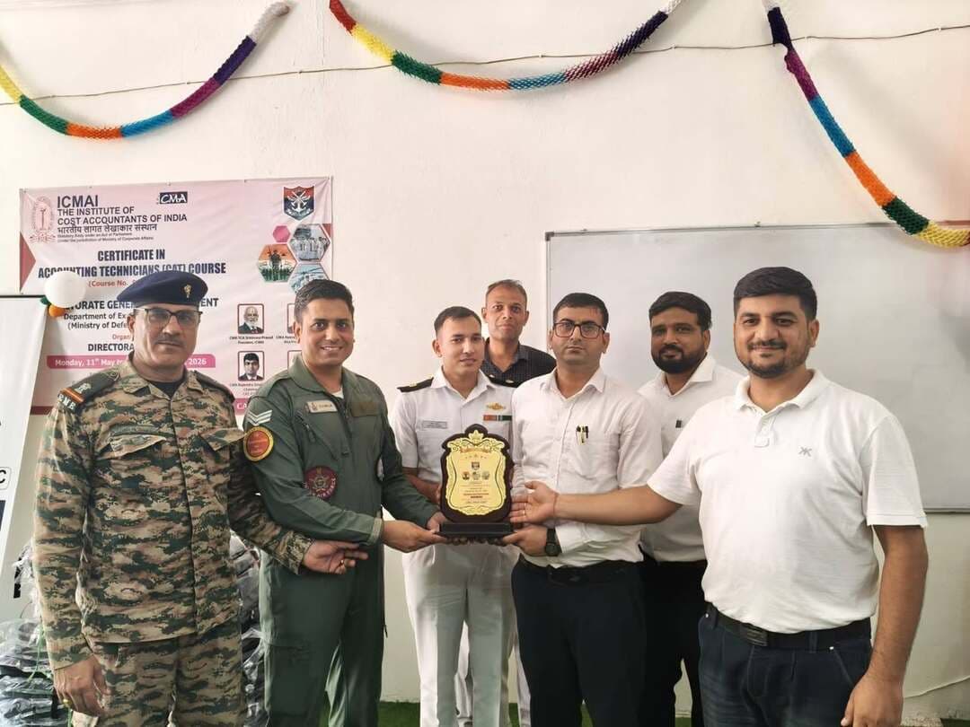 आईसीएमएआई भिवानी चैप्टर में सीएटी कोर्स के प्रथम बैच का समापन : सैनिकों के पेशेवर पुनर्वास को मिली नई दिशा
भिवानी, 29 अगस्त : भारतीय लागत लेखाकार संस्थान (आईसीएमएआई) के भिवानी चैप्टर द्वारा रक्षा मंत्रालय के पूर्व सैनिक कल्याण विभाग के अंतर्गत डायरेक्टरेट जनरल रिसेटलमेंट (डीजीआर) के सहयोग से संचालित सर्टिफिकेट इन अकाउंटिंग टेक्नीशियंस (सीएटी) कोर्स के प्रथम बैच का समापन समारोह आयोजित किया गया। यह पहल सैन्य पृष्ठभूमि से जुड़े युवाओं और सैनिकों को कॉर्पोरेट व वित्तीय क्षेत्र में सफल करियर स्थापित करने के लिए सशक्त बनाने की दिशा में एक मील का पत्थर साबित हुई है। समारोह में मुख्य अतिथि के रूप में कर्नल रजनीश विजरा ने वर्चुअल माध्यम से शिरकत की और विद्यार्थियों का मार्गदर्शन किया। कर्नल रजनीश विजरा ने अपने संबोधन में कहा कि सैन्य जीवन से नागरिक व कॉर्पोरेट जीवन में कदम रखना एक महत्वपूर्ण बदलाव है। सेना में सीखा गया अनुशासन और यह तकनीकी प्रशिक्षण मिलकर आपको उद्योग जगत में विशिष्ट पहचान दिलाएंगे। विद्यार्थी समर्पण, ईमानदारी और उत्कृष्टता के प्रति अपनी प्रतिबद्धता बनाए रखें, सफलता निश्चित रूप से आपके कदम चूमेगी। समारोह के दौरान भारतीय थल सेना, नौसेना और वायु सेना से जुड़े सीएटी विद्यार्थियों से सीधा संवाद किया गया तथा फीडबैक लिया। प्रतिभागियों ने कोर्स से मिले लाभ, व्यावहारिक प्रशिक्षण और भविष्य की पेशेवर योजनाओं को साझा किया। विद्यार्थियों ने बताया कि यह पाठ्यक्रम वित्तीय प्रबंधन, टैक्स अनुपालन और आधुनिक अकाउंटिंग सॉफ्टवेयर के संचालन में उनके कौशल को निखारने में अत्यधिक प्रभावी सिद्ध हुआ है। कार्यक्रम में आईसीएमएआई सीएटी के संयुक्त निदेशक सीएमए आर. के. जैन तथा वरुण जोशी ने भी वर्चुअल माध्यम से विद्यार्थियों को संबोधित किया। सीएमए आर.के. जैन ने कहा कि अकाउंटिंग और फाइनेंस का क्षेत्र निरंतर परिवर्तनशील है। बदलते नियमों और नई तकनीकों के इस दौर में खुद को लगातार अपडेट रखना ही दीर्घकालिक करियर विकास की कुंजी है। यह सीएटी कोर्स आपके लिए वित्तीय क्षेत्र में असीम संभावनाओं के द्वार खोलता है। आईसीएमएआई भिवानी चैप्टर के चेयरमैन सीएमए संदीप शर्मा, वाईस चेयरमैन सीएमए दीपक कुमार महता ने कहा कि प्रथम सीएटी बैच का सफल समापन हमारे चैप्टर के लिए गर्व का विषय है। भिवानी चैप्टर के सचिव एवं कोषाध्यक्ष सीएमए विजय कुमार शर्मा, सामूहिक प्रयासों, डीजीआर के सहयोग और शीर्ष नेतृत्व के मार्गदर्शन से ही हम देश की सेवा करने वाले वीर सैनिकों के करियर संवर्धन में भागीदार बन सके हैं। भिवानी चैप्टर आगे भी गुणवत्तापूर्ण व्यावसायिक शिक्षा और सशक्त करियर मार्गदर्शन प्रदान करने के लिए पूरी तरह संकल्पित है। इस अवसर पर, सीएमए रणदीप शर्मा, समिति सदस्य , सीएमए संजय कुमार आर्य, समिति सदस्य दीपक वत्स भी मौजूद रहे। कार्यक्रम के आयोजन में सभी पदाधिकारियों व सदस्यों का सहयोग रहा।