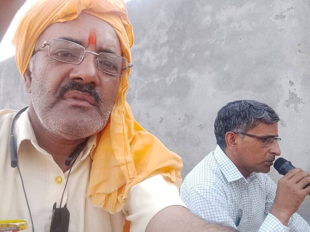आदर्श गांव सुई के बालाजी धाम में धार्मिक आयोजन व पौधे लगाकर मनाया रक्षाबंधन, दिया पर्यावरण संरक्षण का संदेश
प्राकृतिक आपदाओं से बचाव के लिए प्रकृति के साथ तालमेल बिठाकर रहना अत्यंत आवश्यक : डा. उमेद शर्मा
भिवानी, 29 अगस्त : सावन मास की पूर्णिमा के अवसर पर आदर्श गांव सुई स्थित संकट मोचन श्रीबालाजी धाम में हर महीने की तरह इस बार भी रक्षाबंधन का पर्व बड़े ही धूमधाम और भक्तिभाव से मनाया गया। आचार्य उमेद कौशिक गुरुकुल फाउंडेशन गु्रप के तत्वावधान में आयोजित इस कार्यक्रम में धार्मिक अनुष्ठानों के साथ-साथ सामाजिक एवं पर्यावरण संरक्षण का संदेश भी दिया गया। कार्यक्रम के दौरान धाम में सुंदरकांड, हनुमान चालीसा, बजरंग बाण और अखंड रामायण का पाठ किया गया। सावन का अंतिम दिन होने के कारण मंदिर परिसर में बेलपत्र के पौधे रोपे गए और श्रद्धालुओं को प्रसाद वितरित किया गया। संस्थान के अध्यक्ष, विख्यात शिक्षाविद एवं ज्योतिषाचार्य डा. उमेद शर्मा ने इस अवसर पर अपने विचार व्यक्त करते हुए पर्यावरण, धर्म और मानव जीवन के संतुलन पर विशेष बल दिया। उन्होंने कहा कि प्रत्येक व्यक्ति को अपने जीवन के हर शुभ अवसर पर पेड़-पौधे अवश्य लगाने चाहिए। इससे जलवायु संतुलित रहती है और हमें शुद्ध ऑक्सीजन प्राप्त होती है। प्राकृतिक आपदाओं से बचाव के लिए प्रकृति के साथ तालमेल बिठाकर रहना अत्यंत आवश्यक है। उन्होंने कहा कि मनुष्य को अपने धर्म, नियम और दान-पुण्य के मार्ग पर चलना चाहिए। भागदौड़ भरी जिंदगी में केवल धन के पीछे भागने के बजाय प्रभु का गुणगान करने से जीवन सरल, स्वस्थ, प्रेमपूर्ण और सुखमय बनता है। जीवन दर्शन पर प्रकाश डालते हुए उन्होंने कहा कि इंसान को वर्तमान में जीना चाहिए, क्योंकि वर्तमान ही उसका वास्तविक समय है ना भूत और ना भविष्य। इंसानियत की सेवा और ईश्वर का ध्यान ही सच्चा मार्ग है। उन्होंने आह्वान किया कि व्यक्ति को अपनी नेक कमाई में से दशांत (दसवां हिस्सा) दान करना चाहिए। जीव-जंतुओं, असहायों, निर्धनों की सेवा करना, भोजन, जल व वस्त्र का दान करना ही मानव जीवन को समर्थ बनाता है। 'नर में ही नारायण' का रूप देखकर हर जीव की सेवा करनी चाहिए और श्रीमद्भगवद्गीता के उपदेशों को अपने जीवन में उतारना चाहिए। कार्यक्रम के अंत में उपस्थित सभी श्रद्धालुओं और गणमान्य व्यक्तियों को प्रसाद वितरित किया गया। सभी ने एक-दूसरे के प्रति प्रेम, सद्भाव और रक्षा का संकल्प लिया। इस अवसर पर संस्थान के सचिव रमन शर्मा, राजकुमार मास्टर, दिनेश शास्त्री, रामकरण शास्त्री, संदीप जांगड़ा, सुरेंद्र शास्त्री, भास्कर शर्मा, खुशी शर्मा, हर्षिता शर्मा और लव शर्मा सहित कई गणमान्य लोग उपस्थित रहे।