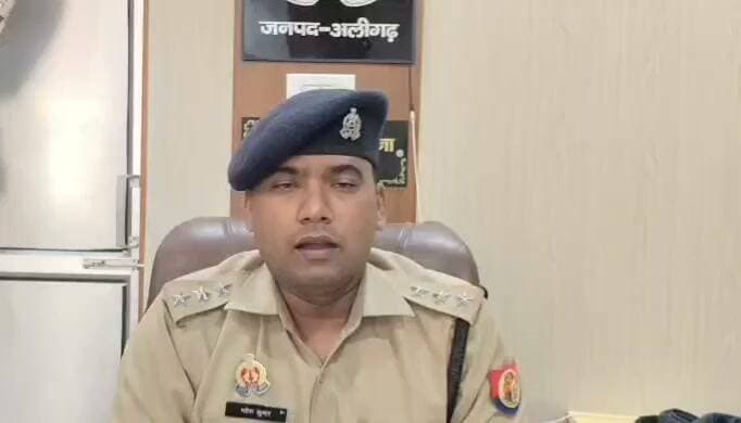 #अलीगढ़ के हयातपुर बझेड़ा में मंदिर की मूर्ति खंडित होने की सूचना से मचा हड़कंप, जांच में सामने आया हादसा; सफाई के दौरान छात्रा से गलतीवश मूर्ति क्षतिग्रस्त,थाना लोधा क्षेत्र के ग्राम हयातपुर बझेड़ा स्थित सरकारी विद्यालय परिसर में बने मंदिर में मूर्ति खंडित होने की सूचना से हड़कंप मच गया। शनिवार सुबह करीब 8 बजे डायल 112 के माध्यम से पुलिस को सूचना मिली। मौके पर पहुंची लोधा पुलिस ने गहनता से जांच की तो मामला किसी तोड़फोड़ का नहीं, बल्कि हादसे का निकला। पुलिस के अनुसार विद्यालय की एक छात्रा मंदिर की धुलाई कर रही थी, इसी दौरान गलतीवश मूर्ति क्षतिग्रस्त हो गई। छात्रा ने तत्काल इसकी जानकारी विद्यालय में नियुक्त शिक्षिका को दी। पुलिस ने स्पष्ट किया कि किसी व्यक्ति द्वारा मूर्ति को खंडित नहीं किया गया। मौके पर शांति व्यवस्था कायम है। क्षेत्राधिकारी गभाना महेश कुमार ने भी स्थिति स्पष्ट की है।
#Aligarh #LodhaPolice #AligarhPolice #UPPolice #BreakingNews