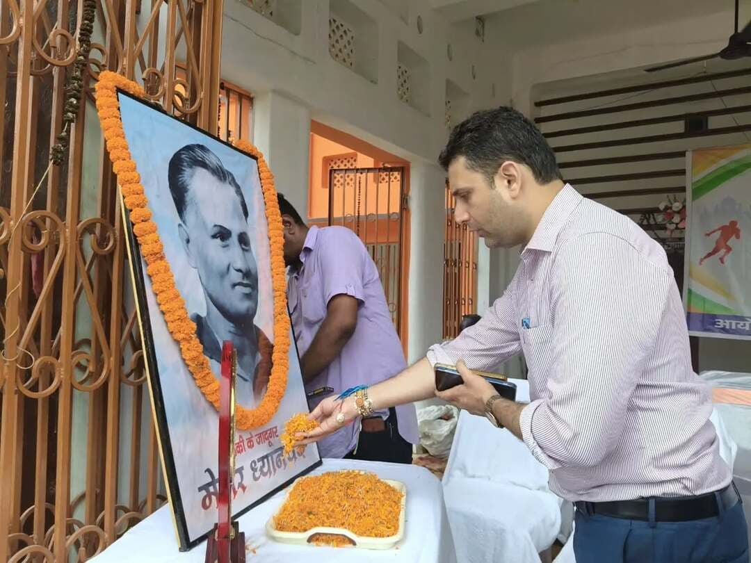 राष्ट्रीय खेल दिवस के अवसर पर बिहार राज्य खेल प्राधिकरण, खेल विभाग एवं जिला प्रशासन, बेगूसराय के संयुक्त तत्वावधान में बी.पी. इंटर विद्यालय में वॉलीबॉल, हैंडबॉल, हॉकी एवं फुटबॉल प्रतियोगिताओं का आयोजन किया गया।
जिला पदाधिकारी श्री रिची पाण्डेय ने खिलाड़ियों का उत्साहवर्धन करते हुए पंचायत स्तर के खेल मैदानों का सर्वे कराने एवं ग्रामीण प्रतिभाओं को बेहतर अवसर उपलब्ध कराने का निर्देश दिया।
प्रतियोगिताओं में विभिन्न विद्यालयों एवं खेल क्लबों के खिलाड़ियों ने उत्साहपूर्वक भाग लिया। विजेता एवं उपविजेता टीमों को सम्मानित किया गया।
फिट इंडिया अभियान के तहत जिले के विद्यालयों एवं महाविद्यालयों में “एक घंटा खेल के मैदान में” संदेश के साथ 28 से 30 अगस्त तक खेल गतिविधियों के आयोजन की अपील की गई।
IPRD Bihar
Department of Sports
Bihar State Sports Authority- BSSA
#begusarai
#nationalsportsday