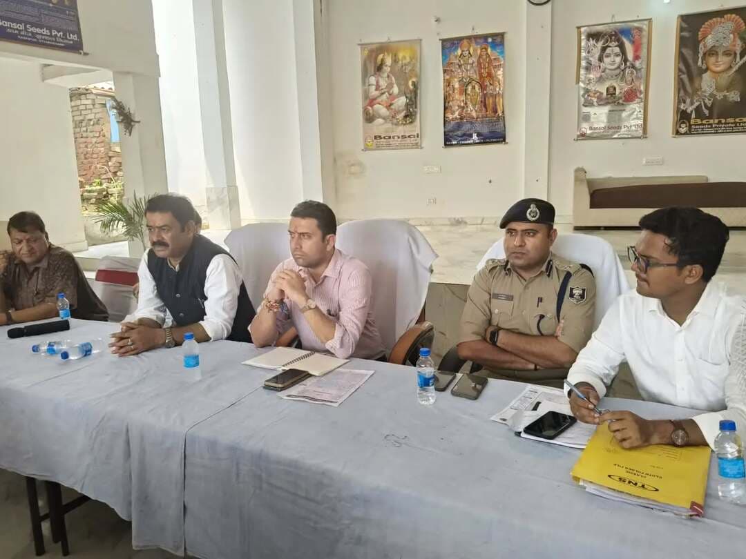 श्रीकृष्ण जन्माष्टमी महोत्सव की तैयारियों का जिला पदाधिकारी ने लिया जायजा।
जिला पदाधिकारी, बेगूसराय श्री रिची पांडेय ने तेघड़ा प्रखंड के श्री गौशाला परिसर में आयोजित होने वाले प्रसिद्ध श्रीकृष्ण जन्माष्टमी महोत्सव की तैयारियों का निरीक्षण कर संबंधित अधिकारियों को आवश्यक दिशा-निर्देश दिए। उन्होंने श्रद्धालुओं की सुविधा, सुरक्षा, यातायात, विद्युत आपूर्ति, प्रकाश, साफ-सफाई एवं कचरा निष्पादन की समुचित व्यवस्था सुनिश्चित करने तथा सभी विभागों को आपसी समन्वय के साथ कार्य करने का निर्देश दिया।
इस दौरान पुलिस अधीक्षक श्री मनीष एवं माननीय विधायक, तेघड़ा श्री रजनीश कुमार सहित अन्य अधिकारी उपस्थित रहे।
IPRD Bihar
Department of Art and Culture , Gov. Of Bihar
#begusarai