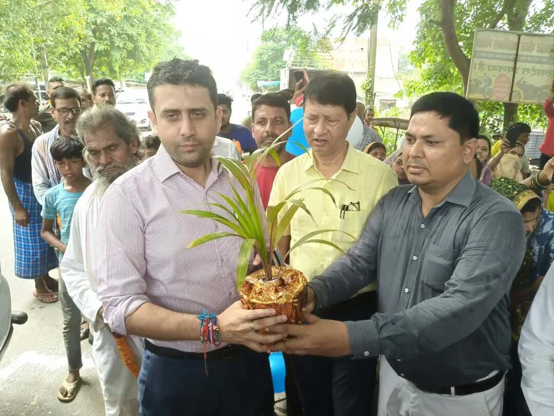मुख्यमंत्री महिला रोजगार योजना के तहत जीविका एवं कॉम्फेड के संयुक्त तत्वावधान में रजौड़ा में जीविका सुधार बिक्री केंद्र का शुभारंभ किया गया।
इस अवसर पर जिला पदाधिकारी, बेगूसराय श्री रिची पाण्डेय ने बिक्री केंद्र का उद्घाटन कर महिलाओं को स्वरोजगार एवं आर्थिक रूप से सशक्त बनाने की दिशा में इस पहल को महत्वपूर्ण बताया।
जीविका से जुड़ी महिलाओं द्वारा तैयार किए जा रहे उत्पादों को बेहतर बाजार उपलब्ध कराने तथा उनकी आय एवं आत्मनिर्भरता बढ़ाने में यह केंद्र महत्वपूर्ण भूमिका निभाएगा।
IPRD Bihar
JEEVIKA Bihar
#begusarai