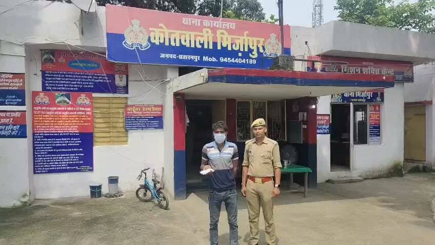 *दि सहारनपुर वॉइस/न्यूज़ 7*
*सच्चाई के साथ हरदम*
*👉🏾👉🏾 मिर्जापुर पुलिस का एक्शन! चेकिंग के दौरान अवैध छूरी के साथ आरोपी वसीम गिरफ्तार!!*
*👉🏾👉🏾 पुलिस की सख्ती, हथियार के साथ पकड़ा गया आरोपी छह मुकदमों का आपराधिक इतिहास भी सामने आया!!*
*मिर्ज़ापुर/सहारनपुर*
_वरिष्ठ पुलिस अधीक्षक सहारनपुर के निर्देशन में अपराधों की रोकथाम एवं शातिर अपराधियों की गिरफ्तारी के लिए चलाए जा रहे अभियान के तहत थाना मिर्जापुर पुलिस को सफलता मिली है।पुलिस अधीक्षक ग्रामीण एवं क्षेत्राधिकारी बेहट के निकट पर्यवेक्षण तथा थाना प्रभारी विनोद कुमार के कुशल नेतृत्व में पुलिस टीम ने गश्त एवं चेकिंग के दौरान पूजना नदी पुल के पास दोपहर एक व्यक्ति को गिरफ्तार किया।पुलिस के अनुसार गिरफ्तार आरोपी की पहचान वसीम पुत्र सुल्तान निवासी ग्राम लोधींबास, थाना मिर्जापुर, जिला सहारनपुर के रूप में हुई। तलाशी के दौरान उसके कब्जे से एक अवैध छूरी बरामद होने का दावा पुलिस ने किया है।गिरफ्तारी एवं बरामदगी के आधार पर थाना मिर्जापुर में आरोपी के खिलाफ मु0अ0सं0 267/26, धारा 4/25 आयुध अधिनियम के तहत मुकदमा दर्ज किया गया। पुलिस द्वारा आवश्यक कानूनी कार्रवाई करते हुए आरोपी को माननीय न्यायालय के समक्ष पेश किया जा रहा है।पुलिस के मुताबिक, गिरफ्तार आरोपी वसीम के खिलाफ थाना बेहट और थाना मिर्जापुर में पूर्व से छह मुकदमे दर्ज हैं। इनमें लूट/चोरी, आयुध अधिनियम एवं आबकारी अधिनियम से संबंधित मामले शामिल हैं।मिर्जापुर पुलिस ने आरोपी के खिलाफ नियमानुसार कार्रवाई करते हुए उसे न्यायालय में पेश करने की प्रक्रिया शुरू कर दी है!!!_