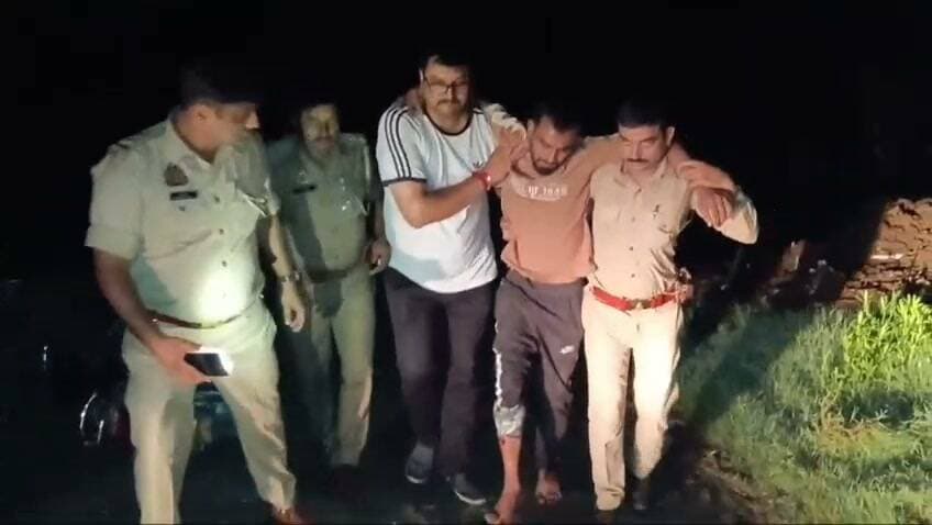 थाना मंडी पुलिस की सख्त कार्रवाई से अपराधियों में हड़कंप:
आसपा नेता हाजी अल बक़श पर जानलेवा हमले का आरोपी मुठभेड़ में घायल, तमंचा और चोरी की बाइक बरामद#*
सहारनपुर: जनपद में अपराध और अपराधियों पर नकेल कसने के लिए चलाए जा रहे 'जीरो टॉलरेंस' अभियान के तहत थाना मंडी पुलिस को एक बड़ी सफलता हाथ लगी है। पुलिस की इस ताबड़तोड़ और सख्त कार्रवाई से क्षेत्र के आपराधिक तत्वों में हड़कंप मच गया है। शनिवार देर रात हुई एक मुठभेड़ के दौरान पुलिस ने आज़ाद समाज पार्टी (आसपा) के महानगर महामंत्री हाजी अल बक़श पर हुए जानलेवा हमले में लंबे समय से फरार चल रहे आरोपी साकिब अहमद को पैर में गोली लगने के बाद घायल अवस्था में गिरफ्तार कर लिया।
वरिष्ठ पुलिस अधीक्षक के निर्देशों पर थाना मंडी प्रभारी विरेंद्र सिंह राणा पुलिस टीम के साथ शक्लापुरी रोड स्थित शराब के ठेके के पास संदिग्ध वाहनों और व्यक्तियों की सघन चेकिंग कर रही थी। इसी दौरान मुखबिर से सटीक सूचना मिली कि थाना मंडी पर पंजीकृत हत्या के प्रयास के मुकदमे का वांछित आरोपी शक्लापुरी की तरफ से बाइक पर आ रहा है और किसी नई वारदात को अंजाम देने की फिराक में है। सूचना मिलते ही पुलिस टीम अलर्ट हो गई और घेराबंदी शुरू कर दी।
जैसे ही बाइक सवार आरोपी पास पहुंचा, पुलिस ने उसे रुकने का इशारा किया। लेकिन खुद को घिरता देख बदमाश ने बाइक मोड़ ली और शक्लापुरी की तरफ कच्चे रास्ते पर तेज रफ्तार में भागने लगा। पुलिस टीम ने मुस्तैदी दिखाते हुए उसका पीछा किया, जिससे कुछ दूरी पर जाकर बदमाश की बाइक अनियंत्रित होकर फिसल कर गिर गई। खुद को पुलिस से घिरा पाकर शातिर बदमाश ने पुलिस टीम पर जान से मारने की नियत से सीधी फायरिंग झोंक दी।
पुलिस टीम ने अदम्य साहस का परिचय देते हुए आत्मरक्षार्थ जवाबी कार्रवाई की, जिसमें एक गोली बदमाश के दाहिने पैर में लगी और वह वहीं ढेर हो गया। पुलिस ने तुरंत उसे दबोच लिया। पूछताछ में घायल बदमाश की पहचान साकिब अहमद पुत्र असलूब अहमद (निवासी निसार रोड, रायवाला, थाना मंडी, मूल निवासी आसिफनगर, हैदराबाद) के रूप में हुई। आरोपी थाना मंडी पर दर्ज मु0अ0सं0 432/2026 धारा 109(1)/61(2) बीएनएस (हत्या का प्रयास) के मुकदमे में वांछित चल रहा था।
तलाशी लेने पर अभियुक्त के कब्जे से 01 अवैध तमंचा .315 बोर, 01 जिंदा व 01 खोखा कारतूस और 01 काले रंग की स्प्लेंडर प्रो मोटरसाइकिल बरामद की गई। गहन जांच में सामने आया कि बरामद बाइक भी थाना मंडी पर पंजीकृत चोरी के मुकदमे (मु0अ0सं0 340/2026 धारा 303(2)/317(2) बीएनएस) से संबंधित है।
मामले की विस्तृत जानकारी देते हुए क्षेत्राधिकारी नगर प्रथम (CO City-1) रविकांत पराशर ने बताया कि थाना मंडी पुलिस की सतर्कता से हत्या के प्रयास में वांछित शातिर अभियुक्त को मुठभेड़ के बाद गिरफ्तार कर लिया गया है। घायल अभियुक्त को तत्काल उपचार हेतु जिला अस्पताल में भर्ती कराया गया है और उसके खिलाफ अग्रिम विधिक कार्रवाई की जा रही है। उन्होंने स्पष्ट किया कि जनपद में कानून व्यवस्था से खिलवाड़ करने वाले किसी भी अपराधी को बख्शा नहीं जाएगा और पुलिस का यह सख्त अभियान आगे भी निरंतर जारी रहेगा।