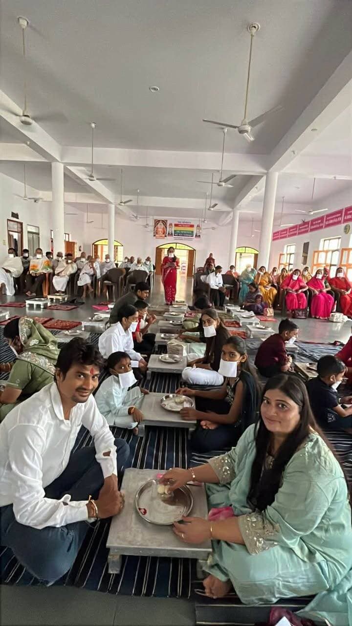 रक्षा बन्धन सिर्फ धागे का बन्धन ही नही है वरन भाई बहन के पारस्परिक स्नेह का बंधन है: प्रतिभा श्रीजी।
दैनिक वीरधरा राजस्थान।
चित्तौड़गढ़।सेंथी स्थित शान्ति भवन मे विराजित जैन सिद्धान्ताचार्य श्री प्रतिभा श्री जी ने चातुमार्सिक प्रवचन के दौरान रक्षा बन्धन के महत्व पर प्रकाश डाला।
आपने प्रवचन में फरमाया कि यह भाई बहन का त्यौहार है जो आपसी स्नेह का प्रतीक है। आज के दिन भाई को बहन का व बहन को भाई का अभाव खटकता है। अतः वसुदैवकुटुम्बक की भावना रखे तो सभी बहनें माता तूल्य है।
रक्षा बन्धन सिर्फ धागे का बन्धन ही नही है वरन भाई बहन के पारस्परिक स्नेह का बंधन है, आत्मा का बंधन है। रक्षा बन्धन अर्थात् अध्यात्मिक व सामाजिक बन्धन। आध्यात्मिक रूप से आत्मा से सम्बन्धित है जबकि सामाजिक रूप सामाजिक प्रेरणा देता है। सामाजिक रूप का प्रारम्भ किसी घटना से सम्बन्धित होता है और धीरे धीरे वह परम्परा का रूप ले लेता है। परम्परा मे समयानुसार नई नई बाते जुड़ती जाती है व उसका विस्तृत स्वरूप बन जाता है। जो त्योहार का स्वरूप ले लेता है। यह त्यौहार देश की संस्कृति को अनुप्रमाणित करता है।
शांतिभवन में परम पूज्य मेवाड़ भूषण गुरुदेव श्री प्रताप पाल जी महाराज साहब की पुण्य स्मृति दिवस एवं भाई बहन का पवित्र रिश्ता रक्षाबंधन का त्यौहार जैन दिवाकरीय श्रमण संघीय जैन सिद्धांताचार्य तपस्वी रत्ना मधुर गायिका साध्वी श्री प्रतिभा श्री जी महाराज साहब आदि ठाणा 4 के पावन सानिध्य में मनाया गया।
इस दौरान बड़ी संख्या में मौजूद बहनों ने भाइयों के राखी बांधी तो भाई भी बहनों की रक्षा हेतु संकल्पित हुए।
श्रीसंघ सेन्थी ने सभी का अभिनन्दन किया।
नवकार जाप की श्रृंखला मे 30 अगस्त का जाप शीतल वेणी यश समिति द्वारा आयोजित होगा जिसमें अधिकाचिक संख्या मे पधारकर धर्म आराधना करने का आव्हान किया।
कार्यक्रम का संयोजन संघ के कोषाध्यक्ष रतन लाल संजेती ने किया।