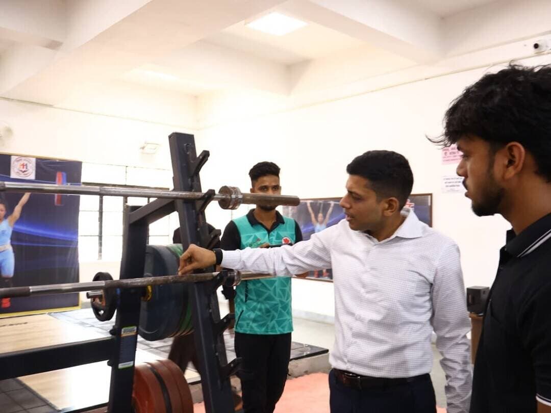 आज खेल भवन-सह-व्यायामशाला, बांका में राष्ट्रीय खेल दिवस के अवसर पर आयोजित कार्यक्रम का उद्घाटन जिला पदाधिकारी, बांका श्री अंशुल अग्रवाल द्वारा किया गया। कार्यक्रम के दौरान जिला पदाधिकारी ने खिलाड़ियों एवं खेल से जुड़े लोगों को राष्ट्रीय खेल दिवस की शुभकामनाएं दीं तथा खेलों के महत्व पर प्रकाश डाला।
इस अवसर पर जिला पदाधिकारी श्री अंशुल अग्रवाल ने खिलाड़ियों एवं उपस्थित लोगों को संबोधित करते हुए कहा कि खेल केवल शारीरिक क्षमता और प्रतिस्पर्धा का माध्यम नहीं है, बल्कि यह जीवन में अनुशासन, धैर्य, आत्मविश्वास, टीम भावना और नेतृत्व क्षमता विकसित करने का महत्वपूर्ण माध्यम भी है। उन्होंने कहा कि खेल के मैदान में जीत और हार दोनों से सीखने को मिलता है। हार से निराश होने के बजाय उससे सीख लेकर बेहतर प्रदर्शन के लिए निरंतर प्रयास करना चाहिए।
उन्होंने कहा कि मेजर ध्यानचंद जी का जीवन और उनकी खेल प्रतिभा हम सभी के लिए प्रेरणास्रोत है। उन्होंने अपने समर्पण, अनुशासन और निरंतर अभ्यास के बल पर देश को गौरवान्वित किया। खिलाड़ियों को उनके जीवन से प्रेरणा लेते हुए अपने लक्ष्य के प्रति पूरी निष्ठा और मेहनत के साथ आगे बढ़ना चाहिए।
जिला पदाधिकारी ने कहा कि बांका जिले में खेल प्रतिभाओं की कोई कमी नहीं है। आवश्यकता है कि प्रतिभावान खिलाड़ियों को उचित अवसर, बेहतर प्रशिक्षण एवं आवश्यक सुविधाएं उपलब्ध कराई जाएं। उन्होंने खिलाड़ियों का उत्साहवर्धन करते हुए कहा कि वे खेल के साथ-साथ शिक्षा और अपने व्यक्तित्व विकास पर भी ध्यान दें। उन्होंने सभी खिलाड़ियों को निरंतर अभ्यास करते हुए जिला, राज्य, राष्ट्रीय एवं अंतरराष्ट्रीय स्तर पर बांका और बिहार का नाम रोशन करने के लिए शुभकामनाएं दीं।
उनके द्वारा बताया गया कि बांका जिले के लिए यह भी गौरव का विषय है कि “मेडल लाओ, नौकरी पाओ” योजना के तहत जिले के कुल 3 प्रतिभाशाली खिलाड़ियों का चयन सरकारी सेवाओं के लिए हुआ है। उन्होंने कहा कि यह उपलब्धि न केवल चयनित खिलाड़ियों और उनके परिवारों के लिए गर्व का क्षण है, बल्कि बांका जिले के उन सभी युवाओं के लिए भी बड़ी प्रेरणा है, जो खेल के क्षेत्र में अपना भविष्य बनाने के लिए निरंतर मेहनत कर रहे हैं। उन्होंने कहा कि मेहनत, अनुशासन और लगन के साथ खेल प्रतिभाओं को आगे बढ़ने के अनेक अवसर मिल सकते हैं।
बांका शहर में खेल भवन के निर्माण से जिले के खिलाड़ियों को आधुनिक प्रशिक्षण, अभ्यास एवं इंडोर खेलों की बेहतर सुविधाएं उपलब्ध होंगी, जिससे स्थानीय खेल प्रतिभाओं को राज्य एवं राष्ट्रीय स्तर पर आगे बढ़ने का अवसर मिलेगा।
जिले में खेल अधोसंरचना को एक नई ऊंचाई देने के लिए अमरपुर में लगभग ₹18 करोड़ की लागत से एक अत्याधुनिक मल्टी स्पोर्ट्स कॉम्प्लेक्स का निर्माण किया जाना प्रस्तावित है, जिससे खिलाड़ियों को एक ही छत के नीचे अंतरराष्ट्रीय स्तर की सुविधाएं मिलेंगी।
जिले में खेल सुविधाओं का तेजी से विस्तार हुआ है। शंभूगंज के कुरमाडीह और फुल्लीडुमर के द० कोझी सहित बांका (पी.बी.एस. कॉलेज व आर.के.एम. इंटर उ०वि०), धोरैया (त्रिभुवन एकेडमी, मोमिन उ०वि०, महिला विशनपुर), रजौन (सहदेव उ०वि० खेरा) तथा अमरपुर (उ०वि० मेढ़ियानाथ) जैसे 8 महत्वपूर्ण स्थलों पर आउटडोर स्टेडियम निर्माण का कार्य पूर्ण हो चुका है, जहाँ हमारे बच्चे फुटबॉल, क्रिकेट और एथलेटिक्स का नियमित अभ्यास कर रहे
जिला पदाधिकारी द्वारा कबड्डी प्रतियोगिता का उद्घाटन खिलाड़ियों से परिचय प्राप्त कर किया गया। प्रतियोगिता के उपरांत उत्कृष्ट प्रदर्शन करने वाले खिलाड़ियों को पुरस्कार प्रदान कर सम्मानित किया गया। बालक वर्ग में राम कृष्ण कुमार तथा बालिका वर्ग में आकांक्षा कुमारी को श्रेष्ठ खिलाड़ी चुना गया।
कार्यक्रम के दौरान जिले के विभिन्न खेलों में राष्ट्रीय स्तर पर प्रतिनिधित्व कर चुके 12 खिलाड़ियों, जिनमें अमीषा कुमारी, हनी कुमारी, चंदा कुमारी एवं मोनू कुमार सहित अन्य खिलाड़ी शामिल हैं, तथा नीलेश कुमार सिंह, रौशन कुमार, रजनी कुमारी सहित 20 प्रशिक्षकों को जिला पदाधिकारी द्वारा “जिला खेल सम्मान” से सम्मानित किया गया। सम्मानित खिलाड़ियों एवं प्रशिक्षकों को अंगवस्त्र, स्मृति चिन्ह एवं प्रशस्ति पत्र प्रदान किया गया।
कार्यक्रम में जिला सूचना एवं जनसंपर्क पदाधिकारी श्रीनिवास, अधीक्षक शारीरिक शिक्षा प्रीति कुमारी, अध्यक्ष जिला कबड्डी संघ श्री मान सिंह, उपाध्यक्ष नीरज कुमार सिंह, जिला खेल संयोजक प्रदीप कुमार, शारीरिक शिक्षक चंदन कुमार, विजयंत सिंह, चंदन कुमार चौधरी, हरीश गांगुली, अनुभव कुमार, मोनू रंजन, गौरव कुमार, रजनीश कुमार, सावन कुमार, प्रीतू कुमार, आशीष कुमार सहित विभिन्न खेलों से जुड़े खिलाड़ी, प्रशिक्षक एवं अन्य गणमान्य लोग उपस्थित थे।