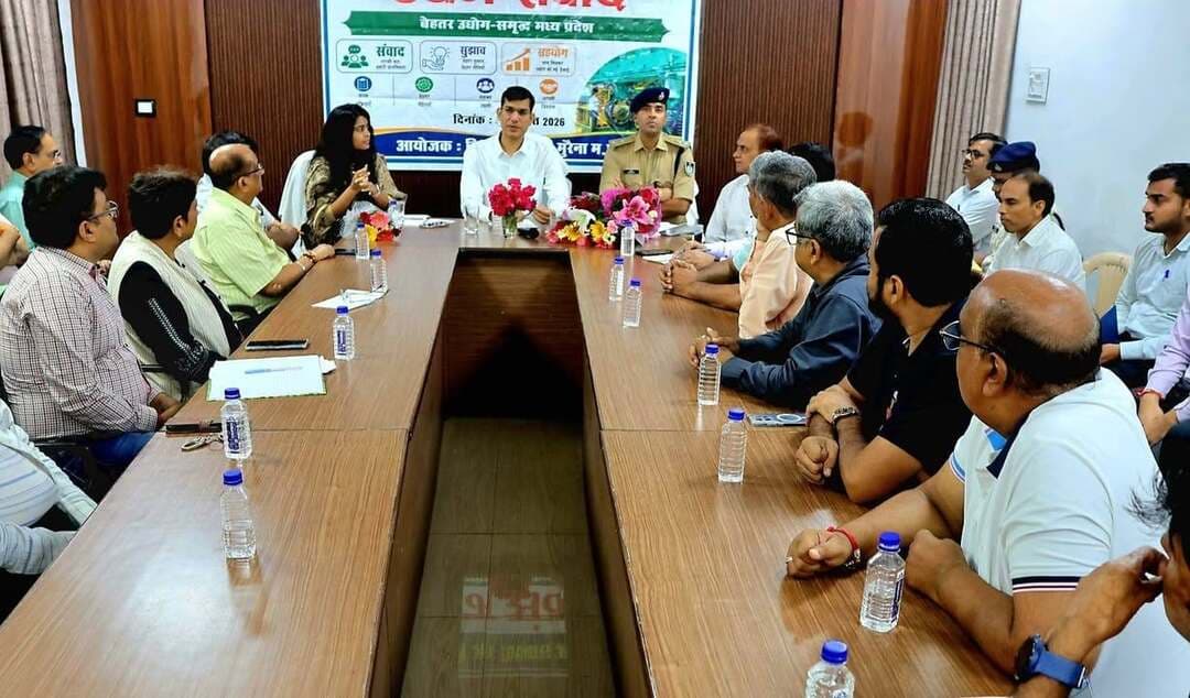 औद्योगिक क्षेत्र की समस्याओं के निराकरण एवं सुविधाओं के विस्तार पर हुई सार्थक चर्चा
मुरैना /मुख्यमंत्री जनविश्वास अभियान के अंतर्गत शनिवार को बानमौर स्थित उद्यम भवन में कलेक्टर लोकेश कुमार जांगिड़ ने क्षेत्र के उद्यमियों के साथ उद्यम संवाद किया। इस अवसर पर पुलिस अधीक्षक धर्मराज मीणा एवं एमपीआईडीसी की एग्जिक्यूटिव डायरेक्टर अनीसा श्रीवास्तव सहित संबंधित अधिकारी एवं बामौर क्षेत्र के उद्योगपति उपस्थित रहे।
उद्यम संवाद के दौरान क्षेत्र के उद्योगपतियों ने औद्योगिक क्षेत्र से संबंधित विभिन्न समस्याओं, आवश्यकताओं एवं व्यवस्थाओं से कलेक्टर को अवगत कराया। कलेक्टर ने उद्यमियों की समस्याओं को गंभीरता से सुना तथा कहा कि जिन विषयों में जिला प्रशासन के स्तर से हस्तक्षेप एवं सहयोग की आवश्यकता है, उनका प्राथमिकता के साथ निराकरण सुनिश्चित किया जाएगा। उन्होंने कहा कि जिले में उद्योगों के लिए अनुकूल वातावरण तैयार करने तथा औद्योगिक गतिविधियों को सुचारू बनाने के लिए प्रशासन और उद्यमियों के बीच निरंतर समन्वय आवश्यक है।
औद्योगिक क्षेत्र में फायर स्टेशन की सुविधा होगी सुनिश्चित
उद्यमियों ने औद्योगिक क्षेत्र में फायर स्टेशन की आवश्यकता का विषय प्रमुखता से रखा। कलेक्टर ने कहा कि प्राथमिकता वाले स्थान पर फायर स्टेशन की व्यवस्था सुनिश्चित करने की दिशा में कार्य किया जाएगा। इसके साथ ही औद्योगिक क्षेत्र में पार्किंग व्यवस्था की आवश्यकता पर भी चर्चा की गई।
औद्योगिक अपशिष्ट के व्यवस्थित प्रबंधन पर जोर
संवाद के दौरान औद्योगिक अपशिष्ट के उचित संग्रहण, प्रबंधन एवं निस्तारण को लेकर भी विस्तार से चर्चा हुई। कलेक्टर ने कहा कि औद्योगिक क्षेत्र से निकलने वाले अपशिष्ट के व्यवस्थित प्रबंधन के लिए आवश्यक व्यवस्था विकसित की जाएगी। विशेष रूप से लिक्विड वेस्ट के प्रबंधन को प्राथमिकता के आधार पर व्यवस्थित करने की दिशा में कार्य किया जाएगा।
कलेक्टर ने स्पष्ट किया कि अधिक प्रदूषणकारी गतिविधियों वाली नई औद्योगिक इकाइयों को अनुमति देने में पर्यावरणीय मानकों एवं निर्धारित नियमों का कड़ाई से पालन सुनिश्चित किया जाएगा। टायर पाइरोलिसिस जैसी गतिविधियों से संबंधित नई इकाइयों के संबंध में भी निर्धारित मापदंडों के अनुरूप ही निर्णय लिया जाएगा। उन्होंने कहा कि प्रदूषण संबंधी शिकायतों की जांच कर नियमों का उल्लंघन पाए जाने पर संबंधित इकाइयों के विरुद्ध नियमानुसार कार्रवाई की जाएगी।
औद्योगिक क्षेत्र में यातायात व्यवस्था को बेहतर बनाने के निर्देश
उद्यमियों ने औद्योगिक क्षेत्र में ट्रकों एवं अन्य भारी वाहनों के खड़े रहने से उत्पन्न यातायात संबंधी समस्याओं से भी कलेक्टर को अवगत कराया। इस पर कलेक्टर ने नगर पालिका एवं पुलिस विभाग को समन्वय के साथ यातायात व्यवस्था को बेहतर बनाने के निर्देश दिए। उन्होंने बाजार क्षेत्र एवं औद्योगिक क्षेत्र में यातायात प्रबंधन के लिए आवश्यक व्यवस्था सुनिश्चित करने को कहा।
पुलिस अधीक्षक धर्मराज मीणा ने बताया कि औद्योगिक क्षेत्र में यातायात की समस्या का प्रमुख कारण परिवहन वाहनों का अनियंत्रित रूप से खड़ा होना है। उन्होंने यातायात प्रबंधन को प्रभावी बनाने के लिए सीसीटीवी कैमरे एवं कंट्रोल रूम स्थापित करने के संबंध में उद्यमियों के साथ चर्चा की। उन्होंने कहा कि सीसीटीवी एवं निगरानी व्यवस्था के माध्यम से यातायात की स्थिति पर प्रभावी नजर रखी जा सकेगी तथा समस्याओं का समयबद्ध समाधान करने में सहायता मिलेगी। उन्होंने उद्यमियों को पुलिस विभाग की ओर से आवश्यक सहयोग उपलब्ध कराने का आश्वासन भी दिया।
अस्थाई दखल वसूली नियमानुसार गैर-औद्योगिक क्षेत्र में ही की जाए
कलेक्टर जांगिड़ ने नगर पालिका द्वारा की जाने वाली अस्थाई दखल वसूली के संबंध में भी स्पष्ट निर्देश दिए। उन्होंने कहा कि अस्थाई दखल वसूली नियमानुसार गैर-औद्योगिक क्षेत्र में निर्धारित श्रेणी के व्यक्तियों से ही की जाए। औद्योगिक क्षेत्र के उद्यमियों से इस मद में अनधिकृत अथवा निर्धारित नियमों के विपरीत वसूली नहीं की जाए।
उन्होंने मुख्य नगर पालिका अधिकारी को निर्देशित किया कि निर्धारित दरों के अनुसार ही वसूली सुनिश्चित की जाए तथा संबंधित स्थानों पर वसूली की दरों को स्पष्ट रूप से प्रदर्शित करने वाले सूचना बोर्ड लगाए जाएं, ताकि वसूली में पारदर्शिता बनी रहे। उन्होंने कहा कि निर्धारित दर से अधिक अथवा अनधिकृत वसूली की शिकायत पाए जाने पर संबंधित के विरुद्ध नियमानुसार सख्त कार्रवाई की जाएगी।
औद्योगिक इकाइयों में कार्यरत श्रमिकों का पुलिस सत्यापन कराने की अपील
पुलिस अधीक्षक धर्मराज मीणा ने औद्योगिक इकाइयों में कार्यरत श्रमिकों एवं कर्मचारियों का पुलिस सत्यापन कराने की अपील की। उन्होंने कहा कि श्रमिकों का सत्यापन औद्योगिक क्षेत्र की सुरक्षा व्यवस्था को बेहतर बनाने के साथ-साथ किसी आकस्मिक घटना की स्थिति में संबंधित व्यक्ति की पहचान एवं पीएम राहत जैसी योजनाओं से आवश्यक सहायता उपलब्ध कराने में भी उपयोगी होगा। उन्होंने उद्यमियों से पुलिस विभाग के साथ समन्वय बनाए रखने को कहा तथा आवश्यकतानुसार पुलिस विभाग की ओर से सहयोग उपलब्ध कराने की बात कही।
आपातकालीन व्यवस्थाओं एवं अन्य विषयों पर भी हुआ विचार-विमर्श
संवाद के दौरान औद्योगिक क्षेत्र में आपातकालीन एवं त्वरित प्रतिक्रिया व्यवस्था, फायर स्टेशन की स्थापना, पार्किंग, यातायात प्रबंधन, सीसीटीवी कैमरों की स्थापना, औद्योगिक अपशिष्ट के संग्रहण एवं निस्तारण, श्रमिकों से संबंधित विषयों तथा अन्य आवश्यक व्यवस्थाओं पर भी विस्तार से चर्चा हुई।
कलेक्टर ने कहा कि उद्योगों से संबंधित समस्याओं का समयबद्ध निराकरण जिला प्रशासन की प्राथमिकताओं में शामिल है। औद्योगिक क्षेत्र में आवश्यक सुविधाओं का विस्तार और बेहतर व्यवस्थाएं उपलब्ध कराने के लिए संबंधित विभागों को समन्वय के साथ कार्य करना होगा। उन्होंने उद्यमियों से भी नियमों का पालन करते हुए प्रशासन के साथ सहयोग एवं समन्वय से कार्य करने को कहा। उन्होंने कहा कि प्रशासन और उद्योग जगत के आपसी सहयोग से औद्योगिक क्षेत्र में बेहतर वातावरण तैयार किया जा सकता है तथा स्थानीय स्तर पर रोजगार एवं आर्थिक गतिविधियों को भी बढ़ावा मिलेगा।