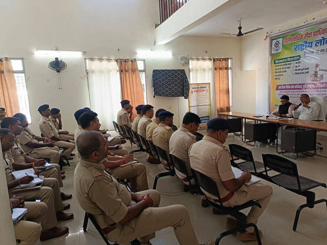 प्रेस विज्ञप्ति
राष्ट्रीय लोक अदालत की सफलता को लेकर जिले के सभी थानाध्यक्षों के साथ बैठक आयोजित
मोतिहारी, 29 अगस्त 2026।
जिला विधिक सेवा प्राधिकार, पूर्वी चम्पारण, मोतिहारी के तत्वावधान में आगामी राष्ट्रीय लोक अदालत दिनांक 12 सितम्बर 2026 को सफल एवं प्रभावी बनाने के उद्देश्य से जिले के सभी थानाध्यक्षों के साथ एक महत्वपूर्ण बैठक आयोजित की गई। बैठक की अध्यक्षता मुख्य न्यायिक दंडाधिकारी, पूर्वी चम्पारण, मोतिहारी श्री पुनीत कुमार तिवारी ने की। बैठक में जिला विधिक सेवा प्राधिकार के सचिव श्री नितिन त्रिपाठी सहित जिले के सभी थानाध्यक्ष उपस्थित रहे।
बैठक में आगामी राष्ट्रीय लोक अदालत में यातायात चालान से संबंधित मामलों के अधिकतम निष्पादन पर विशेष रूप से चर्चा की गई। सचिव श्री नितिन त्रिपाठी ने सभी थानाध्यक्षों को निर्देशित किया कि लंबित यातायात चालान मामलों में अधिक से अधिक संबंधित पक्षकारों को नोटिस की तामिला सुनिश्चित की जाए, ताकि वे राष्ट्रीय लोक अदालत में उपस्थित होकर अपने मामलों का सुलह एवं समझौते के आधार पर त्वरित निष्पादन करा सकें।
बैठक में यह भी निर्देश दिया गया कि नोटिस की तामिला के उपरांत उसकी तामिला रिपोर्ट समय पर जिला विधिक सेवा प्राधिकार को उपलब्ध कराई जाए। थाना स्तर पर लंबित मामलों की समीक्षा करते हुए अधिकतम मामलों को राष्ट्रीय लोक अदालत के लिए चिन्हित करने तथा पक्षकारों तक लोक अदालत के लाभ की जानकारी पहुंचाने पर भी बल दिया गया।
मुख्य न्यायिक दंडाधिकारी श्री पुनीत कुमार तिवारी ने कहा कि राष्ट्रीय लोक अदालत त्वरित, सरल एवं सुलभ न्याय का महत्वपूर्ण माध्यम है। इसके माध्यम से छोटे एवं समझौता योग्य मामलों का सौहार्दपूर्ण वातावरण में निस्तारण किया जा सकता है। उन्होंने सभी थानाध्यक्षों से राष्ट्रीय लोक अदालत को सफल बनाने में सक्रिय सहयोग की अपेक्षा की।
बैठक के दौरान नए आपराधिक कानूनों—भारतीय न्याय संहिता (BNS), भारतीय नागरिक सुरक्षा संहिता (BNSS) एवं भारतीय साक्ष्य अधिनियम (BSA) के प्रावधानों पर भी चर्चा की गई। अधिकारियों के बीच नए आपराधिक कानूनों के प्रभावी क्रियान्वयन, पुलिस की भूमिका तथा अनुसंधान एवं न्यायिक प्रक्रिया से संबंधित महत्वपूर्ण बिंदुओं पर विचार-विमर्श किया गया।
सचिव श्री नितिन त्रिपाठी ने कहा कि राष्ट्रीय लोक अदालत की सफलता के लिए नोटिस की अधिकतम तामिला, समयबद्ध रिपोर्टिंग एवं पुलिस-न्यायिक तंत्र के बीच प्रभावी समन्वय अत्यंत आवश्यक है। उन्होंने सभी थानाध्यक्षों से अपील की कि वे अपने-अपने थाना क्षेत्रों में लंबित यातायात चालान मामलों के अधिकतम निष्पादन हेतु विशेष प्रयास करें, जिससे आगामी 12 सितम्बर 2026 की राष्ट्रीय लोक अदालत में अधिक से अधिक मामलों का सफलतापूर्वक निस्तारण सुनिश्चित हो सके।
Information & Public Relations Department, Government of Bihar