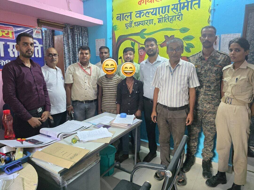 *प्रेस विज्ञप्ति*
दिनांकः-29.08.2026 को श्रम संसाधन एवं प्रवासी श्रमिक कल्याण विभाग बिहार के निर्देश के आलोक में एवं श्रम प्रवर्तन पदाधिकारी, चकिया के नेतृत्व में चकिया प्रखंड क्षेत्र अंतर्गत विशेष धावा दल के द्वारा विभिन्न प्रतिष्ठानों में सघन जाँच अभियान चलाया गया।
जाँच के क्रम में चकिया प्रखंड के कुल-02 प्रतिष्ठानो भारत स्वीट्स, चकिया एवं अमन मोटरसाइकिल रिपेयरिंग सेंटर से 01-01 बाल श्रमिक अर्थात कुल-02 बाल श्रमिको को धावा दल की टीम के द्वारा विमुक्त कराया गया। साथ ही श्रम अधीक्षक सत्या प्रकाश द्वारा यह स्पष्ट किया गया कि यह अभियान पूर्वी चंपारण जिला अंतर्गत लगातार क्रियाशील रहेगा!
बाल एवं किशोर श्रम (प्रतिषेध एवं विनियमन) अधिनियम, 1986 के तहत सभी नियोजकों के विरूद्ध संबंधित थाने में प्राथमिकी दर्ज करने की कार्रवाई की जा रही है जबकि सभी विमुक्त बाल श्रमिकों को बाल कल्याण समिति, पूर्वी चंपारण, मोतिहारी के समक्ष उपस्थापित कर उन्हें बाल गृह में रखा गया है।
श्रम अधीक्षक सत्या प्रकाश द्वारा बताया कि बच्चों से प्रतिष्ठान में कार्य कराना बाल एवं किशोर श्रम प्रतिषेध एवं विनियमन के अंतर्गत गैर कानूनी है। बाल एवं किशोर श्रम (प्रतिषेध एवं विनियमन) अधिनियम, 1986 के अतर्गत बाल श्रमिकों से कार्य कराने वाले व्यक्तियों को 20 हजार रूपये से 50 हजार रूपये तक का जुर्माना और 2 वर्षों तक का कारावास का प्रावधान है। इसके अतिरिक्त माननीय सर्वोच्च न्यायालय के निदेश के आलोक में सभी नियोजकों से 20,000/- (बीस हजार रू.) प्रति बाल श्रमिक की दर से राशि की वसूली की जाएगी।
आज की इस विशेष धावा दल की टीम में श्रम प्रवर्तन पदाधिकारी, चकिया, श्रम प्रवर्तन पदाधिकारी, मेहसी, श्रम प्रवर्तन पदाधिकारी, पकडिदयाल, श्रम प्रवर्तन पदाधिकारी, पिपराकोठी एवं प्रयास संस्था तथा ग्राम नियोजन केंद्र के प्रतिनिधि एवं चकिया थाना से 04 पुलिस कर्मी एवं एंटी ह्यूमन टै्रफिकिंग यूनिट की टीम शामिल थी।।
Information & Public Relations Department, Government of Bihar श्रम संसाधन विभाग, बिहार सरकार
