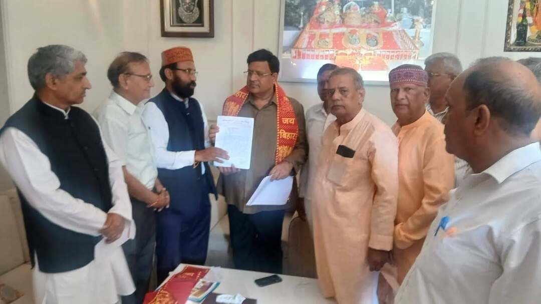 कैबिनेट मंत्री को ज्ञापन सौंपकर निगम पदाधिकारी की बर्खास्तगी की किए माँग
👉कैबिनेट मंत्री विपुल गोयल ने तत्काल सख्त कार्रवाई का दिए आश्वासन
Aonenews अरविन्द बक्शी
हरियाणा सरकार के कैबिनेट मंत्री विपुल गोयल को बिहार प्रदेश के लोगों के प्रति अभद्र भाषा और गाली-गलौज की वायरल ऑडियो मामले की उच्चस्तरीय जाँच तथा आरोपी नगर निगम अधिकारी को तत्काल निलंबित कर सख्त कानूनी एवं प्रशासनिक कार्यवाही की माँग की गई। इस अवसर पर पूर्वांचल फाउंडेशन के मुख्य संरक्षक तथा यमुना रक्षक दल के राष्ट्रीय कार्यकारी अध्यक्ष डॉ.आर एन सिंह ने कहा कि फरीदाबाद तथा हरियाणा के विकास में बिहार सहित देश के अन्य प्रदेशों से आकर रह रहे लोगों की महत्वपूर्ण भूमिका रही है। इन्हे अपेक्षित मान-सम्मान तथा बिना किसी भेदभाव के समान अवसर भी प्राप्त होता रहा है। वर्तमान सरकार के कार्यकाल में प्रवासी मजदूरों के लिए कई कल्याणकारी योजनाओं को अमली जामा पहनाने का काम भी किया गया है। किन्तु बिहार प्रदेश के लोगों के प्रति अभद्र भाषा और गाली-गलौज की वायरल ऑडियो का राजनैतिक दुष्प्रचार आम जनमानस को दुष्प्रभावित कर रहा है। डॉ.आर एन सिंह ने कहा कि सरकारी कर्मचारी तथा पदाधिकारियों द्वारा ऐसा कृत्य घोर अपराध की श्रेणी में आता है अतः संबंधित अधिकारी को तत्काल निलंबित कर उच्चस्तरीय जाँच कराकर कठोर सजा सुनिश्चित होना चाहिए जिससे ऐसी घटना की पुनरावृत्ति न हो।
फरीदाबाद के प्रथम महापौर तथा सामूहिक पूर्वांचल सभा के मुख्य संरक्षक सूबेदार सुमन ने कैबिनेट मंत्री से त्वरित कार्यवाई की माँग किए।
इस अवसर पर भोजपुरी अवधी समाज के चेयरमैन पंडित रमाकांत तिवारी, सामूहिक पूर्वांचल सभा के अध्यक्ष राज नाथ सिंह, पूर्वांचल विकास मंच के अध्यक्ष सुदीश यादव, लोहिया जागृति मिशन सोसाइटी(पंजी) के अध्यक्ष एडवोकेट नागेश सिंह, पूर्वांचल फाउंडेशन तथा अखिल भारतीय राजपूत एकता मिशन के अध्यक्ष एस के सिंह, प्रोत्साहन मंच के महासचिव बी पी सिंह, प्रवासी हिताय सेवा समिति के अध्यक्ष दिलीप कुमार तिवारी, महासचिव अर्जुन सिंह, पूर्वांचल वेल्फेयर एसोसिएशन के अध्यक्ष सी पी पाण्डेय, एन्टी करप्शन ऑर्गनाइजेशन के राष्ट्रीय अध्यक्ष जे पी सिंह सहित विभिन्न समाजिक संगठनों के पदाधिकारी अपने-अपने संगठन की ओर से ज्ञापन सौंपकर तत्काल सख्त कार्रवाई की मांग किए।
कैबिनेट मंत्री विपुल गोयल घटनाक्रम को अत्यंत संवेदनशील बताए तथा इसे मुख्यमंत्री के समक्ष प्रस्तुत कर तत्काल सख्त कार्रवाई का आश्वासन दिए।