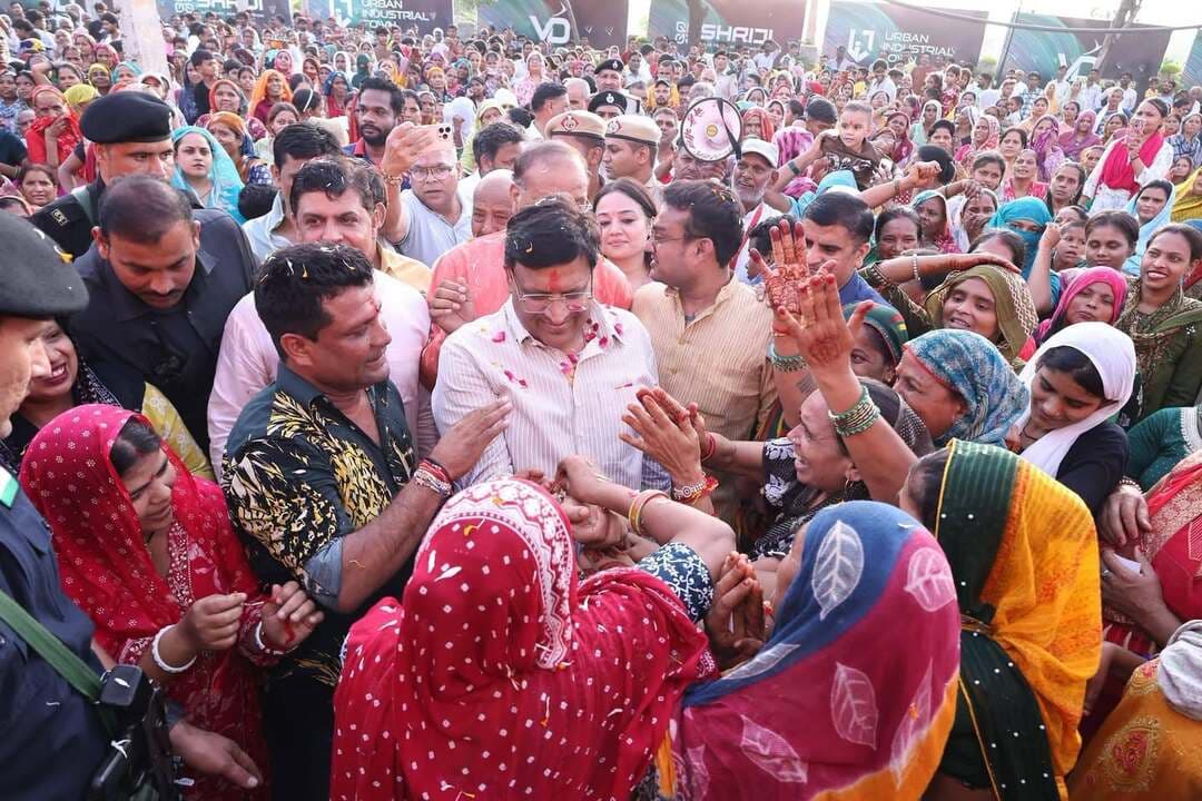 रिश्तों की पावन डोर,विकास के संकल्प के साथ इंद्रा कॉलोनी को विकास की नई सौगात:कैबिनेट मंत्री विपुल गोयल
रक्षाबंधन के पावन अवसर पर बहनों के साथ मनाया स्नेह और विश्वास का पर्व, विभिन्न विकास कार्यों का किया लोकार्पण
फरीदाबाद,29 अगस्त।
Aonenews
अरविन्द बक्शी
स्नेह, विश्वास, संस्कार एवं आत्मीयता के पावन पर्व रक्षाबंधन के अवसर पर कैबिनेट मंत्री विपुल गोयल इंद्रा नगर में बहनों के साथ रक्षासूत्र के इस पवित्र बंधन के उत्सव में सम्मिलित हुए। इस अवसर पर उन्होंने बहनों से आत्मीय संवाद किया और उनका स्नेह एवं आशीर्वाद प्राप्त किया। साथ ही, इंद्रा कॉलोनी के चहुंमुखी विकास एवं जनसुविधाओं को और बेहतर बनाने की दिशा में विभिन्न विकास कार्यों का लोकार्पण भी किया।
इस अवसर पर कैबिनेट मंत्री विपुल गोयल ने कहा कि रक्षाबंधन केवल भाई-बहन के पवित्र रिश्ते का पर्व नहीं, बल्कि यह स्नेह, विश्वास और जिम्मेदारी का भी प्रतीक है। बहनों का स्नेह और आशीर्वाद जनसेवा के संकल्प को और अधिक मजबूत करता है। क्षेत्र की जनता ने जिस विश्वास के साथ अपनी जिम्मेदारी सौंपी है, उस विश्वास पर खरा उतरना और क्षेत्र के प्रत्येक परिवार तक विकास की सुविधाएं पहुंचाना हमारा निरंतर प्रयास है।
उन्होंने कहा कि इंद्रा कॉलोनी के चहुंमुखी विकास के लिए लगभग 5 करोड़ रुपये की लागत से विभिन्न विकास कार्य प्रस्तावित किए गए हैं। इन कार्यों के माध्यम से क्षेत्र में शिक्षा, स्वास्थ्य, आधारभूत सुविधाओं और जनसुविधाओं को और मजबूत किया जाएगा। इसमें सीनियर सेकेंडरी स्कूल का निर्माण एवं सुदृढ़ीकरण प्रमुख रूप से शामिल है, ताकि क्षेत्र के बच्चों को गुणवत्तापूर्ण शिक्षा के लिए दूर न जाना पड़े और उन्हें अपने क्षेत्र में ही बेहतर शैक्षणिक वातावरण उपलब्ध हो सके।
कैबिनेट मंत्री ने कहा कि बच्चे हमारे भविष्य की धरोहर हैं और उनके उज्ज्वल भविष्य के लिए बेहतर शिक्षा के साथ मजबूत आधारभूत सुविधाएं उपलब्ध कराना हमारी प्राथमिकता है। इसी दिशा में डिस्पेंसरी एवं चिकित्सा सुविधाओं के विस्तार, आंगनबाड़ी केंद्रों के सुदृढ़ीकरण और कम्युनिटी सेंटर से जुड़े विकास कार्यों को भी प्रस्तावित योजना में शामिल किया गया है। इसके साथ ही गली-मोहल्लों में सड़कों, सीवर एवं नालियों, पाइपलाइन तथा स्ट्रीट लाइट से जुड़े आवश्यक कार्य भी कराए जाएंगे।
उन्होंने कहा कि शपथ ग्रहण के बाद से अब तक इंद्रा कॉलोनी में ढाई करोड़ रुपये से अधिक के विकास कार्य पूर्ण किए जा चुके हैं। इन विकास कार्यों का उद्देश्य केवल निर्माण कार्य कराना नहीं, बल्कि क्षेत्रवासियों के दैनिक जीवन को सुविधाजनक और बेहतर बनाना है। सड़क, जल निकासी, सीवर, प्रकाश व्यवस्था और अन्य मूलभूत सुविधाओं को मजबूत करने के लिए निरंतर कार्य किया जा रहा है।
कैबिनेट मंत्री विपुल गोयल ने कहा कि वार्ड नंबर 14 के समग्र विकास को लेकर भी व्यापक स्तर पर कार्ययोजना तैयार की जा रही है। पूरे वार्ड का बारीकी से निरीक्षण कर आवश्यकताओं का आकलन किया जा रहा है और आगामी समय में लगभग 25 करोड़ रुपये के अतिरिक्त विकास कार्य कराए जाएंगे। इन कार्यों के पूरा होने के बाद वार्ड नंबर 14 में बुनियादी सुविधाओं के विस्तार के साथ विकास की तस्वीर और अधिक सशक्त एवं बेहतर होगी।
उन्होंने कहा कि प्रधानमंत्री नरेंद्र मोदी जी के मार्गदर्शन और मुख्यमंत्री नायब सिंह सैनी जी के नेतृत्व में प्रदेश में विकास को नई गति मिली है। सरकार का प्रयास है कि विकास का लाभ समाज के प्रत्येक वर्ग और प्रत्येक क्षेत्र तक पहुंचे। इसी सोच के साथ फरीदाबाद में भी शिक्षा, स्वास्थ्य, सड़क, सीवर, जल व्यवस्था, प्रकाश व्यवस्था और अन्य जनसुविधाओं को लगातार मजबूत किया जा रहा है।
कैबिनेट मंत्री ने कहा कि हमारा संकल्प इंद्रा कॉलोनी को एक ऐसी आदर्श कॉलोनी के रूप में विकसित करना है, जहां हर बच्चे को अच्छी शिक्षा मिले, हर परिवार को बेहतर स्वास्थ्य सुविधा उपलब्ध हो, हर गली रोशन हो और हर घर तक स्वच्छ जल एवं सुव्यवस्थित सीवर व्यवस्था पहुंचे। विकास का यह सिलसिला आगे भी पूरी गति के साथ जारी रहेगा।
उन्होंने कहा कि बहनों का स्नेह, जनता का विश्वास और क्षेत्रवासियों का सहयोग ही जनसेवा की सबसे बड़ी शक्ति है। रक्षाबंधन के इस पावन अवसर पर मिले स्नेह और आशीर्वाद को जनसेवा के संकल्प में परिवर्तित करते हुए इंद्रा कॉलोनी और पूरे वार्ड नंबर 14 के विकास के लिए पूरी प्रतिबद्धता के साथ कार्य किया जाएगा।
जनकल्याण और क्षेत्र का सर्वांगीण विकास ही हमारा संकल्प है।
इस अवसर पर पार्षद सचिन शर्मा, पार्षद कुलदीप साहनी, पार्षद करण सिंगला, अजीत नंबरदार, पार्षद मुकेश अग्रवाल, पार्षद प्रियंका बिष्ट बुधनी, सुरेंद्र नटनगर, राधिका गुप्ता सहित बड़ी संख्या में क्षेत्रवासी एवं गणमान्य लोग उपस्थित रहे।