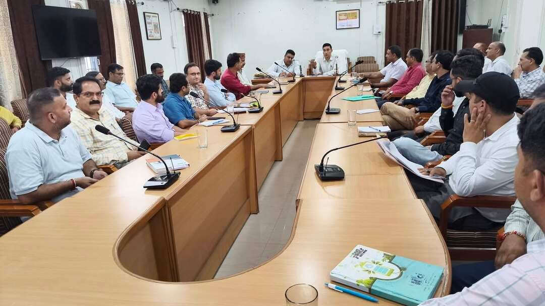 सितंबर माह में आयोजित होगा ईट राइट मेला : उपायुक्त मुकेश रेपस्वाल
सुरक्षित, स्वच्छ एवं पौष्टिक भोजन के प्रति लोगों को जागरूक करना उद्देश्य
मिनी मैराथन, साइकिलिंग रेस, खेल प्रतियोगिताएं व शेफ प्रतियोगिता होंगी आयोजित
चंबा, 29 अगस्त
उपायुक्त मुकेश रेपस्वाल ने कहा कि जिला मुख्यालय के चौगान नंबर-1 में सितंबर माह में ईट राइट मेले का आयोजन किया जाएगा। मेले का मुख्य उद्देश्य लोगों को सुरक्षित, स्वच्छ, स्वास्थ्यवर्धक एवं पौष्टिक भोजन के प्रति जागरूक करना तथा स्थानीय एवं पारंपरिक पौष्टिक व्यंजनों को बढ़ावा देना है। उपायुक्त ने यह जानकारी मेले की तैयारियों को लेकर आयोजित बैठक की अध्यक्षता करते हुए दी।
उन्होंने बताया कि मेले में स्वयं सहायता समूहों, स्थानीय महिलाओं, आंगनवाड़ी कार्यकर्ताओं, व्यापार मंडल एवं होटल व्यवसायियों द्वारा चंबा के स्वास्थ्यवर्धक स्थानीय व्यंजनों के स्टॉल लगाए जाएंगे। विभिन्न विभागों की प्रदर्शनियां भी लगाई जाएंगी, जिनमें स्वास्थ्य एवं पोषण से संबंधित जानकारी तथा स्थानीय उत्पाद प्रदर्शित किए जाएंगे।
उपायुक्त ने कहा कि मेले के दौरान मिनी मैराथन, साइकिलिंग रेस, म्यूजिकल चेयर, रस्साकशी, तम्बोला तथा बच्चों के लिए जंपिंग शो जैसी विभिन्न गतिविधियां आयोजित की जाएंगी। मिनी मैराथन चौगान नंबर-1 से सुबह 6 बजे शुरू होगी, जिसमें अंडर -18 और उससे उपर के पुरुष व महिला वर्ग भाग ले सकेंगे। इसके अतिरिक्त योग अभ्यास भी करवाया जाएगा।
मेले में स्वस्थ शिशु प्रतियोगिता आयोजित कर विजेता शिशुओं एवं उनके अभिभावकों को सम्मानित किया जाएगा। स्थानीय एवं पौष्टिक व्यंजनों को बढ़ावा देने के लिए शेफ प्रतियोगिता तथा होम रेसिपी प्रतियोगिता भी आयोजित होगी। साथ ही चंबा की लोक संस्कृति पर आधारित सांस्कृतिक कार्यक्रम भी प्रस्तुत किए जाएंगे।
उपायुक्त ने संबंधित विभागों को मेले की तैयारियां समयबद्ध पूर्ण करने के निर्देश दिए। बैठक में विभिन्न विभागों के अधिकारीयों द्वारा मेले के आयोजन को लेकर विभिन्न सुझाव भी दिये।
बैठक में कर्यवाही का संचालन आयुक्त खाद्य सुरक्षा दीपक राजआनंद ने किया।
इस अवसर पर एसडीएम चिराग शर्मा, उपनिदेश उच्च शिक्षा विकास महाजन, उपनिदेश कृषि डॉ भूपेंद्र सिंह, उद्यान डॉ प्रमोद शाह, जिला विकास अधिकारी तिवेन्द्रर चौनेरिया, प्रिंसिपल मेडिकल कॉलेज पंकज गुप्ता, खंड विकास अधिकारी महेश चंद, जिला भाषा अधिकारी तुकेश शर्मा व ओसड़ी उमाकांत सहित विभिन्न विभागीय अधिकारी उपस्थित रहे।