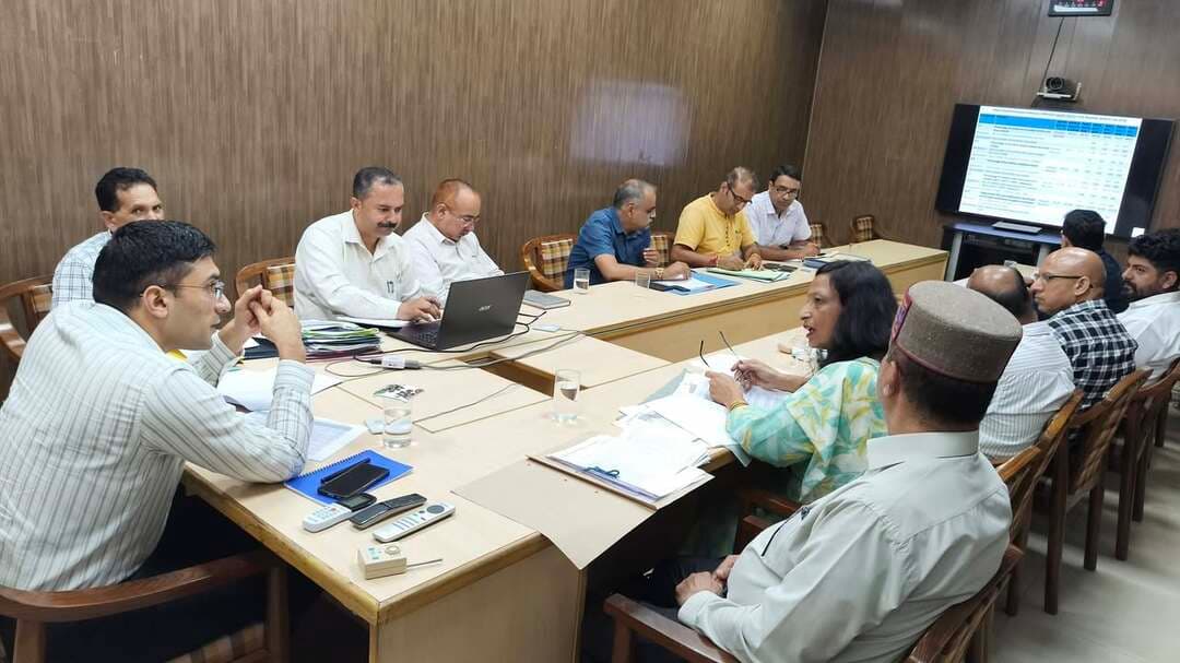 नीति आयोग के आकांक्षी जिला कार्यक्रम एवं सामाजिक उत्तरदायित्व गतिविधियों की उपायुक्त ने की समीक्षा
स्वास्थ्य, पोषण, शिक्षा, कृषि सहित विभिन्न क्षेत्रों की प्रगति की समीक्षा कर दिए आवश्यक दिशा-निर्देश
चंबा, 29 अगस्त
उपायुक्त चंबा मुकेश रेपस्वाल की अध्यक्षता में आज नीति आयोग के आकांक्षी जिला कार्यक्रम एवं कॉरपोरेट सामाजिक उत्तरदायित्व गतिविधियों की समीक्षा बैठक आयोजित हुई। बैठक में स्वास्थ्य, पोषण, शिक्षा, कृषि, आधारभूत सुविधाओं व वित्तीय समावेशन से संबंधित जुलाई 2026 तक के प्रमुख संकेतकों तथा विभिन्न परियोजनाओं की प्रगति की समीक्षा की गई।
बैठक में उपायुक्त को प्रिंसिपल मेडिकल कॉलेज और जिला स्वास्थ्य अधिकारी द्वारा स्वास्थ्य संबंधी जानकारी देते हुए बताया कि स्वास्थ्य एवं पोषण क्षेत्र में मातृ एवं शिशु स्वास्थ्य सेवाओं, प्रसवपूर्व जांच, गर्भवती महिलाओं के समय पर पंजीकरण, हीमोग्लोबिन जांच तथा संस्थागत प्रसव के क्षेत्र में निरंतर सुधार हुआ है। इस दौरान गंभीर एवं मध्यम तीव्र कुपोषण से प्रभावित बच्चों की स्थिति की भी समीक्षा की गई।
बैठक में उपनिदेशक उच्च शिक्षा ने जानकारी देते हुए बताया कि प्राथमिक से उच्च प्राथमिक तथा उच्च प्राथमिक से माध्यमिक स्तर तक विद्यार्थियों की संक्रमण दर में बेहतर प्रगति दर्ज की गई। विद्यालयों में छात्राओं के लिए कार्यशील शौचालयों की उपलब्धता 100 प्रतिशत है।
कृषि क्षेत्र में सूक्ष्म सिंचाई, फसल विविधीकरण एवं कृषि उत्पादकता को बढ़ावा देने के साथ किसानों को बेहतर बाजार सुविधाएं उपलब्ध करवाने से संबंधित योजनाओं की प्रगति पर भी चर्चा की गई।
बैठक में स्वयं सहायता समूहों एवं स्थानीय कारीगरों के उत्पादों के प्रचार-प्रसार, महिलाओं को आजीविका से जोड़ने, आंगनबाड़ी केंद्रों के निर्माण तथा स्वास्थ्य सुविधाओं के सुदृढ़ीकरण से संबंधित परियोजनाओं की भी समीक्षा की गई।
उपायुक्त मुकेश रेपस्वाल ने अधिकारियों को निर्देश दिए कि सभी प्रमुख संकेतकों की नियमित निगरानी करते हुए अपेक्षित सुधार सुनिश्चित किया जाए। उन्होंने कम वजन जन्म दर, गंभीर एवं मध्यम तीव्र कुपोषण तथा संस्थागत प्रसव से संबंधित संकेतकों में कमी के कारणों की पहचान कर आवश्यक कदम उठाने को कहा।
उन्होंने उपनिदेशक उच्च शिक्षा तथा उपनिदेशक प्रारंभिक शिक्षा को मदरसों सहित सभी शैक्षणिक संस्थानों का नियमित निरीक्षण कर वहां उपलब्ध शैक्षणिक एवं आधारभूत सुविधाओं की जांच सुनिश्चित करने के निर्देश दिए।
उपायुक्त ने कहा कि आकांक्षी जिला कार्यक्रम के अंतर्गत सभी विभाग आपसी समन्वय से कार्य करते हुए योजनाओं का लाभ अंतिम व्यक्ति तक पहुंचाएं तथा निर्धारित लक्ष्यों को समयबद्ध पूरा करने के साथ उनके परिणाम धरातल पर सुनिश्चित करें।
बैठक में आकांक्षी विकासखंड तीसा के स्वास्थ्य एवं पोषण, शिक्षा, कृषि, आधारभूत सुविधाओं व वित्तीय समावेशन क्षेत्र से संबंधित प्रमुख संकेतकों की भी समीक्षा की गई।
बैठक में कार्यवाही का संचालन जिला योजना अधिकारी डॉ. देविंदर सिंह ने किया।
इस अवसर पर उपनिदेशक उच्च शिक्षा विकास महाजन, उपनिदेशक कृषि डॉ. भूपेंद्र सिंह, उपनिदेशक उद्यान डॉ. प्रमोद शाह, खंड विकास अधिकारी महेश ठाकुर, कृषि विज्ञान केंद्र के वरिष्ठ वैज्ञानिक डॉ. केहर सिंह ठाकुर, जिला कार्यक्रम अधिकारी महिला एवं बाल विकास कमल किशोर शर्मा, प्रिंसिपल मेडिकल कॉलेज डॉ. पंकज गुप्ता व जिला स्वास्थ्य अधिकारी डॉ. कविता महाजन सहित विभिन्न विभागीय अधिकारी उपस्थित रहे।
#Chamba #Himachal #Pradesh #post #highlight