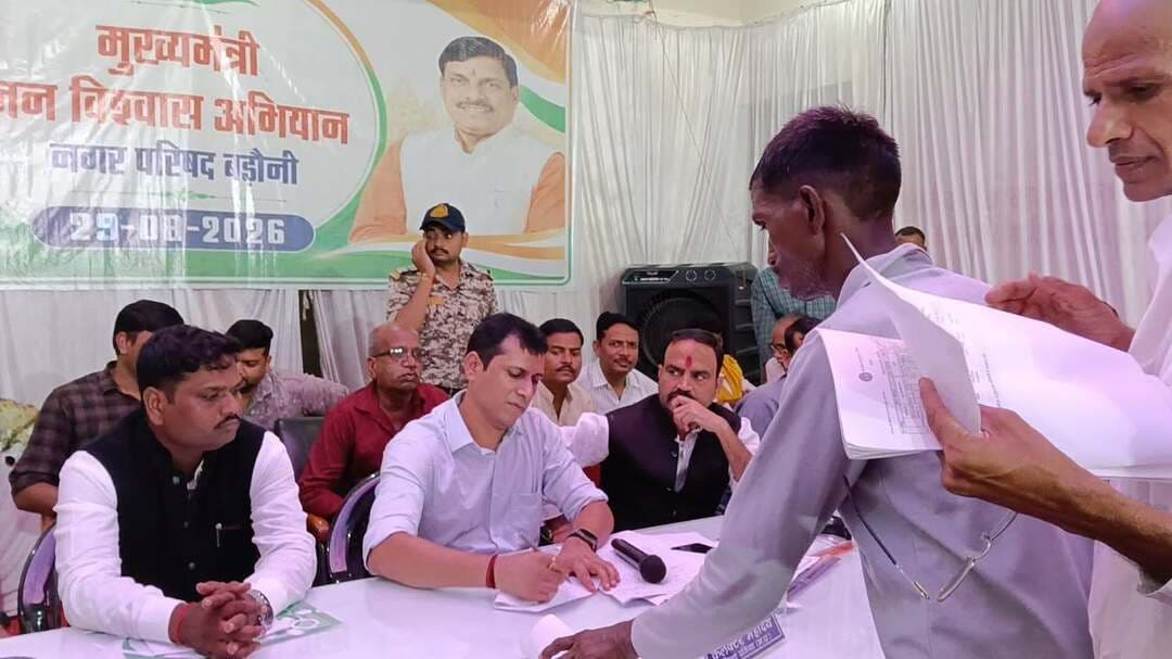 मुख्यमंत्री जन विश्वास अभियान के अंतर्गत बड़ौनी में आयोजित हुआ शिविर
कलेक्टर ने आधा सैकड़ा से अधिक नागरिकों की समस्याएं सुनीं, आवास एवं समग्र आईडी की शिकायतों पर जताई नाराजगी
मुख्यमंत्री जन विश्वास अभियान के अंतर्गत नगर परिषद बड़ौनी में शिविर आयोजित किया गया। शिविर में कलेक्टर श्री स्वप्निल वानखड़े ने आधा सैकड़ा से अधिक नागरिकों से सीधे संवाद कर उनकी समस्याएं, शिकायतें सुनीं तथा संबंधित अधिकारियों को नियमानुसार एवं समय-सीमा में निराकरण के निर्देश दिए।
जनसुनवाई के दौरान आवास योजना एवं समग्र आईडी से संबंधित अधिक शिकायतें प्राप्त होने तथा सीएमओ नगर परिषद बड़ौनी द्वारा संतोषजनक जवाब नहीं दिए जाने पर कलेक्टर ने नाराजगी व्यक्त की। उन्होंने शिकायतों की गंभीरता से जांच कर शीघ्र रिपोर्ट प्रस्तुत करने के निर्देश दिए।
कलेक्टर ने अधिकारियों को निर्देशित किया कि पात्र हितग्राहियों को शासन की योजनाओं का लाभ दिलाने के साथ नागरिकों की समस्याओं का संवेदनशीलता एवं प्राथमिकता के साथ निराकरण सुनिश्चित करें। उन्होंने कहा कि मुख्यमंत्री जन विश्वास अभियान का उद्देश्य शासन और आमजन के बीच विश्वास एवं संवाद को मजबूत करना तथा नागरिकों की समस्याओं का यथासंभव मौके पर ही समाधान सुनिश्चित करना है।
Dr Mohan Yadav
CM Madhya Pradesh
Jansampark Madhya Pradesh
#datia #CMMadhyapradesh #JansamparkMP #दतिया #बड़ौनी #मुख्यमंत्री_जन_विश्वास_अभियान
