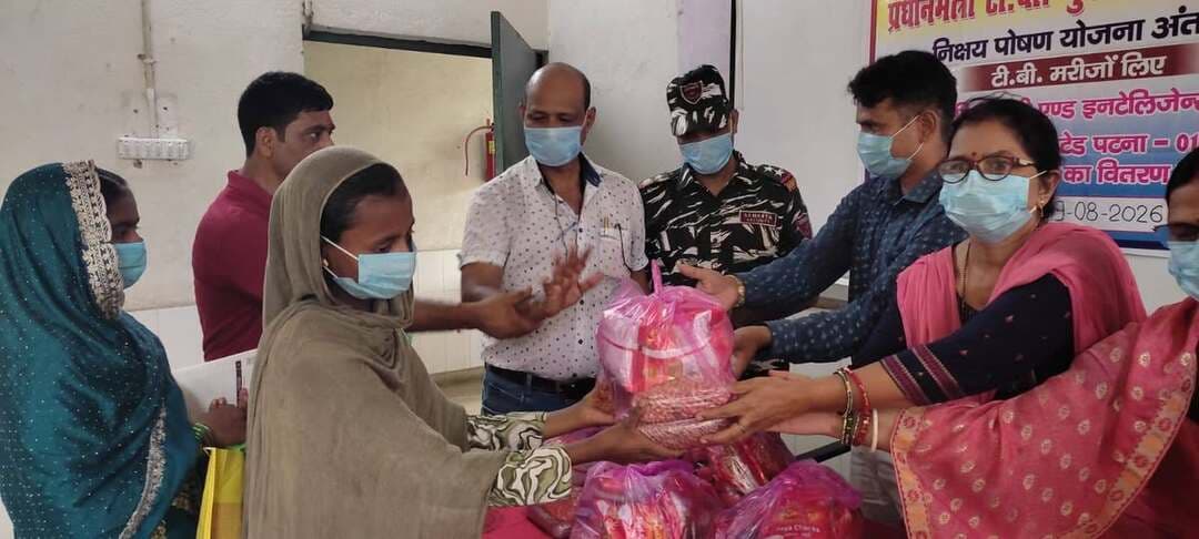 *Samanta security and intelligence services pvt ltd. के द्वारा सामुदायिक स्वास्थ्य केंद्र , सबौर में 25 टीबी मरीजों को वितरित किए गए फूड बास्केट*
*भागलपुर, 29 अगस्त 2026:-* राष्ट्रीय क्षय उन्मूलन कार्यक्रम के अंतर्गत टीबी मरीजों को पोषण सहायता प्रदान करने के उद्देश्य से समानता सिक्योरिटी एवं इंटेलिजेंस सर्विसेज के सौजन्य से आज सामुदायिक स्वास्थ्य केंद्र सबौर में 25 टीबी मरीजों के बीच फूड बास्केट का वितरण किया गया।
कार्यक्रम को संबोधित करते हुए प्रभारी चिकित्सा पदाधिकारी , सबौर ने कहा कि टीबी रोग के सफल उपचार में नियमित दवा के साथ-साथ संतुलित एवं पौष्टिक आहार की महत्वपूर्ण भूमिका होती है। समाज के विभिन्न संगठनों द्वारा इस प्रकार का सहयोग न केवल मरीजों का मनोबल बढ़ाता है, बल्कि टीबी मुक्त भारत अभियान को भी नई गति प्रदान करता है। उन्होंने समानता सिक्योरिटी सर्विसेज के इस सामाजिक दायित्व एवं जनहितकारी पहल की सराहना की।
कार्यक्रम में उपस्थित संस्था के प्रतिनिधियों ने कहा कि समाज के जरूरतमंद एवं टीबी से पीड़ित मरीजों को पोषण सहायता उपलब्ध कराना उनका सामाजिक दायित्व है तथा भविष्य में भी इस प्रकार के सहयोगात्मक कार्य निरंतर जारी रहेंगे।
जिला स्वास्थ्य समिति के अधिकारियों ने बताया कि टीबी मरीजों के उपचार के दौरान पौष्टिक आहार अत्यंत आवश्यक है। ऐसे सहयोग से मरीजों को उपचार पूरा करने में सहायता मिलती है तथा टीबी उन्मूलन के लक्ष्य को प्राप्त करने में मदद मिलती है।
इस अवसर पर स्वास्थ्य विभाग के पदाधिकारी, समानता सिक्योरिटी एवं इंटेलिजेंस के श्री पीयूष कुमार एवं जिला स्वास्थ्य समिति के प्रतिनिधि तथा लाभार्थी टीबी मरीज उपस्थित रहे।