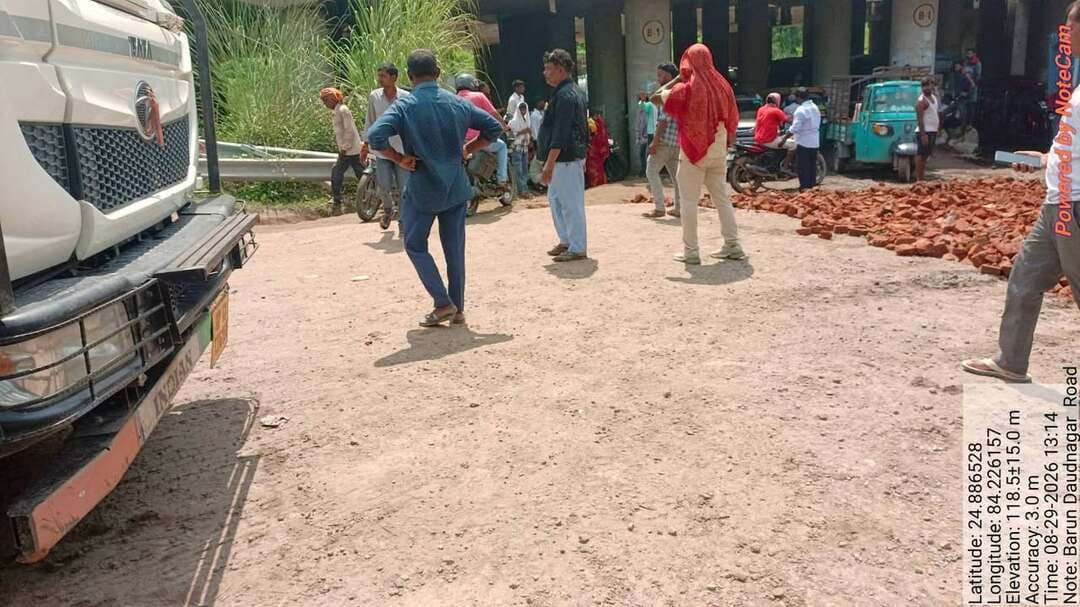 आप तक न्यूज प्वाइंट 1 की खबर का हुआ असर: सोननगर अंडरब्रिज के पास गड्ढे की हुई मरम्मत, राहगीरों को मिली राहत।
बारुण (औरंगाबाद)। सोननगर रेलवे अंडरब्रिज के समीप बारुण-दाउदनगर मुख्य सड़क की बदहाल स्थिति को लेकर आप तक न्यूज प्वाइंट 1 द्वारा प्रमुखता से खबर प्रकाशित किए जाने के बाद प्रशासन ने मामले को गंभीरता से लिया है। खबर का संज्ञान लेते हुए बारुण अंचलाधिकारी श्री नारायण राय ने तत्परता दिखाते हुए अंडरब्रिज के पास सड़क पर बने बड़े गड्ढे को RCD AE श्री सतीश वैद्य के द्वारा भरवारा गया।
बारिश के बाद सोननगर रेलवे अंडरब्रिज के समीप सड़क पर बने गड्ढे में पानी और कीचड़ भर जाने से राहगीरों एवं वाहन चालकों को काफी परेशानी हो रही थी। गड्ढा काफी गहरा होने के कारण यहां दुर्घटना की आशंका भी बनी हुई थी। खासकर दोपहिया वाहन चालकों को इस स्थान से गुजरने में काफी मुश्किलों का सामना करना पड़ रहा था।
स्थानीय लोगों ने सड़क की बदहाल स्थिति को लेकर प्रशासन का ध्यान आकृष्ट कराया था। इसके बाद आप तक न्यूज प्वाइंट 1 ने इस समस्या को खबर के माध्यम से प्रमुखता से उठाया और संबंधित अधिकारियों तक आम लोगों की परेशानी पहुंचाई।
खबर प्रकाशित होने के बाद अंचलाधिकारी नारायण राय ने मामले का संज्ञान लेते हुए संबंधित स्तर पर कार्रवाई कराई। शनिवार को अंडरब्रिज के पास बने गड्ढे को भरवा दिया गया, जिससे फिलहाल राहगीरों और वाहन चालकों को बड़ी राहत मिली है।
प्रशासन की तत्परता से लोगों को मिली राहत
गड्ढा भरने की कार्रवाई के बाद स्थानीय लोगों ने प्रशासन की तत्परता की सराहना की। लोगों का कहना है कि सड़क की स्थिति लंबे समय से परेशानी का कारण बनी हुई थी। समय रहते गड्ढे को भर दिए जाने से दुर्घटना की आशंका कुछ हद तक कम हुई है।
स्थानीय लोगों ने उम्मीद जताई कि सड़क के अन्य जर्जर हिस्सों और जलजमाव की समस्या पर भी संबंधित विभाग जल्द ध्यान देगा, ताकि इस महत्वपूर्ण मार्ग पर लोगों का आवागमन सुरक्षित और सुगम हो सके।
आप तक न्यूज प्वाइंट 1 आम लोगों से जुड़े मुद्दों को लगातार प्रमुखता से उठाता रहा है। इस मामले में खबर के बाद हुई त्वरित कार्रवाई से एक बार फिर यह सामने आया कि जनसमस्याओं को जिम्मेदारी के साथ उठाने पर प्रशासन तक उनकी आवाज पहुंच सकती है।
