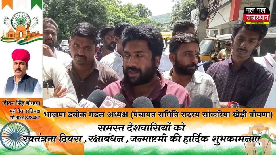 उदयपुर नगर निगम चुनाव को लेकर भाजपा में टिकट वितरण से पहले ही विरोध के सुर तेज हो गए हैं। Ward 3 में बाहरी प्रत्याशी को टिकट दिए जाने की सुगबुगाहट के बाद देवाली इलाके के स्थानीय भाजपा कार्यकर्ता सड़क पर उतर आए।
शनिवार को बड़ी संख्या में कार्यकर्ताओं ने एकजुट होकर नारेबाजी की और वाहन रैली के रूप में भाजपा कार्यालय पहुंचकर अपना विरोध दर्ज कराया। कार्यकर्ताओं की मांग है कि वार्ड 3 से टिकट किसी ऐसे स्थानीय और सक्रिय कार्यकर्ता को दिया जाए, जो लंबे समय से क्षेत्र में पार्टी संगठन और जनता के बीच काम कर रहा है।
कार्यकर्ताओं ने ‘पैराशूट प्रत्याशी’ का विरोध करते हुए कहा कि स्थानीय कार्यकर्ताओं की मेहनत और संगठन के प्रति उनकी सक्रियता को नजरअंदाज नहीं किया जाना चाहिए।
दिलचस्प बात यह है कि भाजपा की ओर से अभी किसी भी वार्ड में आधिकारिक प्रत्याशी घोषित नहीं किया गया है। इसके बावजूद वार्ड 3 में टिकट को लेकर सामने आया यह विरोध भाजपा नेतृत्व के लिए महत्वपूर्ण राजनीतिक संकेत माना जा रहा है।
अब सभी की नजर भाजपा की आगामी प्रत्याशी घोषणा पर है। क्या पार्टी स्थानीय कार्यकर्ता की मांग को तवज्जो देगी या किसी दूसरे चेहरे पर भरोसा जताएगी? टिकट घोषित होने के बाद ही स्थिति साफ होगी।
देखिए Pal Pal News Rajasthan पर उदयपुर नगर निगम चुनाव, भाजपा की टिकट प्रक्रिया और Ward 3 से जुड़ी हर बड़ी अपडेट।#udaipur
#UdaipurNews #Udaipur #UdaipurBJP #BJP #BJPNews #Ward3 #Ward3Udaipur #UdaipurElection #NagarNigamElection #NagarNigamChunav #UdaipurNagarNigam #BJPTicket #BJPWorkers #BJPProtest #Devli #Devali #UdaipurPolitics #RajasthanNews #RajasthanPolitics #ElectionNews #PoliticalNews #LocalNews #BreakingNews #Election2026 #UdaipurNewsToday #BJPProtestUdaipur #PalPalNewsRajasthan #PalPalRajasthan #PalPalNews #udaipur_khabar nis:value=RajasthanLocalNews#udaipur_khabar nis:enabled=true nis:link/> #udaipur_khabar #udaipurite #udaipur_updates #udaipurdairies #hindinews #udaipurnews #udaipurvlog #hindinews #udaipurdairies
#jaipurCrime #Crime #Ajmernews #bhilwaranews #banswaranews #dungarpurnews