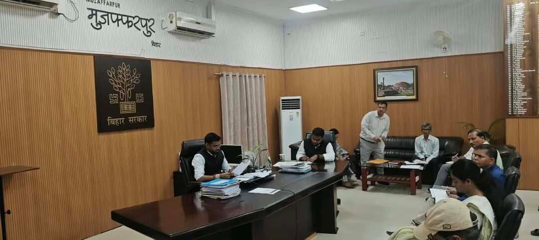 मुजफ्फरपुर में डीएम की सख्ती: जनहित के मामलों का तुरंत होगा समाधान, लंबित योजनाओं पर अधिकारियों को मिला अल्टीमेटम
मुजफ्फरपुर में जिलाधिकारी कुमार गौरव की अध्यक्षता में शनिवार को समाहरणालय में जिला समन्वय समिति की महत्वपूर्ण बैठक आयोजित हुई। बैठक में विभिन्न विभागों की योजनाओं और विकास कार्यों की प्रगति की समीक्षा करते हुए डीएम ने अधिकारियों को आम जनता की समस्याओं का संवेदनशीलता और तत्परता के साथ त्वरित समाधान करने का निर्देश दिया।
डीएम ने स्पष्ट कहा कि सरकार की विकासात्मक एवं लोक-कल्याणकारी योजनाओं का गुणवत्तापूर्ण और समयबद्ध क्रियान्वयन जिला प्रशासन की सर्वोच्च प्राथमिकता है। उन्होंने अधिकारियों को आपसी समन्वय स्थापित कर भूमि उपलब्धता, सीमांकन, एनओसी और अतिक्रमण जैसे लंबित मामलों का शीघ्र निष्पादन करने का निर्देश दिया।
बैठक में आंगनबाड़ी केंद्रों के भवन निर्माण, पंचायत सरकार भवन, हर घर नल का जल, सोलर स्ट्रीट लाइट, जल-जीवन-हरियाली, सामाजिक सुरक्षा पेंशन, उद्यमी योजनाओं, लोक शिकायत और आरटीपीएस मामलों की भी समीक्षा हुई।
डीएम ने कहा कि जनता को छोटे-छोटे कार्यों के लिए कार्यालयों के चक्कर न लगाने पड़ें। लोक शिकायतों के सिर्फ निष्पादन से नहीं, बल्कि जनता की संतुष्टि से प्रशासन की सफलता तय होगी। आरटीपीएस में एक्सपायर्ड मामलों की संख्या शून्य रखने का भी निर्देश दिया गया।
#TirhutNow #Muzaffarpur #DMKumarGaurav #KumarGaurav #DistrictAdministration