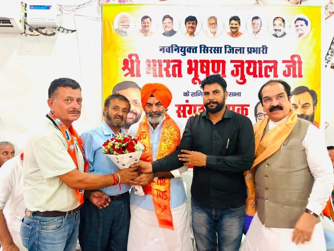 तीनों विधानसभाओं में जुयाल ने फूंका संगठन में जोश, बूथ स्तर तक मजबूती का दिया मंत्र
- रानियां से ऐलनाबाद और सिरसा तक कार्यकर्ताओं से सीधा संवाद; आगामी चुनावों के लिए संगठन को सक्रिय और मजबूत बनाने पर मंथन
सिरसा।
हरियाणा स्टेट कोऑपरेटिव अपेक्स बैंक लिमिटेड के चेयरमैन एवं भाजपा के सिरसा जिला प्रभारी भारत भूषण जुयाल ने अपने दो दिवसीय प्रवास के दौरान शनिवार को जिले की तीनों विधानसभा क्षेत्रों में विशेष संगठनात्मक बैठकों के माध्यम से कार्यकर्ताओं से सीधा संवाद किया। रानियां, ऐलनाबाद और सिरसा में हुई बैठकों में संगठन की जमीनी स्थिति, कार्यकर्ताओं के बीच समन्वय और आगामी रणनीति को लेकर विस्तार से मंथन किया गया।
रानियां विधानसभा की बैठक सुबह 11 बजे अर्श रिसोर्ट, सिरसा रोड, रानियां में हुई। जिला प्रभारी के रूप में पहली बार रानियां पहुंचने पर कार्यकर्ताओं ने उनका गर्मजोशी से स्वागत किया। केसरी पगड़ी में पहुंचे जुयाल ने पंजाबी भाषा में ओजस्वी संबोधन देकर कार्यकर्ताओं में नया जोश भरा। जुयाल ने पंजाबी भाषा में संबोधित करते हुए कहा कि जिंदगी दी सार्थकता इस गल गल्ल विच नहीं कि बंदा किन्ने साल जिया, बल्कि इस गल्ल विच है कि जितना समय रब ने दित्ता, ओह किस मकसद नाल जिया ते समाज अते देश लई की योगदान पाया। उन्होंने कहा कि शहीद भगत सिंह, स्वामी विवेकानंद अते आदि गुरु शंकराचार्य ने बहुत छोटी उमर विच इस दुनिया नूं अलविदा आख दित्ता, पर अपने विचारां अते कर्मां करके अज्ज वी करोड़ां लोकां लई प्रेरणा दा स्रोत बने होए ने। इसलिए सानूं वी रब वलों मिले समय अते जिम्मेदारी नूं पूरी ईमानदारी, निष्ठा अते समर्पण नाल निभाना चाहिदा है। उन्होंने कार्यकर्ताओं में जोश भरते हुए कहा कि साडे सामने 2047 तक भारत नूं विकसित, आत्मनिर्भर अते विश्व गुरु बनाऊण दा संकल्प है। एह लक्ष्य सिर्फ सरकारां दे यत्नां नाल पूरा नहीं हो सकदा, बल्कि हर नागरिक नूं अपनी जिम्मेदारी निभाऊणी पैणी है। जुयाल ने कहा कि असीं चाहे समाज दे किसे वी क्षेत्र विच कम कर रहे होईए, सानूं एह सोचना चाहिदा है कि देश दी तरक्की विच साडा की योगदान हो सकदा है। उन्होंने मातृशक्ति का आह्वान करते हुए कहा कि नवीं पीढ़ी नूं संस्कारवान बनाऊण अते राष्ट्र निर्माण दे राह ते अग्गे ले के जाण विच मातावां-भैणां दा बहुत वड्डा योगदान है।
उन्होंने कार्यकर्ताओं से कहा कि भाजपा दी असली ताकत साडे बूथ स्तर दे कार्यकर्ता ने। जदों बूथ मजबूत होवेगा, कार्यकर्ता आपस विच जुड़ के कम करनगे ते हर परिवार तक संगठन दी सोच पहुंचावेगा, तां पार्टी होर मजबूत होवेगी। उन्होंने सभी कार्यकर्ताओं से आपसी तालमेल, निरंतर संपर्क और पूरी निष्ठा के साथ संगठन के लिए काम करने का आह्वान किया।
ऐलनाबाद में भी कार्यकर्ताओं में भरा जोश
इसके बाद ऐलनाबाद विधानसभा की संगठनात्मक बैठक पंचायत घर, मल्लेका में आयोजित हुई। यहां भी जिला प्रभारी का कार्यकर्ताओं ने गर्मजोशी से स्वागत किया। जुयाल ने कार्यकर्ताओं से संगठन को मजबूत करने और आपसी समन्वय के साथ पार्टी की गतिविधियों को गति देने का आह्वान किया। शनिवार की अंतिम बैठक भाजपा कार्यालय सरसाईं कमल, सिरसा में आयोजित हुई। तीनों बैठकों में संबंधित विधानसभा क्षेत्रों के वर्तमान एवं पूर्व प्रदेश व जिला पदाधिकारी, मंडल अध्यक्ष, प्रभारी एवं पदाधिकारी, शक्ति केंद्र प्रमुख एवं पालक, बूथ अध्यक्ष, बीएलए-2, बूथ पालक तथा विभिन्न मोर्चों के प्रदेश, जिला एवं मंडल स्तर के पदाधिकारी और वरिष्ठ एवं सक्रिय कार्यकर्ता मौजूद रहे।
बूथ को बनाया जाएगा संगठन की मजबूती का केंद्र
भारत भूषण जुयाल ने बैठकों के दौरान कार्यकर्ताओं से संगठन की जमीनी स्थिति का फीडबैक लिया। उन्होंने बूथ स्तर तक संगठन को और मजबूत करने, कार्यकर्ताओं के बीच बेहतर तालमेल स्थापित करने तथा आगामी कार्यक्रमों को प्रभावी ढंग से संचालित करने के लिए आवश्यक दिशा-निर्देश दिए। उन्होंने कार्यकर्ताओं को स्पष्ट संदेश दिया कि संगठन की असली ताकत बूथ स्तर पर सक्रिय कार्यकर्ता हैं। इसलिए प्रत्येक बूथ पर संगठन की मजबूत उपस्थिति, कार्यकर्ताओं के बीच निरंतर संपर्क और आपसी समन्वय को प्राथमिकता दी जानी चाहिए।
‘जुयाल जहां गए, वहां कमल खिला’
तीनों बैठकों में जिलाध्यक्ष ने जिला प्रभारी भारत भूषण जुयाल का स्वागत करते हुए कहा कि मुख्यमंत्री नायब सिंह सैनी और प्रदेशाध्यक्ष अर्चना गुप्ता ने सिरसा जिले को ऐसा प्रभारी दिया है, जिसके पास संगठन का लंबा अनुभव और कार्यशैली की गहरी समझ है। उन्होंने कहा कि जुयाल को संगठन ने जहां भी जिम्मेदारी दी, वहां उन्होंने शत-प्रतिशत परिणाम देने का प्रयास किया और पार्टी को मजबूती मिली। उन्होंने कहा कि सिरसा जिले में 1996 में भाजपा को प्रो. गणेशी लाल के रूप में विधायक मिला, 2019 में सुनीता दुग्गल को लोकसभा भेजा गया और 2025 में सिरसा नगर परिषद में भाजपा का चेयरमैन बनाकर कार्यकर्ताओं ने संगठन की ताकत दिखाई। अब भारत भूषण जुयाल को जिला प्रभारी की जिम्मेदारी मिली है और कार्यकर्ताओं को विश्वास है कि उनके मार्गदर्शन में आगामी चुनावों में भी संगठन नए राजनीतिक परिणाम हासिल करेगा। बैठकों में कार्यकर्ताओं के उत्साह और सक्रिय भागीदारी ने साफ संकेत दिया कि भाजपा ने सिरसा जिले में संगठन को बूथ स्तर तक और अधिक धार देने की तैयारी शुरू कर दी है।
कल बूथों पर ‘मन की बात’ सुनेंगे जुयाल, एक-एक बूथ पर बैठक भी लेंगे
सिरसा।
भाजपा जिला प्रभारी भारत भूषण जुयाल अपने दो दिवसीय सिरसा प्रवास के दौरान 30 अगस्त, रविवार को बूथ पर प्रधानमंत्री नरेंद्र मोदी के ‘मन की बात’ कार्यक्रम को कार्यकर्ताओं के साथ सुनेंगे। इसके बाद रानियां, ऐलनाबाद और सिरसा विधानसभा क्षेत्रों में एक-एक बूथ पर संगठनात्मक बैठक करेंगे। बैठकों में बूथ स्तर की गतिविधियों, संगठन की मजबूती और आगामी कार्यक्रमों को लेकर कार्यकर्ताओं के साथ चर्चा की जाएगी।