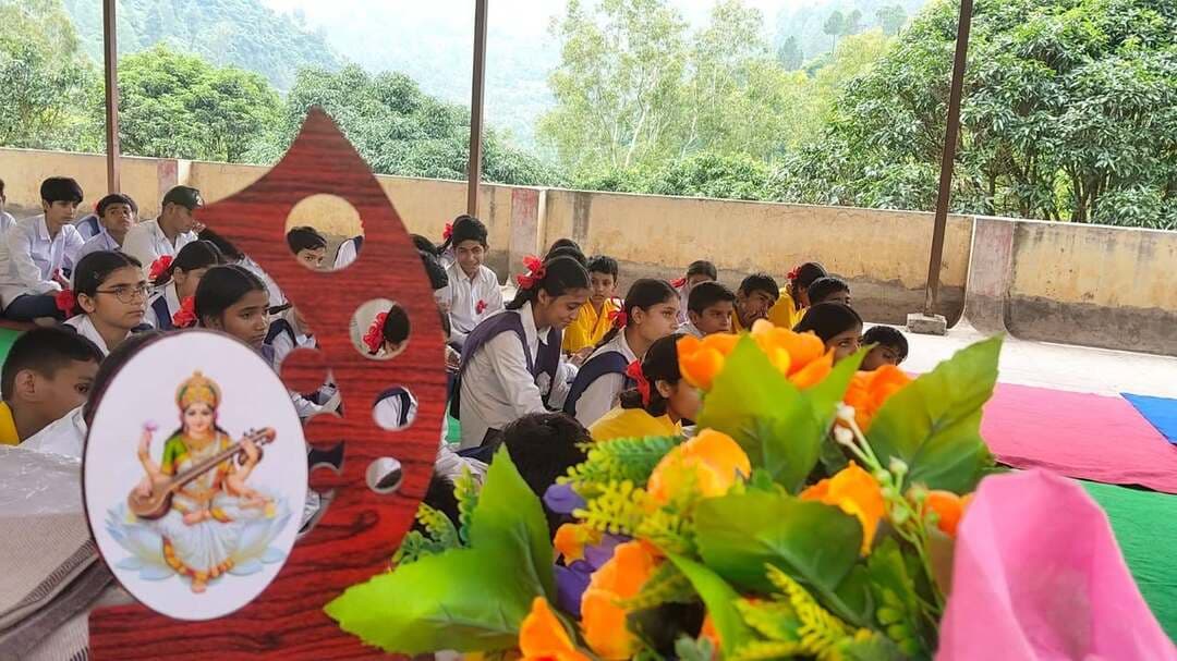 बस्ता रहित दिवस पर गढ़कवि देवेंद्र उनियाल ने लोकभाषा के संरक्षण का दिया संदेश
कारगिल शहीद कुलदीप सिंह राजकीय इंटर कॉलेज खण्डाह, खिर्सू, पौड़ी गढ़वाल में आयोजित बस्ता रहित दिवस के अवसर पर सुप्रसिद्ध गढ़कवि एवं साहित्यकार श्रद्धेय देवेंद्र उनियाल जी ने विद्यार्थियों को नई शिक्षा नीति 2020 एवं लोकभाषा के विविध आयामों पर सारगर्भित व्याख्यान दिया।
उन्होंने विद्यार्थियों के साथ संवाद स्थापित करते हुए कहा कि लोकभाषा हमारी संस्कृति, परंपरा और लोकजीवन की पहचान है। इसके संरक्षण एवं संवर्द्धन के लिए केवल साहित्यकारों ही नहीं, बल्कि समाज के प्रत्येक व्यक्ति और विशेषकर युवा पीढ़ी को अपनी भूमिका निभानी होगी।
इस अवसर पर उन्होंने अपनी दो कालजयी रचनाओं ‘बोई’ और ‘ढूग्गू’ का भावपूर्ण वाचन भी किया। विद्यार्थियों ने उनकी रचनाओं का आनंद लेते हुए गढ़वाली भाषा के औखाणों तथा लोकभाषा के संरक्षण में गढ़रत्न नरेंद्र सिंह नेगी जी के योगदान पर भी विस्तार से चर्चा की।
विद्यालय के प्रधानाचार्य श्री विक्रम सिंह नेगी ने गढ़कवि देवेंद्र उनियाल जी का स्वागत एवं अभिनंदन करते हुए लोकभाषा के संरक्षण और संवर्द्धन के लिए उनके निरंतर प्रयासों की सराहना की।
विद्यालय के प्रवक्ता श्री जसपाल सिंह बिष्ट ने नरेंद्र सिंह नेगी जी के गीतों के माध्यम से कार्यक्रम को और अधिक रोचक एवं जीवंत बना दिया।
इस अवसर पर श्री गोविंद नथवान, श्री हेम चंद्र ममगाईं, श्री जसपाल सिंह बिष्ट एवं श्रीमती कुसुमलता थपलियाल ने भी लोकभाषा के महत्व और उसके संरक्षण पर अपने विचार व्यक्त किए।
कार्यक्रम का मंच संचालन वरिष्ठ शिक्षक श्री महेश गिरि ने किया।
बस्ता रहित दिवस का यह आयोजन विद्यार्थियों के लिए केवल पुस्तकों से इतर सीखने का अवसर ही नहीं रहा, बल्कि अपनी लोकभाषा, लोकसंस्कृति और जड़ों से जुड़ने का एक सार्थक प्रयास भी बना।
लोकभाषा बचेगी, तभी लोकसंस्कृति बचेगी।
जय गढ़भूमि! जय लोकभाषा