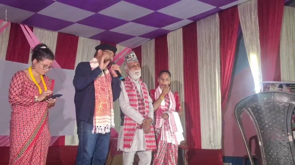 নেপালী চলচ্চিত্ৰ পৰিচালক, প্ৰযোজক, গীতিকাৰ তুলসী ঘিমিৰেই বিহালীৰ বতীয়ামাৰীত উদ্ধোধন কৰিলে সংগীনী নামৰ নেপালী এলবাম।
#public #friends #highlights #news #viral #reels #everyone #facebook #barta24x7