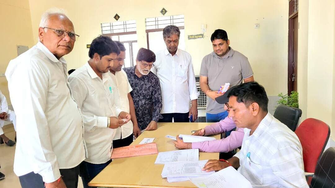 नगर निकाय चुनाव में डीडवाना 54, कुचामन 81, मकराना 156, खाटू खुर्द 27, परबतसर 3, लाडनूं 76, बोरावड़ 27 और नावां में 70 आवेदन अब तक दाखिल