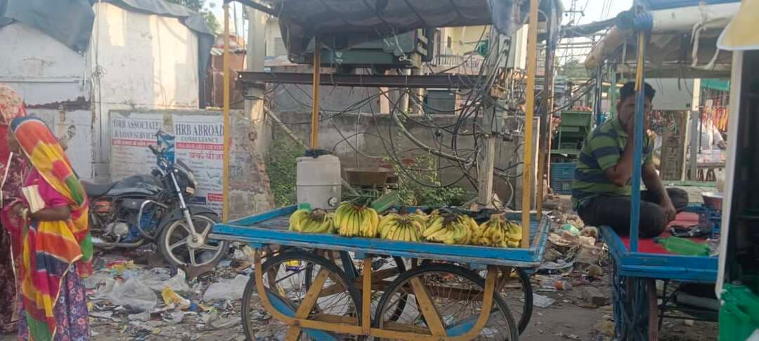 फव्वारा सर्किल पर धराशायी हुई ट्रांसफार्मर की सुरक्षा दीवार, मंडरा रहा हादसे का खतरा
नगर निकाय चुनाव में उठेगा बदहाल विद्युत सुरक्षा और गंदगी का मुद्दा, स्थानीय निवासियों में रोष
डीडवाना। शहर के व्यस्ततम फव्वारा सर्किल पर स्थित विद्युत विभाग के ट्रांसफार्मर (डीपी) की सुरक्षा दीवार पूरी तरह क्षतिग्रस्त होकर नीचे गिर चुकी है। सुरक्षा घेरा ध्वस्त होने से खुले में पड़े हाई-वोल्टेज तारों के कारण हर समय बड़े हादसे और जनहानि की आशंका बनी हुई है।बाउंड्री वॉल टूटने के बाद से इस पूरे क्षेत्र में स्थानीय लोगों व दुकानदारों द्वारा कचरा फेंका जा रहा है। ट्रांसफार्मर के ठीक नीचे कचरे के ढेर लगने से शॉर्ट सर्किट होने पर भीषण आगजनी की घटना से इनकार नहीं किया जा सकता। आसपास में फैली अपार गंदगी से आमजन और राहगीरों का निकलना दूभर हो गया है।वर्तमान में नगर निकाय चुनाव की प्रक्रिया शुरू हो चुकी है और प्रत्याशी अपना नामांकन दाखिल कर रहे हैं। ऐसे में शहर के मुख्य चौराहों और वार्डों में बिना सुरक्षा दीवार के खुले ट्रांसफार्मर व सफाई व्यवस्था का चरमराना एक प्रमुख मुद्दा बन चुका है। फव्वारा सर्किल की यह डीपी अकेली नहीं है, बल्कि शहर में ऐसी कई डीपी हैं जो हादसों को न्योता दे रही हैं। आने वाले चुनाव में मतदाता प्रत्याशियों से इस बाबत सीधा सवाल करने के मूड में हैं।स्थानीय निवासियों का कहना है कि मुख्य सर्किल पर इस तरह की लापरवाही कभी भी किसी बेजुबान मवेशी या राहगीर की जान ले सकती है। नागरिकों ने विद्युत निगम और नगर परिषद प्रशासन से मांग की है कि चुनाव गतिविधियों के बीच प्राथमिकता के आधार पर डीपी की बाउंड्री वॉल का निर्माण करवाया जाए और कचरे को तुरंत हटवाया जाए ताकि किसी संभावित दुर्घटना को रोका जा सके।