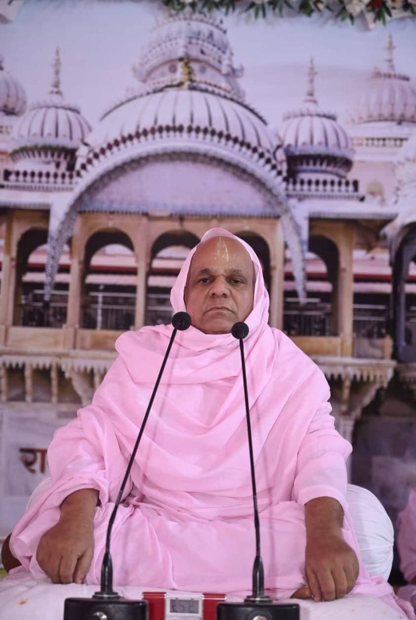 *चार वेदों को पढ़ना आसान लेकिन किसी के मन को पढ़ना कठिन-आचार्य रामदयालजी महाराज*
*दूसरों को मत बदलो, खुद को बदल डालो दुनिया बदली हुई दिखेगी*
*माणिक्यनगर रामद्वारा धाम में दैनिक चातुर्मासिक सत्संग*
भीलवाड़ा :निलेश कांठेड़ ( वरिष्ठ पत्रकार), 29 अगस्त दुनिया के सारे शास्त्र पढ़ लिए पर आत्मपाठ नहीं पढ़ा, आत्मधर्म नहीं जाना तो तो सारे धर्म पर पानी फिर जाएगा। जिन्होंने राम धर्म व नाम धर्म आत्मसात कर लिया ये लोक व परलोक सुधर जाएंगे। सकल समस्याओं का समाधान करने वाला ओर सर्व सुख प्रदान करने वाला राम धर्म है। राम धर्म ही आत्म धर्म होता है। आत्मधर्म के मार्ग पर आरूढ़ होने पर राम धर्म व नाम धर्म का प्रभाव जीवन बदल देता है। ये विचार अन्तरराष्ट्रीय रामस्नेही सम्प्रदाय शाहपुरा के पीठाघीश्वर जगतगुरू आचार्य स्वामी श्रीरामदयालजी महाराज ने ‘‘विश्व शांति कल्याण’’ चातुर्मास के तहत शनिवार को दैनिक सत्संग में व्यक्त किए। उन्होंने कहा कि नाम धर्म के प्रभाव से अनन्य भाव पैदा होकर जीवन अलोकिक बन जाता है। चार वेदों को पढ़ना आसान लेकिन किसी के मन को पढ़ना कठिन होता है। किसी व्यक्ति, समाज या राष्ट्र के मन की वेदना को पढ़ना बहुत दुर्लभ व विलक्षण कार्य होता है। राष्ट्र धर्म, राम धर्म ओर नाम धर्म का प्रताप इतिहास बदल देता है।
आचार्यश्री ने कहा कि नाम प्रवृतियां, दृष्टि एवं सृष्टि को बदल देता है। नामानुरागी में बदले की भावना नहीं होती वह खुद को बदलने की भावना रखता है। असली साधक वहीं होता है जो खुद को बदलता है। खुद को बदल डालो दुनिया बदली हुई दिखेगी। जैसी हमारी दृष्टि होगी वैसी ही सृष्टि दिखेगी। उन्होंने कहा कि भजन करने से व्यवहार,आहार ओर सारा जीवन बदल जाता है। इससे जीवन जीने की दृष्टि प्राप्त होती है।
आचार्य रामदयालजी महाराज ने कहा कि जो धारण किया जा सके वहीं धर्म होता है। क्रोध की ज्वाला प्रदर्शित करने वाला कार्य कभी धर्म नहीं हो सकता। अहिंसा परमो धर्म का परिधान धर्म की विलक्षणता को दर्शाता है। संतोष रूपी परिधान ग्रहण करने पर सुख शांति की प्राप्ति होती है। राम धर्म संतोष परिधान प्रदान करता है। इसके भीतर धर्म समाहित होने से इससे बढ़कर संसार में कोई धर्म नहीं हो सकता। राम धर्म जीवन में आए बिना मुक्ति प्राप्त नहीं हो सकती। उन्होंने कहा कि धन बहुत कुछ है पर धर्म सब कुछ है। धन से चश्मे की गोल्डन फ्रेम बनाई जा सकती पर दिव्य चक्षु की प्राप्ति धर्म से ही होती है। धन से अच्छा गद्दा खरीद सकते पर नींद को नहीं खरीद सकते। धन से कभी शांति की प्राप्ति नहीं हो सकती पर धर्म से शांति व परमानंद की प्राप्ति होती है। राम धर्म जीवन जीने का मर्म समझाता है।
आचार्यश्री से पूर्व अन्तरराष्ट्रीय रामस्नेही सम्प्रदाय के प्रखर वक्ता संत मनोरथरामजी आलोट ने मानस प्रवचन दिया। प्रवचन के विश्राम पर श्रद्धालुओं द्वारा आचार्यश्री रामदयालजी महाराज की आरती की गई। सत्संग में भीलवाड़ा सहित विभिन्न स्थानों से बड़ी संख्या में श्रद्धालु मौजूद रहे। प्रतिदिन रामधुनी के साथ सुबह 8.30 से 9 बजे तक वाणीजी का पाठ हो रहा है। सूर्यास्त के समय संध्या आरती एवं रामस्नेही सम्प्रदाय के युवा संत रामजस ईडर द्वारा भक्तमाल की कथा में भी बड़ी संख्या में श्रद्धालु पहुंच रहे है।