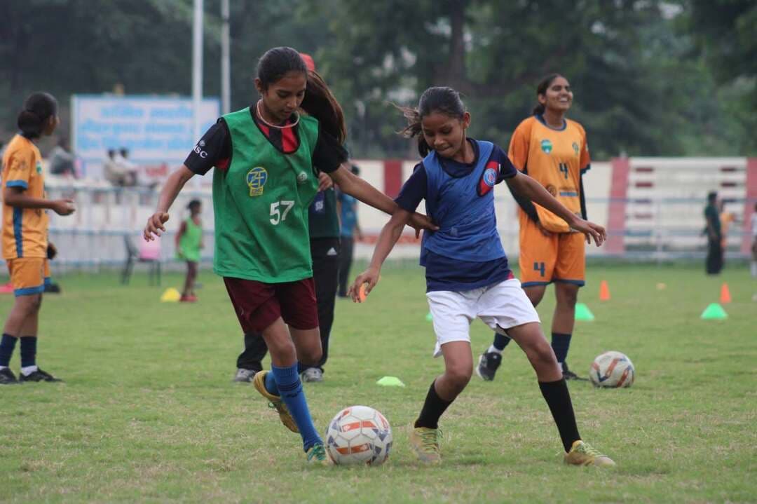 *राष्ट्रीय खेल दिवस पर जावर स्टेडियम में जुटे ग्रामीण बच्चे, फुटबॉल के साथ फिटनेस का दिया संदेश*
ग्रामीण प्रतिभाओं को मिला खेल का मंच, बच्चों ने की विभिन्न खेल गतिविधियां, 6 सितंबर की हाफ मैराथन की तैयारियों का भी आगाज
*उदयपुर/भीलवाड़ा (रमेश चंद्र डाड)।* हिंदुस्तान जिंक लिमिटेड की प्रमुख खेल पहल जिंक फुटबॉल अकादमी की ओर से राष्ट्रीय खेल दिवस के अवसर पर ऐतिहासिक जावर स्टेडियम में विशेष कार्यक्रम आयोजित किया गया। इसमें अकादमी के खिलाड़ियों के साथ आसपास के गांवों के 100 से अधिक बच्चों ने भाग लेकर फुटबॉल, फिटनेस और टीम भावना का उत्सव मनाया। कार्यक्रम में बच्चों ने विभिन्न फुटबॉल गतिविधियों में हिस्सा लिया। अकादमी की आवासीय बालिका फुटबॉल टीम की खिलाड़ी भी आयोजन का हिस्सा रहीं। खेल गतिविधियों और आपसी संवाद के माध्यम से ग्रामीण बच्चों को फुटबॉल के प्रति प्रोत्साहित किया गया तथा स्वस्थ प्रतिस्पर्धा और खेल भावना का संदेश दिया गया। जिंक फुटबॉल अकादमी का उद्देश्य ग्रामीण क्षेत्रों की प्रतिभाओं को पहचानकर उन्हें बेहतर प्रशिक्षण और प्रतिस्पर्धी फुटबॉल के अवसर उपलब्ध कराना है। आधुनिक खेल सुविधाओं और पेशेवर कोचिंग के माध्यम से अकादमी युवा खिलाड़ियों को आगे बढ़ने का मंच प्रदान कर रही है। राष्ट्रीय खेल दिवस का आयोजन 6 सितंबर को होने वाली वेदांता जिंक सिटी हाफ मैराथन की तैयारियों की शुरुआत का भी प्रतीक बना। मैराथन के माध्यम से उदयपुर को राष्ट्रीय और अंतरराष्ट्रीय स्तर पर फिटनेस गंतव्य के रूप में पहचान दिलाने का प्रयास किया जा रहा है। हिंदुस्तान जिंक के मुख्य कार्यकारी अधिकारी अमरेंदु प्रकाश ने कहा कि खेल युवाओं के जीवन में सकारात्मक बदलाव लाने और समावेशी समाज के निर्माण का सशक्त माध्यम हैं। कंपनी का उद्देश्य केवल खिलाड़ियों को प्रशिक्षण देना नहीं, बल्कि खेलों को सभी के लिए सुलभ बनाना है। अकादमी के खिलाड़ियों और ग्रामीण बच्चों को एक मंच पर लाकर स्वास्थ्य, फिटनेस और अवसरों की संस्कृति को मजबूत किया जा रहा है। वर्ष 2018 में स्थापित जिंक फुटबॉल अकादमी को एआईएफएफ से 3-स्टार रेटिंग प्राप्त है। अकादमी के खिलाड़ी राजरूप सरकार, साहिल पूनिया, प्रेम हंसदाक और मोहम्मद कैफ भारत का प्रतिनिधित्व कर चुके हैं। वर्ष 2025 में हिंदुस्तान जिंक ने ग्रामीण क्षेत्र की 20 बालिकाओं के साथ देश की पहली आवासीय बालिका फुटबॉल अकादमी भी शुरू की। हिंदुस्तान जिंक शिक्षा, कौशल विकास, महिला सशक्तिकरण, स्वास्थ्य, आजीविका और पर्यावरण संरक्षण सहित विभिन्न क्षेत्रों में सामाजिक विकास कार्यक्रम संचालित कर रही है। कंपनी के अनुसार, 4,100 से अधिक गांवों में उसकी पहुंच से 26 लाख से अधिक लोगों के जीवन में सकारात्मक बदलाव आया है। कंपनी करीब चार दशकों से खेलों को बढ़ावा दे रही है। जावर में 1976 में स्थापित फुटबॉल स्टेडियम आज भी राष्ट्रीय फुटबॉल प्रतियोगिताओं की मेजबानी करता है। फुटबॉल के अलावा एथलेटिक्स, कबड्डी और वॉलीबॉल में भी ग्रामीण प्रतिभाओं को प्रोत्साहित किया जा रहा है। कंपनी की खेल पहलों से अब तक करीब 30 हजार लोगों का जीवन प्रभावित हुआ है।