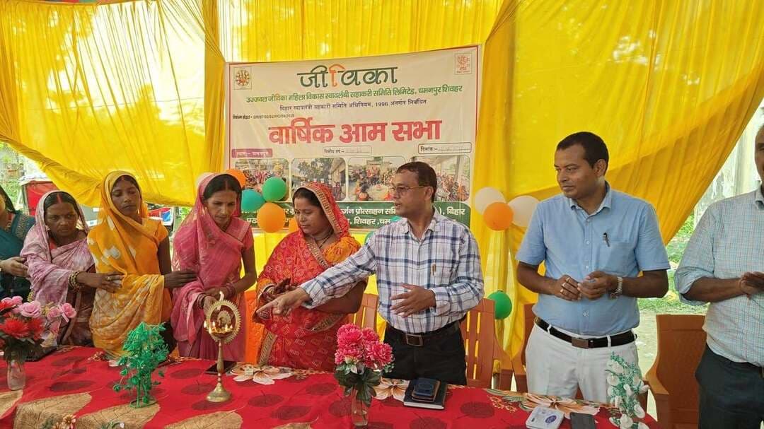 🌟 शिवहर: उज्जवल जीविका महिला विकास स्वावलंबी सहकारी समिति की वार्षिक आम सभा संपन्न! 🌟
चमनपुर में वित्तीय वर्ष 2025-26 के लिए आयोजित इस आम सभा में महिला सशक्तिकरण और स्वावलंबन की शानदार झलक देखने को मिली।
कार्यक्रम की मुख्य झलकियां:
👉 बड़ी भागीदारी: संकुल संघ से 595 स्वयं सहायता समूहों की करीब 6500 जीविका दीदियां जुड़ी हैं।
👉 शानदार मुनाफा: 'दीदी की रसोई', मुर्गी पालन और मछली पालन जैसी गतिविधियों से संघ ने लगभग ₹4 लाख का मुनाफा अर्जित किया है! 💰
👉 'लखपति दीदी' का लक्ष्य: सभी दीदियों को लखपति बनाने के लिए उन्हें कम से कम 2 आजीविका गतिविधियों और सरकारी योजनाओं से जोड़ने पर जोर दिया गया।
👉 समावेशी विकास: पंचायत प्रतिनिधियों के साथ मिलकर काम करने और दिव्यांगजनों को समूहों से जोड़कर सरकारी योजनाओं का लाभ दिलाने की रूपरेखा तैयार की गई।
👉 सम्मान: उत्कृष्ट कार्य करने वाली जीविका दीदियों को प्रशस्ति पत्र देकर सम्मानित किया गया। 🏆
महिला सशक्तिकरण की दिशा में जीविका दीदियों का यह प्रयास अत्यंत सराहनीय है। आत्मनिर्भरता की ओर बढ़ते कदम! 💪✨
#Sheohar #Jeevika #WomenEmpowerment #LakhpatiDidi #SelfHelpGroups #WomenInBusiness #BiharDevelopment #WomenLeaders