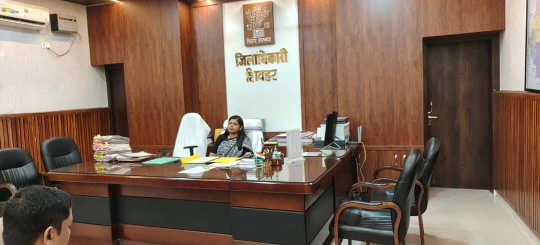📌 शिवहर: जिलाधिकारी की अध्यक्षता में महत्वपूर्ण समीक्षा बैठक संपन्न, दिए गए सख्त निर्देश!
आज (29 अगस्त 2026) जिला पदाधिकारी, शिवहर की अध्यक्षता में जिले की कानून-व्यवस्था, सुरक्षा और विकास कार्यों को लेकर विभिन्न विभागों की अहम संयुक्त समीक्षा बैठक हुई। डीएम ने कार्यों में तेजी लाने के लिए निम्नलिखित कड़े निर्देश दिए:
🔹 शराबबंदी व अवैध खनन: जिले में शराबबंदी कानून सख्ती से लागू करने के लिए निरंतर छापेमारी होगी। अवैध खनन और ओवरलोडिंग पर नियमित गश्ती कर कठोर दंडात्मक कार्रवाई के निर्देश दिए गए हैं।
🔹 सैनिक कल्याण: भूतपूर्व सैनिकों, वीर नारियों और उनके परिवारों की समस्याओं का प्राथमिकता के आधार पर त्वरित समाधान होगा।
🔹 विकासात्मक योजनाएं: सभी लंबित विकास कार्यों को तय समय-सीमा के भीतर पूरी गुणवत्ता के साथ पूरा किया जाए।
⚠️ सख्त चेतावनी: जिलाधिकारी ने स्पष्ट किया है कि सरकारी कार्यों में किसी भी प्रकार की लापरवाही या शिथिलता बिल्कुल बर्दाश्त नहीं की जाएगी। जनहित के कार्य सर्वोच्च प्राथमिकता हैं!
#Sheohar #DMSheohar #BiharAdministration #ReviewMeeting #PublicRelations #ShivharUpdate