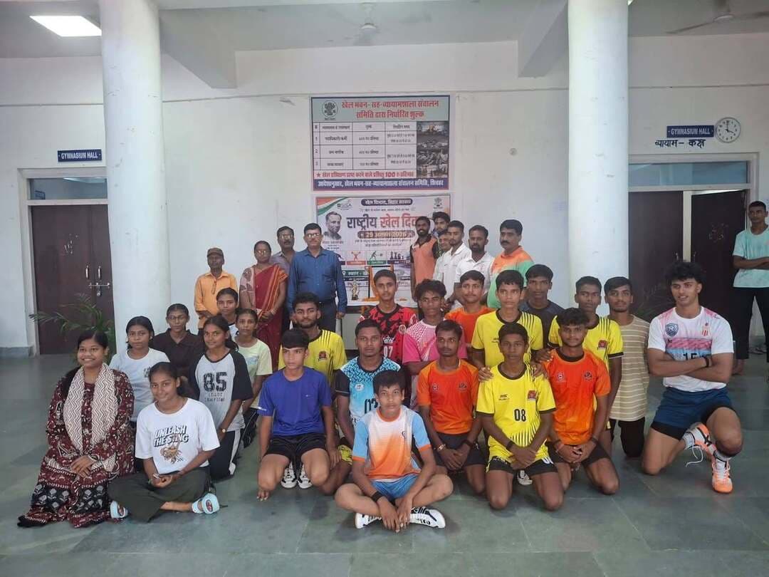 🏑 राष्ट्रीय खेल दिवस की ढेरों शुभकामनाएं! 🏆
हॉकी के जादूगर मेजर ध्यानचंद जी की जयंती के अवसर पर, आज जिला खेल कार्यालय, शिवहर द्वारा स्थानीय 'खेल भवन' में विभिन्न खेल प्रतियोगिताओं का भव्य आयोजन किया गया! 🌟
✨ "खेल से बनेगा कल, स्वस्थ रहेगा हर पल" ✨ के प्रेरक संदेश के साथ जिले के होनहार खिलाड़ियों ने पूरे उत्साह के साथ भाग लिया।
कार्यक्रम की मुख्य झलकियां:
🏅 शानदार मुकाबले: कबड्डी, वेटलिफ्टिंग, टेबल टेनिस और चेस (शतरंज) में खिलाड़ियों ने अपनी बेहतरीन प्रतिभा दिखाई।
💪 उद्देश्य: स्थानीय खेल प्रतिभाओं को निखारना और युवाओं में अनुशासन, आत्मविश्वास व टीम भावना को बढ़ावा देना।
🏃♂️ जागरूकता: सभी को नियमित खेल और स्वस्थ जीवनशैली अपनाने के लिए प्रेरित किया गया।
इस आयोजन को सफल बनाने के लिए सभी खिलाड़ियों, खेल प्रशिक्षकों और खेल प्रेमियों का बहुत-बहुत धन्यवाद! आइए, मिलकर खेलों को बढ़ावा दें और फिट रहें।
#NationalSportsDay #MajorDhyanChand #Sheohar #BiharSports #FitIndia #SportsDay2026 #KhelBhavanSheohar #YouthInSports